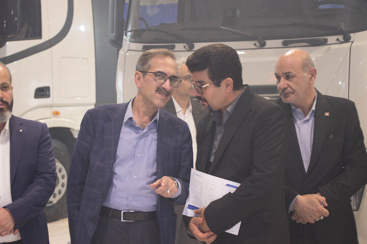 رونمایی از اتوبوس زامیاد در نمایشگاه خودرو شیراز