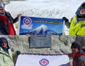 پرچم بانک ایران زمین بر فراز قله دماوند