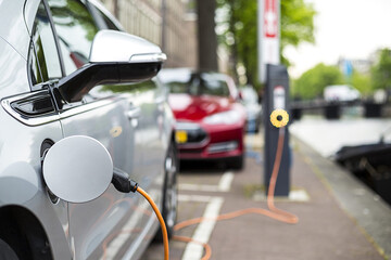 واردکنندگان خودرو برقی زیرساخت شارژ را تامین کنند / زیرساخت برق، برای ورود ایستگاه های شارژ به شبکه برق شهری مساعد نیست