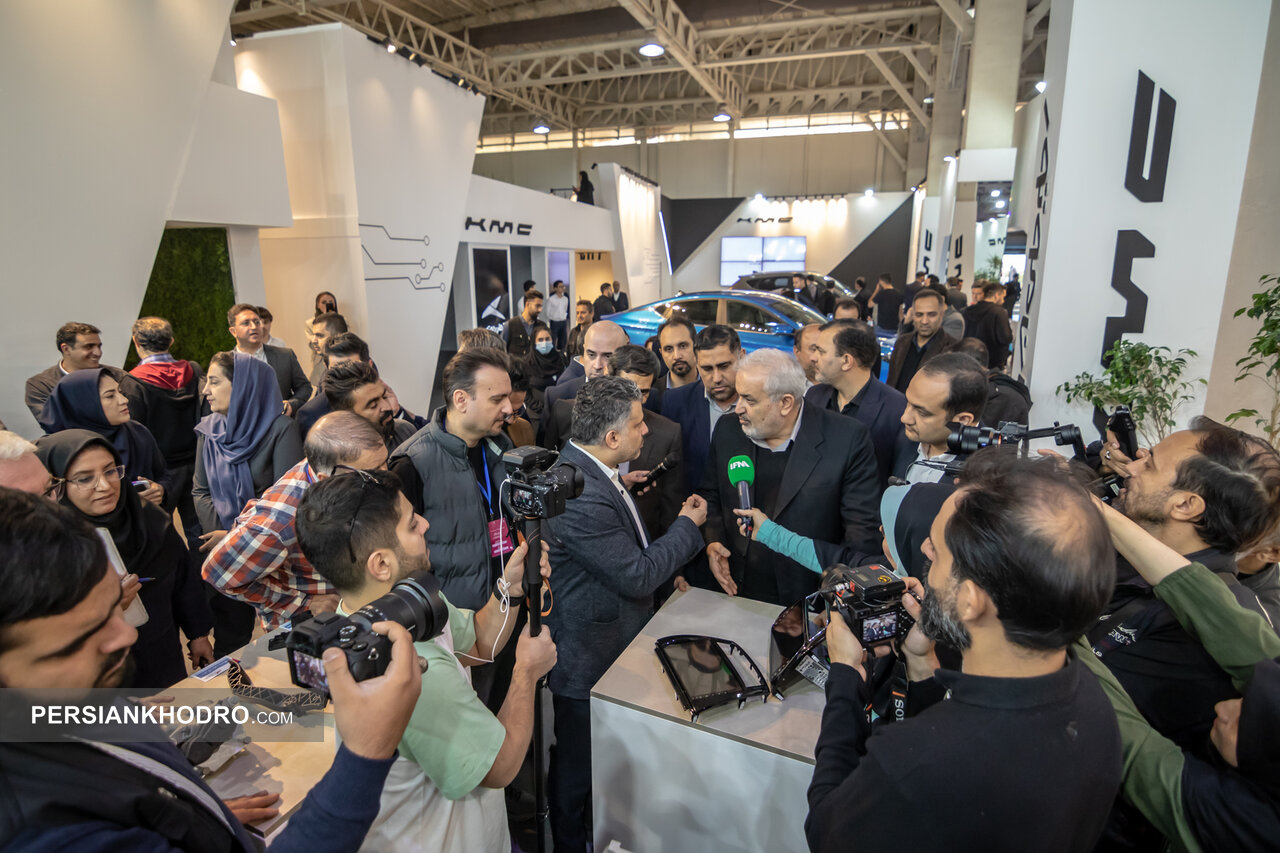 وزیر صمت در غرفه کرمان موتور