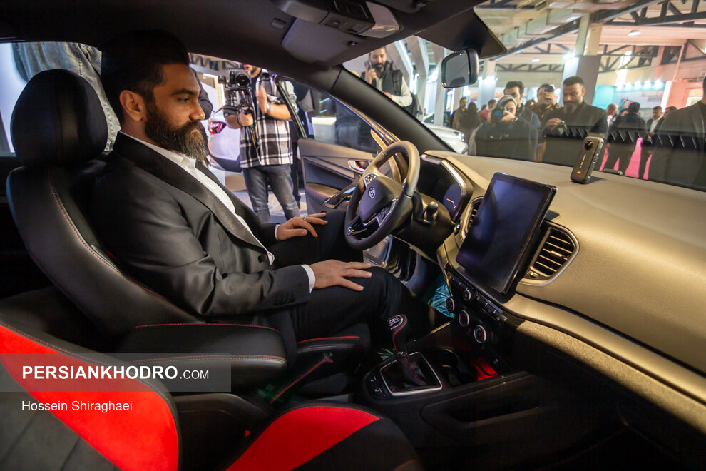 علی زند وکیلی با خودرو روسی