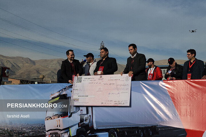 اهدای چک سی میلیون تومانی به برنده نخست همایش برترین کشنده رنو تی