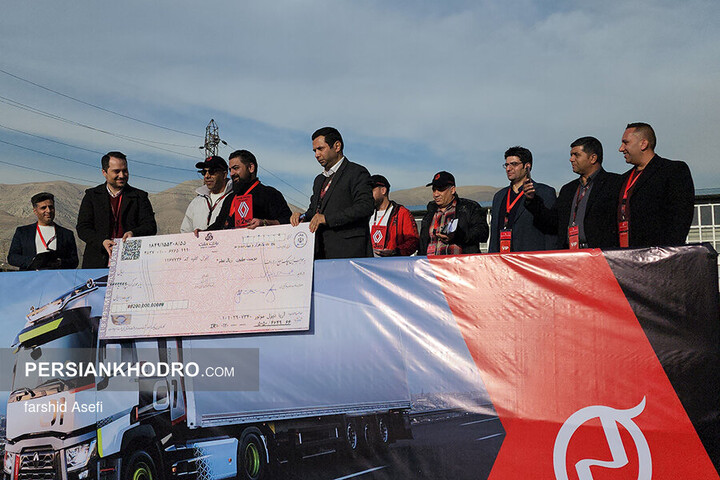 اهدای چک بیست میلیون تومانی به برنده دوم همایش برترین کشنده رنو تی