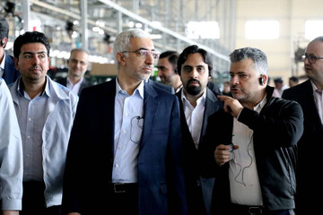 رئیس سازمان بورس به کرمان موتور رفت(+عکس)/ رونمایی از برنامه تولید سالانه ۲۵۰ هزار خودرو در کرمان موتور
