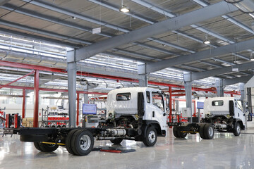 خودروسازان تجاری‌ در آستانه افزایش قیمت هم‌زمان با توقف فروش خودرو