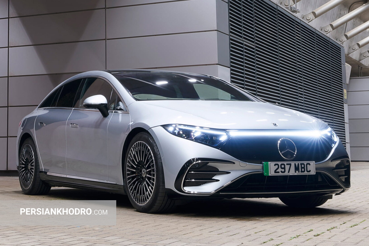 بهترین ماشین های برقی 2024 کدامند؟ + تصاویر به گزارش پرشین خودرو، بهترین ماشین های برقی در سراسر دنیا حالا به بازارهای اصلی خودرو راه یافتهاند، طوری که تقریباً یک پنجم از سهم کل فروش خودروهای نو در اروپا و ایالات متحده به خودروهای EV (Electric Vehicle یا همان ماشین برقی) اختصاص یافته است. به علاوه، با وضع قوانینی که ورود برخی خودروها به شهرهای بزرگ را محدود میکند و احتمال ممنوعیت فروش مدلهای بنزینی و دیزلی نو در سال ۲۰۳۵، بعید نیست محبوبیت برترین خودرو الکتریکی جهان همچنان افزایش یابد. پیشتر اصلیترین مانعی که برای خرید خودروهای برقی وجود داشت، اضطراب بابت کافی نبودن انرژی موتور برای رسیدن به مقصد بود. اما با معرفی بهترین ماشین های هیبریدی دنیا که قادرند با یک مرتبه فول شارژ بیش از 320 کیلومتر را طی کنند، این مسئله به اندازه گذشته نگران کننده نیست. لیست بهترین خودروهای برقی 2024 در گزارش امروز نگاهی به رتبه بندی بهترین خودروهای برقی 2024 خواهیم داشت که از نگاه کاربران، برترین EVهای موجود در بازار معرفی شدهاند. تسلا مدل 3 (Tesla Model 3) تسلا مدل ۳ از زمان عرضه در سال ۲۰۱۹، حضوری دائمی در لیست بهترین ماشین های برقی هرسال دارد. حالا به لطف آخرین بهروزرسانیهایش، این مدل نه تنها رقیبانش را شکست میدهد بلکه به کارآمدترین مورد در فهرست پرفروش ترین خودروهای برقی تبدیل شده است. تسلا مدل ۳ سواری لذتبخشی را ارائه میدهد و هندلینگ بهتری نسبت به رقبای خود یعنی کیا EV6 یا پولستار ۲ دارد. این خودرو با سرعت 261 کیلومتر بر ساعت و شتابی که در 6.1 ثانیه از صفر به صد میرسد (به ویژه در نسخه Performance)، به طور غیرمنتظرهای کاربردی است. غیاب کامل دکمهها و کلیدهای فیزیکی (حتی اهرم راهنما با دکمههای لمسی روی فرمان جایگزین شده) مورد پسند همه قرار نمیگیرد، اما حداقل صفحه نمایش مرکزی عظیم ۱۵.۴ اینچی کاربرپسند است. این نکته را هم در نظر بگیرید که مدل ۳ از نظر قیمتی نیز رقابتی است و خرید آن به مشتریان امکان دسترسی به شبکه فوقالعاده سریع و راحت سوپرشارژر تسلا را میدهد. به گفته یکی از بررسی کنندگان، تسلا یکی از بهترین خودروهای برقی جدید به حساب میآید. دن جونز اظهار داشت تسلا مدل ۳ در مسیر تست دنیای واقعی، به طور متوسط ۳.۷ مایل به ازای هر کیلووات ساعت برق مصرف کرده است. پولستار 2 2024 (Polestar 2) در نگاه اول، پولستار ۲ هاچبک برقی با ظاهر شیک و مجلل خود، شباهت زیادی به سدان لوکس ولوو S۶۰ دارد. اما این محصول به مجموعه بهترین ماشین های برقی ولوو تعلق دارد و برای دنیایی بدون مصرف سوختهای فسیلی ساخته شده است. پولستار ۲ حتی در پایینترین سطح تجهیز خود، تعادلی عالی بین برد مسافت و اسب بخار ارائه میدهد. مدل پایه دیفرانسیل عقب این خودرو با ۲۹۵ اسب بخار نیرو و برد مسافت ادعایی ۵۱۵ کیلومتر، گزینهای وسوسهکننده است. دو مدل دیگر از پولستار ۲ با سیستم انتقال قدرت تمام چرخ متحرک نیز در دسترس هستند: یکی با ۴۱۶ اسب بخار و دیگری مدل Performance Pack با ۴۴۹ اسب بخار که مورد علاقهی علاقهمندان به رانندگی پرهیجان است. هر دو مدل تمام چرخ محرک، برد مسافت ادعایی ۴۴۴ کیلومتری دارند. قیمت پولستار ۲ از قیمت پایه تسلا مدل ۳ بسیار بالاتر است، اما حداقل از نظر برد مسافت، بر «فرزند» ایلان ماسک برتری دارد. یکی دیگر از مزایای پولستار نسبت به تسلا، کابین سنتیتر آن است که شامل یک صفحه کیلومتر معمولی و نرمافزاری مبتنی بر سیستم عامل اندروید از گوگل میشود. اگرچه پولستار ۲ با عرضه هر مدل مدام از نظر ویژگیها، برد مسافت و اسب بخار پیشرفت میکند، اما برای رقابت با دیگر خودروهای برقی نوظهور مانند بامو i4 و هیوندای Ioniq 6، نیاز به قدرتنمایی بیشتری دارد. با این حال، پولستار ۲ همچنان انتخابی عالی برای خریداران در بخش خودروهای برقی است و به عنوان یکی از بهترینهای سال ۲۰۲۴ شناخته میشود. فولکسواگن ID Buzz علیرغم علاقهی فراوان به طراحی رتروی فولکسواگن ID. Buzz، این کمپانی آلمانی به راحتی میتوانست با صرف هزینهی کمتر روی مهندسی آن، همچنان همهی ظرفیت تولیدش را به فروش برساند. اما در عوض، فولکسواگن تمام توان خود را برای ساخت یکی از بهترین ماشین های برقی به کار گرفت. محصول نهایی ترکیبی از کاربری راحت یک MPV، آسایش و کیفیت بالای یک شاسیبلند لوکس و هزینههای نگهداری پایین یک خودروی برقی است. تجربهی رانندگی با ID. Buzz بسیار دلپذیر است؛ شتاب صفر تا صد آن از بسیاری از شاسیبلندهای خانوادگی بنزینی، مانند تیگوان ۱.۵ لیتری، سریعتر بوده و فضای داخلی آن هم جای بسیار بیشتری ارائه میدهد، به طوری که خریداران فضای بیشتری برای سرنشینان و بار نسبت به جگوار I-Pace یا تسلا مدل Y در اختیار خواهند داشت. سیتروئن e-C3 یکی از بزرگترین موانع خریداران بالقوه برای روی آوردن به بهترین ماشین های برقی، قیمت آنهاست. سیتروئن به جای اینکه خودروی برقی کوچک خود را پر از امکانات غیرضروری و پرهزینه کند، e-C3 را به یک خودروی کوچک و معقول تبدیل کرده که تنها امکانات مورد نیاز را در اختیار مشتری قرار میدهد و قیمتی دارد که بسیاری از افراد میتوانند واقعاً از پس آن بربیایند. در حالی که داچیا اسپرینگ ارزانتر است، اما از نظر کارایی، برد باتری یا امکانات، نمیتواند با سیتروئن e-C3 رقابت کند. e-C3 با بردی معادل ۳۲۰ کیلومتر با هر بار شارژ و فضای داخلی قابل توجه برای اندازهاش، به طور شگفتانگیزی توانایی کافی برای انجام وظایف یک خودروی خانوادگی را دارد. همچنین به عنوان یکی از محصولات خانواده سیتروئن، سواری بسیار راحتی ارائه میدهد. این خودرو با قیمتی بسیار مناسب، یک پکیج عالی است و دقیقاً به همین دلیل، در لیست برترین خودرو الکتریکی جهان 2024 جا دارد. هیوندای کُنا الکتریک هیوندای کُنا (نسل دوم) یکی از بهترین ماشین های برقی در بخش کراساورهای کوچک به شمار میرود و حتی پیشتر عنوان «بهترین خودروی سال» از اتو اکسپرس را نیز کسب کرده است. با این حال، در میان مدلهای مختلف، نسخه برقی آن یعنی کنا الکتریکی از نظر رانندگی، کابین و سواری، پختهترین و کاملترین گزینه است. مدل پایه کنا الکتریکی با نام «استاندارد رنج» قیمتی زیر ۳۵ هزار پوند دارد و با باتری ۴۸ کیلوواتساعتیاش قادر است تا مسافت ۳۷۶ کیلومتر را طی کند. نسل اول کنا در میان مشتریان محبوبیت بالایی کسب کرده بود، اما از نظر ابعاد کمی کوچک به نظر میرسید. حال نسل جدید کنا بر روی پلتفرم مشترکی با کیا نیرو ساخته میشود و در نتیجه فضای داخلی بیشتری ارائه میدهد. علاوه بر این، شاهد ارتقای گستردهای در بخشهای مختلف از جمله طراحی ظاهری جسورانهتر، تکنولوژی بهروزتر داخل کابین و استفاده از متریال باکیفیتتر هستیم. با ورود به کابین، در برترین خودرو الکتریکی جهان خانواده هیوندای، یک داشبورد تحت سلطه دو نمایشگر ۱۲.۳ اینچی با نرمافزاری کاملاً جدید قرار گرفته است. با این حال، هیوندای هنوز هم از دکمههای فیزیکی برای کنترل سیستمهایی مانند تهویه مطبوع و رادیو استفاده میکند و به طور کامل به سمت کنترلهای لمسی نرفته است. مرسدس بنز EQS وقتی تسلا با معرفی مدل S سدان درِ تکنولوژی دیجیتال درون خودرو را به روی همه باز کرد، قدیمیترین خودروساز جهان هم وارد بازی ساخت بهترین ماشین های برقی شد تا ثابت کند میتواند هر چیزی را که در سیلیکون ولی ساخته میشود، بهتر و شیکتر بسازد. با ورود مرسدس-بنز EQS در سال ۲۰۲۱، شاهد معرفی «هایپراسکرین» بودیم: گسترهای وسیع از املاک دیجیتال صفحه لمسی که به نظر میرسد کل داشبورد را اشغال کرده است. در واقعیت، اینطور نیست، اما یک کنسول دیجیتال ابزارآلات با نمایشگر هدآپ (بالا-سر) بزرگ، یک صفحه لمسی سیستم سرگرمی بزرگ ۱۷.۷ اینچی و یک صفحه لمسی ۱۲.۳ اینچی جلوی سرنشین را در کنار هم قرار میدهد. تاثیر ترکیبی این صفحات کمی گیجکننده است، البته به شرطی که طرفدار تکنولوژی نمایشگرهای متعدد در خودرو باشید. با این حال، پیشرفتهای کابین مرسدسبنز فقط به صفحه نمایشهای عظیمش ختم نمیشود. جدیدترین نرمافزار سرگرمی MBUX نسل سوم پیمایش خیلی راحتتری نسبت به نسلهای قبلی دارد و سهولت استفادهای را نشان میدهد که سایر برندها به آن نمیرسند. همین عامل کافیست تا مرسدس بنز EQS را یکی از بهترین ماشین های برقی لوکس بازار دنیا بدانیم. پورشه تایکان الکتریکی برای خریدارانی که به دنبال تمامی مزایای بهترین ماشین های برقی هستند اما میخواهند رانندگی هیجان انگیزی را تجربه کنند، پورشه تایکان یک گزینه ایدهآل خواهد بود. حتی مدلهای پایه این خودرو نیز با قدرتی معادل ۳۲۲ اسب بخار عرضه میشوند، در حالی که نسخههای توربو رده بالا تا ۷۵۱ اسب بخار قدرت دارند. این خودرو برای رسیدن از صفر تا صد کیلومتر در ساعت، تنها به ۲.۸ ثانیه زمان نیاز دارد. مرکز ثقل بسیار پایین و هندلینگ فوقالعاده، چابکی بسیار زیادی به پورشه تایکان میبخشد. این خودرو در مقایسه با مرسدس EQS، حس بهتری از ارتباط با چرخهای جلو به راننده میدهد و تنها آئودی ای-ترون GT که سیستمی تقریباً مشابه دارد، میتواند از نظر چسبندگی با آن رقابت کند. خریداران برترین خودرو الکتریکی جهان حتی نگران مسافت قابل پیمایش هم نیستند؛ همه نسخههای تایکان در شرایط واقعی رانندگی قادرند تا حدود ۳۲۰ کیلومتر را با یک مرتبه فول شارژ شارژ طی کنند. فضای داخلی تایکان نیز فوقالعاده باکیفیت و شیک است و برخلاف تصور، کاربردی هم به نظر میرسد، به خصوص در نسخه کراس توریسمو که شبیه به استیشن واگن است. BMW i4 بی ام و i4 یکی از سریعترین خودروها در لیست بهترین ماشین های برقی 2024 محسوب میشود. برخی از نسخههای آن میتوانند تنها در ۳.۸ ثانیه، از حالت سکون به سرعت ۱۰۰ کیلومتر بر ساعت برسند. i4 در انتقال قدرت به چرخها نسبت به نسخههای تک موتوره رقیب یعنی Polestar 2 عملکرد بهتری دارد؛ به خصوص در شرایط لغزنده. علاوه بر این، بی ام و i4 در مسافتهای طولانی راحت بوده و در سرعتهای بالا بسیار کمصدا است. نظرات مثبت رانندگان در نیمه اول سال جاری، BMW i4 را در لیست بهترین خودروهای 2024 نیز جا داده است. با در نظر گرفتن برد حرکتی مناسب تا ۵۹۰ کیلومتر با هر بار شارژ، سیستم اطلاعات سرگرمی عالی و کاربرپسند و همچنین فضای داخلی لوکس آن، i4 میتواند به جایگزینی وسوسهکننده برای تسلا مدل ۳ تبدیل شود. با این حال مسئله دسترسی به شبکههای سوپرشارژر در سراسر کشور و هزینههای خرید، باعث میشود برخی خریداران برای اینکه تصمیم بگیرند کدام مدل برترین خودرو الکتریکی جهان است، اندی تردید کنند. فولکس واگن ID 3 فولکس واگن ID.3 یکهتاز تمام میدانهاست. این خودرو در رانندگی، امکانات رفاهی و راحتی سرنشینان خوب عمل میکند، اما در هیچ زمینهای نسبت به بهترین رقبایش برتری چشمگیری ندارد. با این حال، باعث نمیشود که در لیست بهترین ماشین های برقی 2024 جا نداشته باشد. دو نسخه از ID.3 وجود دارد: Pro و Pro S. نسخه Pro مدل پایه است که از یک باتری ۵۸ کیلووات ساعتی بهره میبرد و با هر بار شارژ میتواند به طور رسمی مسافتی در حدود ۴۲۶ کیلومتر را طی کند. مدل Pro S باتری بزرگتر ۷۷ کیلووات ساعتی دارد که برد رسمی آن به ۵۶۲ کیلومتر میرسد. فولکس واگن ID.3 خودروی ارزان قیمتی نیست، اما مملو از تجهیزات استاندارد و امکانات ایمنی است. با تمام این اوصاف، به خریداران توصیه میشود اگر به دنبال برترین خودرو الکتریکی جهان هستند، قبل از ID 3 ابتدا نگاهی به MG4 یا تسلا مدل ۳ بیندازند. کوپرا بورن (Cupra Born) کوپرا Born را میتوان جایگزینی کمی مهیجتر و شیکتر برای فولکسواگن ID.3 در نظر گرفت. هر دو مدل از لحاظ فنی شباهتهای زیادی دارند، اما به جز چند مورد استثنا، به سختی میتوان تفاوت این دو مورد از بهترین ماشین های برقی دنیا را تشخیص داد. از نظر فنی، Born و ID.3 بسیار شبیه هستند و با باتریهای ۵۸ کیلووات ساعت و ۷۷ کیلووات ساعت عرضه میشوند که به ترتیب برد رسمی 424.8 و 548.7 کیلومتر را ارائه میدهند. اگرچه در تستهای دنیای واقعی، برد کوپرا بورن در زمستان 294.51 کیلومتر و در تابستان 352.446 کیلومتر، و برد فولکس واگن ID 3 به ترتیب 378.196 و 458.663 کیلومتر ثبت شد. به نظر میآید انتخاب کوپرا بورن برای رانندگانی که قصد دارند سراغ EVها بروند، منطقیتر باشد چون بردش برای بسیاری از افراد کافی بوده و تریم V1 آن، تقریباً تمامی امکانات موردنیاز بهترین خودروهای برقی برای رانندگی در شهر را دارد. فورد اکسپلورر (Ford Explorer) فورد اکسپلورر جدید نسبت به نسلهای قبلی کاملاً متحول شده و حالا در میان بهترین ماشین های برقی دنیا جادارد. مدلهای بزرگ و پرمصرف اکسپلورر جای خود را به یک SUV خانوادگی کاملاً برقی دادهاند. این اکسپلورر از پلتفرمی مشترک با فولکسواگن ID.4 بهره میبرد و از برخی از خودروهای قدیمیتر با همین نام، کمی کوچکتر است. با این حال همچنان فضای کافی برای تمام اعضای خانواده ارائه میدهد. درون کابین این خودرو نیز امکانات رفاهی مناسبی برای سرنشینان تعبیه شده که از جمله آنها میتوان به سیستم سرگرمی با صفحهنمایش لمسی ۱۴.۶ اینچی، صندلیهای جلو با گرمکن و ماساژور و شارژ بیسیم در مدل پایه اشاره کرد. فورد بهصورت استاندارد تجهیزات ایمنی زیادی را نیز برای این خودرو در نظر گرفته است. آئودی E-Tron GT گرند توررها (اتومبیلهای لوکس Gran Turismo) باید براق، سریع و قادر به پیمودن مسافتهای طولانی باشند. تنها به همین دلیل است که آئودی E-tron GT با عملکرد و خروجی قدرت فوق العادهاش، ثابت میکند که لیاقت عنوان برترین خودرو الکتریکی جهان را دارد. این خودرو میتواند رسماً در ۴.۱ ثانیه از صفر به ۱۰۰ کیلومتر بر ساعت برسد، اما در دستان تستکنندگان حتی سریعتر هم عمل کرده است. آئودی ای ترون GT با یکبار شارژ میتواند تا مسافت ۴۹۴ کیلومتر را طی کند و سرعت شارژ آن تا ۲۷۰ کیلووات قابل قبول خواهد بود. از نظر توان شارژر، تنها پورشه تایکان و مازراتی گرن توریزمو فولگوره هستند که بتوانند با آن رقابت کنند. آئودی E-tron GT کمی نرمتر و چابکتر از تایکان است، اما همچنان عملکردی فوقالعاده در رانندگی دارد و بسیار سرگرمکنندهتر از تسلا مدل S است. فضای داخلی آن نیز زیباتر پیاده شده و بر خلاف تسلا و تایکان، دکمههای فیزیکی برای ویژگیهای پرکاربرد وجود دارند. در مورد فناوری آن شکی نیست، استفاده از آن آسان است و صفحه نمایشها واضح و پاسخگو هستند. با این حال، کاملاً بی نقص نیست. با قیمتی اولیه بیش از ۸۰,۰۰۰ پوند، حتی با وجود ارزش فروش مجدد بسیار خوب، نسبتاً گران است. همچنین کمی صدای زوزه از موتور به گوش میرسد - اما اگر از این یک قلم چشم پوشی کنیم، واقعاً یکی از بهترین ماشین های الکتریکی دنیاست. کیا EV9 کمتر خودرویی در میان بهترین ماشین های برقی دنیا پیدا میشود که به اندازه KIA EV9، جادار و مناسب خانوادههای پرجمعیت باشد. این ماشین با داشتن هفت صندلی و فضایی به حجم ۳۳۳ لیتر برای صندوق عقب، حتی زمانی که تمام صندلیها اشغال باشند، باز هم برای بزرگترین خانوادهها فضای کافی را ارائه میدهد. البته بدنهی حجیم کیا EV9 به این معناست که برای حرکت به نیروی محرکهی قابل قبولی نیاز دارد. این نیرو توسط یک باتری ۹۹.۸ کیلووات ساعت تأمین میشود و بسته به مدل انتخابی، میتواند با هر بار شارژ تا حدود ۵۶۲ کیلومتر را طی کند. EV9 بدون شک بزرگ و سنگین است، اما کند نیست. مدل ردهبالای GT Line با قوای محرکهی دو-موتوره ۳۷۸ اسب بخاری قادر است این هیولا را تنها در ۵.۳ ثانیه از حالت سکون به سرعت ۱۰۰ کیلومتر بر ساعت برساند. ام جی 4 در چند سال اخیر، برند MG بهعنوان سازنده خودروهای برقی مقرونبهصرفه که ارزش خرید فوقالعادهای ارائه میدهند، دورنمایی روشن برای آینده خودروهای برقی ترسیم کرده است. این فلسفه کاملاً در MG4 خلاصه شده؛ قیمت هاچبک الکتریکی MG از مبلغی زیر ۲۷,۰۰۰ پوند شروع میشود. با این حال تنها نشانههای آشکار صرفهجویی در هزینه، استفاده از متریالی باکیفیت پایینتر در کابین است. لیست تجهیزات استاندارد طولانی است. مدلهای مختلف EV ام جی مانند بهترین ماشین های هیبریدی دنیا، دارای صفحهنمایش لمسی ۱۰.۲۵ اینچی، اتصال به تلفن هوشمند، چراغهای جلو LED و کروز کنترل تطبیقی هستند. همچنین فضای زیادی برای سرنشینان و بار در نظر گرفته شده. MG4 در پیچهای جادههای کوهستانی لذتبخش است و فرمان سبک و دید روبهجلوی عالی آن، مانور دادن در شهر را بسیار آسان میکند. فولکس واگن ID 7 فولکس واگن ثابت کرده که در زمینه بهترین ماشین های برقی حسابی گردوخاک کند (تا همینجا، سه تا از خودروهای لیست برترین خودرو الکتریکی جهان را به خودش اختصاص داد!). اما به جرأت میتوانیم بگوییم ID.7 جدیدترین و بهترین تلاش این برند آلمانی در زمینه تولید خودروهای بدون آلایندگی به شمار میرود. این سدان لوکس بردِ باتری عالی، کاربرد فراوان و کیفیت بالا را ارائه میدهد و قادر است با رقبای سرسختی مانند تسلا مدل ۳ رقابت کند. برای مشتریانی که به دنبال یک خودروی خانوادگی جدید هستند، حتی نسخه استیشن آن (که با نام ID.7 تورر شناخته میشود) هم ارائه شده است. صرف نظر از نسخهای که رانندگان انتخاب کنند، ID.7 فولکسواگن خودروی بزرگی است. طول آن حتی از ون برقی ID. Buzz نیز بیشتر است، به این معنی که فضای زیادی برای سرنشینان و بار فراهم میکند. باتری ۷۷ کیلووات ساعتی آن نیز ظرفیت مناسبی دارد. این خودرو بسته به مدل انتخابی، با هر بار شارژ حداکثر مسافت ۶۱۵ کیلومتری را طی میکند. یکی از انتقادهای رایج به محصولات جدید فولکسواگن، سیستم سرگرمی اطلاعاتی و کمبود دکمههای فیزیکی است. سیستم ID.7 هنوز کاملاً ایدهآل نیست، اما نسبت به گذشته بهبود قابل توجهی پیدا کرده و استفاده از آن به لطف نورپردازی پسزمینه، در شب نیز راحت است. بی وای دی سیل (BYD Seal) شاید نام BYD در ایران به اندازه برندهای دیگر محبوب نباشد، اما بد نیست بدانید این شرکت یکی از سریعترین برندهای در حال رشد در زمینه تولید بهترین ماشین های برقی در دنیاست. سیل (Seal)، رقیب چهار درب شیک تسلا مدل ۳ و فولکسواگن ID7، بیشک محصول برجسته این شرکت محسوب میشود. دو نسخه از سیل در دسترس هستند که بسته به انتخاب خریداران، سریع یا سوپرسریع خواهد بود. برد حرکتی رسمی آن تا ۵۷۰ کیلومتر اعلام شده و اتو اکسپرس در تست برد زمستانی، توانست تا ۴۱۰ کیلومتر را طی کند. سیستم تعلیق این خودرو برای جادههای بریتانیا به خوبی تنظیم شده و به اندازهی کافی سفت هست که احساس اطمینان داشته باشید. از سوی دیگر، به اندازهای نرم هست که بتواند از پس رانندگی روی آسفالت ترکخورده بر بیاید. فضای داخلی برای سرنشینان جلو خوب است، اما در عقب نسبت به فولکس واگن ID 7 جای کمتری دارد و در مقایسه با مدل 3 تسلا، فضای راحتتری ارائه میدهد. فضای داخلی تحت سلطه یک صفحهنمایش لمسی بزرگ به سبک تسلا قرار دارد که میتواند از حالت عمودی به افقی بچرخد، اما برخلاف تسلا، بهترین عملکرد را در پاسخگویی ندارد. با این حال، طراحی داخلی خودرو ظاهری کاملاً آیندهنگرانه دارد و قابل انتقاد نیست. جمع بندی سال ۲۰۲۴، سالی پرشور و هیجانانگیز برای دوستداران بهترین ماشین های برقی خواهد بود. در سراسر جهان شاهد ورود مدلهای جدید و نوآورانهای به بازار هستیم که هر کدام مزایا و ویژگیهای منحصر به فرد خود را ارائه میدهند. البته همانطور که انتظار میرود، حداقل 80 درصد از خودروهایی که در لیست برترین خودرو الکتریکی جهان 2024 معرفی کردیم، در ایران حضور پیدا نخواهند کرد. با این وجود میتوانیم منتظر باشیم و ببینیم آیا کشورمان حرکتی برای واردات و معرفی خودروهای الکتریکی مونتاژی (از جمله کی ام سی J7 که در این مقاله معرفی شد) خواهد زد یا خیر. بهترین ماشین های هیبریدی دنیا از نظر شما کدامند؟ فکر میکنید در آینده نزدیک، EVها بتوانند جایگزین خودروهای بنزینی و دیزلی شوند؟ مشتاق دریافت نظرات شما هستیم.