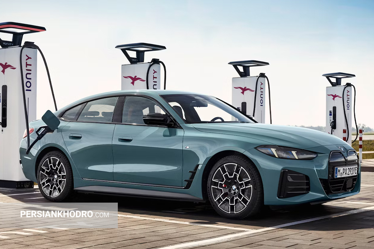 بهترین ماشین های برقی 2024 کدامند؟ + تصاویر به گزارش پرشین خودرو، بهترین ماشین های برقی در سراسر دنیا حالا به بازارهای اصلی خودرو راه یافتهاند، طوری که تقریباً یک پنجم از سهم کل فروش خودروهای نو در اروپا و ایالات متحده به خودروهای EV (Electric Vehicle یا همان ماشین برقی) اختصاص یافته است. به علاوه، با وضع قوانینی که ورود برخی خودروها به شهرهای بزرگ را محدود میکند و احتمال ممنوعیت فروش مدلهای بنزینی و دیزلی نو در سال ۲۰۳۵، بعید نیست محبوبیت برترین خودرو الکتریکی جهان همچنان افزایش یابد. پیشتر اصلیترین مانعی که برای خرید خودروهای برقی وجود داشت، اضطراب بابت کافی نبودن انرژی موتور برای رسیدن به مقصد بود. اما با معرفی بهترین ماشین های هیبریدی دنیا که قادرند با یک مرتبه فول شارژ بیش از 320 کیلومتر را طی کنند، این مسئله به اندازه گذشته نگران کننده نیست. لیست بهترین خودروهای برقی 2024 در گزارش امروز نگاهی به رتبه بندی بهترین خودروهای برقی 2024 خواهیم داشت که از نگاه کاربران، برترین EVهای موجود در بازار معرفی شدهاند. تسلا مدل 3 (Tesla Model 3) تسلا مدل ۳ از زمان عرضه در سال ۲۰۱۹، حضوری دائمی در لیست بهترین ماشین های برقی هرسال دارد. حالا به لطف آخرین بهروزرسانیهایش، این مدل نه تنها رقیبانش را شکست میدهد بلکه به کارآمدترین مورد در فهرست پرفروش ترین خودروهای برقی تبدیل شده است. تسلا مدل ۳ سواری لذتبخشی را ارائه میدهد و هندلینگ بهتری نسبت به رقبای خود یعنی کیا EV6 یا پولستار ۲ دارد. این خودرو با سرعت 261 کیلومتر بر ساعت و شتابی که در 6.1 ثانیه از صفر به صد میرسد (به ویژه در نسخه Performance)، به طور غیرمنتظرهای کاربردی است. غیاب کامل دکمهها و کلیدهای فیزیکی (حتی اهرم راهنما با دکمههای لمسی روی فرمان جایگزین شده) مورد پسند همه قرار نمیگیرد، اما حداقل صفحه نمایش مرکزی عظیم ۱۵.۴ اینچی کاربرپسند است. این نکته را هم در نظر بگیرید که مدل ۳ از نظر قیمتی نیز رقابتی است و خرید آن به مشتریان امکان دسترسی به شبکه فوقالعاده سریع و راحت سوپرشارژر تسلا را میدهد. به گفته یکی از بررسی کنندگان، تسلا یکی از بهترین خودروهای برقی جدید به حساب میآید. دن جونز اظهار داشت تسلا مدل ۳ در مسیر تست دنیای واقعی، به طور متوسط ۳.۷ مایل به ازای هر کیلووات ساعت برق مصرف کرده است. پولستار 2 2024 (Polestar 2) در نگاه اول، پولستار ۲ هاچبک برقی با ظاهر شیک و مجلل خود، شباهت زیادی به سدان لوکس ولوو S۶۰ دارد. اما این محصول به مجموعه بهترین ماشین های برقی ولوو تعلق دارد و برای دنیایی بدون مصرف سوختهای فسیلی ساخته شده است. پولستار ۲ حتی در پایینترین سطح تجهیز خود، تعادلی عالی بین برد مسافت و اسب بخار ارائه میدهد. مدل پایه دیفرانسیل عقب این خودرو با ۲۹۵ اسب بخار نیرو و برد مسافت ادعایی ۵۱۵ کیلومتر، گزینهای وسوسهکننده است. دو مدل دیگر از پولستار ۲ با سیستم انتقال قدرت تمام چرخ متحرک نیز در دسترس هستند: یکی با ۴۱۶ اسب بخار و دیگری مدل Performance Pack با ۴۴۹ اسب بخار که مورد علاقهی علاقهمندان به رانندگی پرهیجان است. هر دو مدل تمام چرخ محرک، برد مسافت ادعایی ۴۴۴ کیلومتری دارند. قیمت پولستار ۲ از قیمت پایه تسلا مدل ۳ بسیار بالاتر است، اما حداقل از نظر برد مسافت، بر «فرزند» ایلان ماسک برتری دارد. یکی دیگر از مزایای پولستار نسبت به تسلا، کابین سنتیتر آن است که شامل یک صفحه کیلومتر معمولی و نرمافزاری مبتنی بر سیستم عامل اندروید از گوگل میشود. اگرچه پولستار ۲ با عرضه هر مدل مدام از نظر ویژگیها، برد مسافت و اسب بخار پیشرفت میکند، اما برای رقابت با دیگر خودروهای برقی نوظهور مانند بامو i4 و هیوندای Ioniq 6، نیاز به قدرتنمایی بیشتری دارد. با این حال، پولستار ۲ همچنان انتخابی عالی برای خریداران در بخش خودروهای برقی است و به عنوان یکی از بهترینهای سال ۲۰۲۴ شناخته میشود. فولکسواگن ID Buzz علیرغم علاقهی فراوان به طراحی رتروی فولکسواگن ID. Buzz، این کمپانی آلمانی به راحتی میتوانست با صرف هزینهی کمتر روی مهندسی آن، همچنان همهی ظرفیت تولیدش را به فروش برساند. اما در عوض، فولکسواگن تمام توان خود را برای ساخت یکی از بهترین ماشین های برقی به کار گرفت. محصول نهایی ترکیبی از کاربری راحت یک MPV، آسایش و کیفیت بالای یک شاسیبلند لوکس و هزینههای نگهداری پایین یک خودروی برقی است. تجربهی رانندگی با ID. Buzz بسیار دلپذیر است؛ شتاب صفر تا صد آن از بسیاری از شاسیبلندهای خانوادگی بنزینی، مانند تیگوان ۱.۵ لیتری، سریعتر بوده و فضای داخلی آن هم جای بسیار بیشتری ارائه میدهد، به طوری که خریداران فضای بیشتری برای سرنشینان و بار نسبت به جگوار I-Pace یا تسلا مدل Y در اختیار خواهند داشت. سیتروئن e-C3 یکی از بزرگترین موانع خریداران بالقوه برای روی آوردن به بهترین ماشین های برقی، قیمت آنهاست. سیتروئن به جای اینکه خودروی برقی کوچک خود را پر از امکانات غیرضروری و پرهزینه کند، e-C3 را به یک خودروی کوچک و معقول تبدیل کرده که تنها امکانات مورد نیاز را در اختیار مشتری قرار میدهد و قیمتی دارد که بسیاری از افراد میتوانند واقعاً از پس آن بربیایند. در حالی که داچیا اسپرینگ ارزانتر است، اما از نظر کارایی، برد باتری یا امکانات، نمیتواند با سیتروئن e-C3 رقابت کند. e-C3 با بردی معادل ۳۲۰ کیلومتر با هر بار شارژ و فضای داخلی قابل توجه برای اندازهاش، به طور شگفتانگیزی توانایی کافی برای انجام وظایف یک خودروی خانوادگی را دارد. همچنین به عنوان یکی از محصولات خانواده سیتروئن، سواری بسیار راحتی ارائه میدهد. این خودرو با قیمتی بسیار مناسب، یک پکیج عالی است و دقیقاً به همین دلیل، در لیست برترین خودرو الکتریکی جهان 2024 جا دارد. هیوندای کُنا الکتریک هیوندای کُنا (نسل دوم) یکی از بهترین ماشین های برقی در بخش کراساورهای کوچک به شمار میرود و حتی پیشتر عنوان «بهترین خودروی سال» از اتو اکسپرس را نیز کسب کرده است. با این حال، در میان مدلهای مختلف، نسخه برقی آن یعنی کنا الکتریکی از نظر رانندگی، کابین و سواری، پختهترین و کاملترین گزینه است. مدل پایه کنا الکتریکی با نام «استاندارد رنج» قیمتی زیر ۳۵ هزار پوند دارد و با باتری ۴۸ کیلوواتساعتیاش قادر است تا مسافت ۳۷۶ کیلومتر را طی کند. نسل اول کنا در میان مشتریان محبوبیت بالایی کسب کرده بود، اما از نظر ابعاد کمی کوچک به نظر میرسید. حال نسل جدید کنا بر روی پلتفرم مشترکی با کیا نیرو ساخته میشود و در نتیجه فضای داخلی بیشتری ارائه میدهد. علاوه بر این، شاهد ارتقای گستردهای در بخشهای مختلف از جمله طراحی ظاهری جسورانهتر، تکنولوژی بهروزتر داخل کابین و استفاده از متریال باکیفیتتر هستیم. با ورود به کابین، در برترین خودرو الکتریکی جهان خانواده هیوندای، یک داشبورد تحت سلطه دو نمایشگر ۱۲.۳ اینچی با نرمافزاری کاملاً جدید قرار گرفته است. با این حال، هیوندای هنوز هم از دکمههای فیزیکی برای کنترل سیستمهایی مانند تهویه مطبوع و رادیو استفاده میکند و به طور کامل به سمت کنترلهای لمسی نرفته است. مرسدس بنز EQS وقتی تسلا با معرفی مدل S سدان درِ تکنولوژی دیجیتال درون خودرو را به روی همه باز کرد، قدیمیترین خودروساز جهان هم وارد بازی ساخت بهترین ماشین های برقی شد تا ثابت کند میتواند هر چیزی را که در سیلیکون ولی ساخته میشود، بهتر و شیکتر بسازد. با ورود مرسدس-بنز EQS در سال ۲۰۲۱، شاهد معرفی «هایپراسکرین» بودیم: گسترهای وسیع از املاک دیجیتال صفحه لمسی که به نظر میرسد کل داشبورد را اشغال کرده است. در واقعیت، اینطور نیست، اما یک کنسول دیجیتال ابزارآلات با نمایشگر هدآپ (بالا-سر) بزرگ، یک صفحه لمسی سیستم سرگرمی بزرگ ۱۷.۷ اینچی و یک صفحه لمسی ۱۲.۳ اینچی جلوی سرنشین را در کنار هم قرار میدهد. تاثیر ترکیبی این صفحات کمی گیجکننده است، البته به شرطی که طرفدار تکنولوژی نمایشگرهای متعدد در خودرو باشید. با این حال، پیشرفتهای کابین مرسدسبنز فقط به صفحه نمایشهای عظیمش ختم نمیشود. جدیدترین نرمافزار سرگرمی MBUX نسل سوم پیمایش خیلی راحتتری نسبت به نسلهای قبلی دارد و سهولت استفادهای را نشان میدهد که سایر برندها به آن نمیرسند. همین عامل کافیست تا مرسدس بنز EQS را یکی از بهترین ماشین های برقی لوکس بازار دنیا بدانیم. پورشه تایکان الکتریکی برای خریدارانی که به دنبال تمامی مزایای بهترین ماشین های برقی هستند اما میخواهند رانندگی هیجان انگیزی را تجربه کنند، پورشه تایکان یک گزینه ایدهآل خواهد بود. حتی مدلهای پایه این خودرو نیز با قدرتی معادل ۳۲۲ اسب بخار عرضه میشوند، در حالی که نسخههای توربو رده بالا تا ۷۵۱ اسب بخار قدرت دارند. این خودرو برای رسیدن از صفر تا صد کیلومتر در ساعت، تنها به ۲.۸ ثانیه زمان نیاز دارد. مرکز ثقل بسیار پایین و هندلینگ فوقالعاده، چابکی بسیار زیادی به پورشه تایکان میبخشد. این خودرو در مقایسه با مرسدس EQS، حس بهتری از ارتباط با چرخهای جلو به راننده میدهد و تنها آئودی ای-ترون GT که سیستمی تقریباً مشابه دارد، میتواند از نظر چسبندگی با آن رقابت کند. خریداران برترین خودرو الکتریکی جهان حتی نگران مسافت قابل پیمایش هم نیستند؛ همه نسخههای تایکان در شرایط واقعی رانندگی قادرند تا حدود ۳۲۰ کیلومتر را با یک مرتبه فول شارژ شارژ طی کنند. فضای داخلی تایکان نیز فوقالعاده باکیفیت و شیک است و برخلاف تصور، کاربردی هم به نظر میرسد، به خصوص در نسخه کراس توریسمو که شبیه به استیشن واگن است. BMW i4 بی ام و i4 یکی از سریعترین خودروها در لیست بهترین ماشین های برقی 2024 محسوب میشود. برخی از نسخههای آن میتوانند تنها در ۳.۸ ثانیه، از حالت سکون به سرعت ۱۰۰ کیلومتر بر ساعت برسند. i4 در انتقال قدرت به چرخها نسبت به نسخههای تک موتوره رقیب یعنی Polestar 2 عملکرد بهتری دارد؛ به خصوص در شرایط لغزنده. علاوه بر این، بی ام و i4 در مسافتهای طولانی راحت بوده و در سرعتهای بالا بسیار کمصدا است. نظرات مثبت رانندگان در نیمه اول سال جاری، BMW i4 را در لیست بهترین خودروهای 2024 نیز جا داده است. با در نظر گرفتن برد حرکتی مناسب تا ۵۹۰ کیلومتر با هر بار شارژ، سیستم اطلاعات سرگرمی عالی و کاربرپسند و همچنین فضای داخلی لوکس آن، i4 میتواند به جایگزینی وسوسهکننده برای تسلا مدل ۳ تبدیل شود. با این حال مسئله دسترسی به شبکههای سوپرشارژر در سراسر کشور و هزینههای خرید، باعث میشود برخی خریداران برای اینکه تصمیم بگیرند کدام مدل برترین خودرو الکتریکی جهان است، اندی تردید کنند. فولکس واگن ID 3 فولکس واگن ID.3 یکهتاز تمام میدانهاست. این خودرو در رانندگی، امکانات رفاهی و راحتی سرنشینان خوب عمل میکند، اما در هیچ زمینهای نسبت به بهترین رقبایش برتری چشمگیری ندارد. با این حال، باعث نمیشود که در لیست بهترین ماشین های برقی 2024 جا نداشته باشد. دو نسخه از ID.3 وجود دارد: Pro و Pro S. نسخه Pro مدل پایه است که از یک باتری ۵۸ کیلووات ساعتی بهره میبرد و با هر بار شارژ میتواند به طور رسمی مسافتی در حدود ۴۲۶ کیلومتر را طی کند. مدل Pro S باتری بزرگتر ۷۷ کیلووات ساعتی دارد که برد رسمی آن به ۵۶۲ کیلومتر میرسد. فولکس واگن ID.3 خودروی ارزان قیمتی نیست، اما مملو از تجهیزات استاندارد و امکانات ایمنی است. با تمام این اوصاف، به خریداران توصیه میشود اگر به دنبال برترین خودرو الکتریکی جهان هستند، قبل از ID 3 ابتدا نگاهی به MG4 یا تسلا مدل ۳ بیندازند. کوپرا بورن (Cupra Born) کوپرا Born را میتوان جایگزینی کمی مهیجتر و شیکتر برای فولکسواگن ID.3 در نظر گرفت. هر دو مدل از لحاظ فنی شباهتهای زیادی دارند، اما به جز چند مورد استثنا، به سختی میتوان تفاوت این دو مورد از بهترین ماشین های برقی دنیا را تشخیص داد. از نظر فنی، Born و ID.3 بسیار شبیه هستند و با باتریهای ۵۸ کیلووات ساعت و ۷۷ کیلووات ساعت عرضه میشوند که به ترتیب برد رسمی 424.8 و 548.7 کیلومتر را ارائه میدهند. اگرچه در تستهای دنیای واقعی، برد کوپرا بورن در زمستان 294.51 کیلومتر و در تابستان 352.446 کیلومتر، و برد فولکس واگن ID 3 به ترتیب 378.196 و 458.663 کیلومتر ثبت شد. به نظر میآید انتخاب کوپرا بورن برای رانندگانی که قصد دارند سراغ EVها بروند، منطقیتر باشد چون بردش برای بسیاری از افراد کافی بوده و تریم V1 آن، تقریباً تمامی امکانات موردنیاز بهترین خودروهای برقی برای رانندگی در شهر را دارد. فورد اکسپلورر (Ford Explorer) فورد اکسپلورر جدید نسبت به نسلهای قبلی کاملاً متحول شده و حالا در میان بهترین ماشین های برقی دنیا جادارد. مدلهای بزرگ و پرمصرف اکسپلورر جای خود را به یک SUV خانوادگی کاملاً برقی دادهاند. این اکسپلورر از پلتفرمی مشترک با فولکسواگن ID.4 بهره میبرد و از برخی از خودروهای قدیمیتر با همین نام، کمی کوچکتر است. با این حال همچنان فضای کافی برای تمام اعضای خانواده ارائه میدهد. درون کابین این خودرو نیز امکانات رفاهی مناسبی برای سرنشینان تعبیه شده که از جمله آنها میتوان به سیستم سرگرمی با صفحهنمایش لمسی ۱۴.۶ اینچی، صندلیهای جلو با گرمکن و ماساژور و شارژ بیسیم در مدل پایه اشاره کرد. فورد بهصورت استاندارد تجهیزات ایمنی زیادی را نیز برای این خودرو در نظر گرفته است. آئودی E-Tron GT گرند توررها (اتومبیلهای لوکس Gran Turismo) باید براق، سریع و قادر به پیمودن مسافتهای طولانی باشند. تنها به همین دلیل است که آئودی E-tron GT با عملکرد و خروجی قدرت فوق العادهاش، ثابت میکند که لیاقت عنوان برترین خودرو الکتریکی جهان را دارد. این خودرو میتواند رسماً در ۴.۱ ثانیه از صفر به ۱۰۰ کیلومتر بر ساعت برسد، اما در دستان تستکنندگان حتی سریعتر هم عمل کرده است. آئودی ای ترون GT با یکبار شارژ میتواند تا مسافت ۴۹۴ کیلومتر را طی کند و سرعت شارژ آن تا ۲۷۰ کیلووات قابل قبول خواهد بود. از نظر توان شارژر، تنها پورشه تایکان و مازراتی گرن توریزمو فولگوره هستند که بتوانند با آن رقابت کنند. آئودی E-tron GT کمی نرمتر و چابکتر از تایکان است، اما همچنان عملکردی فوقالعاده در رانندگی دارد و بسیار سرگرمکنندهتر از تسلا مدل S است. فضای داخلی آن نیز زیباتر پیاده شده و بر خلاف تسلا و تایکان، دکمههای فیزیکی برای ویژگیهای پرکاربرد وجود دارند. در مورد فناوری آن شکی نیست، استفاده از آن آسان است و صفحه نمایشها واضح و پاسخگو هستند. با این حال، کاملاً بی نقص نیست. با قیمتی اولیه بیش از ۸۰,۰۰۰ پوند، حتی با وجود ارزش فروش مجدد بسیار خوب، نسبتاً گران است. همچنین کمی صدای زوزه از موتور به گوش میرسد - اما اگر از این یک قلم چشم پوشی کنیم، واقعاً یکی از بهترین ماشین های الکتریکی دنیاست. کیا EV9 کمتر خودرویی در میان بهترین ماشین های برقی دنیا پیدا میشود که به اندازه KIA EV9، جادار و مناسب خانوادههای پرجمعیت باشد. این ماشین با داشتن هفت صندلی و فضایی به حجم ۳۳۳ لیتر برای صندوق عقب، حتی زمانی که تمام صندلیها اشغال باشند، باز هم برای بزرگترین خانوادهها فضای کافی را ارائه میدهد. البته بدنهی حجیم کیا EV9 به این معناست که برای حرکت به نیروی محرکهی قابل قبولی نیاز دارد. این نیرو توسط یک باتری ۹۹.۸ کیلووات ساعت تأمین میشود و بسته به مدل انتخابی، میتواند با هر بار شارژ تا حدود ۵۶۲ کیلومتر را طی کند. EV9 بدون شک بزرگ و سنگین است، اما کند نیست. مدل ردهبالای GT Line با قوای محرکهی دو-موتوره ۳۷۸ اسب بخاری قادر است این هیولا را تنها در ۵.۳ ثانیه از حالت سکون به سرعت ۱۰۰ کیلومتر بر ساعت برساند. ام جی 4 در چند سال اخیر، برند MG بهعنوان سازنده خودروهای برقی مقرونبهصرفه که ارزش خرید فوقالعادهای ارائه میدهند، دورنمایی روشن برای آینده خودروهای برقی ترسیم کرده است. این فلسفه کاملاً در MG4 خلاصه شده؛ قیمت هاچبک الکتریکی MG از مبلغی زیر ۲۷,۰۰۰ پوند شروع میشود. با این حال تنها نشانههای آشکار صرفهجویی در هزینه، استفاده از متریالی باکیفیت پایینتر در کابین است. لیست تجهیزات استاندارد طولانی است. مدلهای مختلف EV ام جی مانند بهترین ماشین های هیبریدی دنیا، دارای صفحهنمایش لمسی ۱۰.۲۵ اینچی، اتصال به تلفن هوشمند، چراغهای جلو LED و کروز کنترل تطبیقی هستند. همچنین فضای زیادی برای سرنشینان و بار در نظر گرفته شده. MG4 در پیچهای جادههای کوهستانی لذتبخش است و فرمان سبک و دید روبهجلوی عالی آن، مانور دادن در شهر را بسیار آسان میکند. فولکس واگن ID 7 فولکس واگن ثابت کرده که در زمینه بهترین ماشین های برقی حسابی گردوخاک کند (تا همینجا، سه تا از خودروهای لیست برترین خودرو الکتریکی جهان را به خودش اختصاص داد!). اما به جرأت میتوانیم بگوییم ID.7 جدیدترین و بهترین تلاش این برند آلمانی در زمینه تولید خودروهای بدون آلایندگی به شمار میرود. این سدان لوکس بردِ باتری عالی، کاربرد فراوان و کیفیت بالا را ارائه میدهد و قادر است با رقبای سرسختی مانند تسلا مدل ۳ رقابت کند. برای مشتریانی که به دنبال یک خودروی خانوادگی جدید هستند، حتی نسخه استیشن آن (که با نام ID.7 تورر شناخته میشود) هم ارائه شده است. صرف نظر از نسخهای که رانندگان انتخاب کنند، ID.7 فولکسواگن خودروی بزرگی است. طول آن حتی از ون برقی ID. Buzz نیز بیشتر است، به این معنی که فضای زیادی برای سرنشینان و بار فراهم میکند. باتری ۷۷ کیلووات ساعتی آن نیز ظرفیت مناسبی دارد. این خودرو بسته به مدل انتخابی، با هر بار شارژ حداکثر مسافت ۶۱۵ کیلومتری را طی میکند. یکی از انتقادهای رایج به محصولات جدید فولکسواگن، سیستم سرگرمی اطلاعاتی و کمبود دکمههای فیزیکی است. سیستم ID.7 هنوز کاملاً ایدهآل نیست، اما نسبت به گذشته بهبود قابل توجهی پیدا کرده و استفاده از آن به لطف نورپردازی پسزمینه، در شب نیز راحت است. بی وای دی سیل (BYD Seal) شاید نام BYD در ایران به اندازه برندهای دیگر محبوب نباشد، اما بد نیست بدانید این شرکت یکی از سریعترین برندهای در حال رشد در زمینه تولید بهترین ماشین های برقی در دنیاست. سیل (Seal)، رقیب چهار درب شیک تسلا مدل ۳ و فولکسواگن ID7، بیشک محصول برجسته این شرکت محسوب میشود. دو نسخه از سیل در دسترس هستند که بسته به انتخاب خریداران، سریع یا سوپرسریع خواهد بود. برد حرکتی رسمی آن تا ۵۷۰ کیلومتر اعلام شده و اتو اکسپرس در تست برد زمستانی، توانست تا ۴۱۰ کیلومتر را طی کند. سیستم تعلیق این خودرو برای جادههای بریتانیا به خوبی تنظیم شده و به اندازهی کافی سفت هست که احساس اطمینان داشته باشید. از سوی دیگر، به اندازهای نرم هست که بتواند از پس رانندگی روی آسفالت ترکخورده بر بیاید. فضای داخلی برای سرنشینان جلو خوب است، اما در عقب نسبت به فولکس واگن ID 7 جای کمتری دارد و در مقایسه با مدل 3 تسلا، فضای راحتتری ارائه میدهد. فضای داخلی تحت سلطه یک صفحهنمایش لمسی بزرگ به سبک تسلا قرار دارد که میتواند از حالت عمودی به افقی بچرخد، اما برخلاف تسلا، بهترین عملکرد را در پاسخگویی ندارد. با این حال، طراحی داخلی خودرو ظاهری کاملاً آیندهنگرانه دارد و قابل انتقاد نیست. جمع بندی سال ۲۰۲۴، سالی پرشور و هیجانانگیز برای دوستداران بهترین ماشین های برقی خواهد بود. در سراسر جهان شاهد ورود مدلهای جدید و نوآورانهای به بازار هستیم که هر کدام مزایا و ویژگیهای منحصر به فرد خود را ارائه میدهند. البته همانطور که انتظار میرود، حداقل 80 درصد از خودروهایی که در لیست برترین خودرو الکتریکی جهان 2024 معرفی کردیم، در ایران حضور پیدا نخواهند کرد. با این وجود میتوانیم منتظر باشیم و ببینیم آیا کشورمان حرکتی برای واردات و معرفی خودروهای الکتریکی مونتاژی (از جمله کی ام سی J7 که در این مقاله معرفی شد) خواهد زد یا خیر. بهترین ماشین های هیبریدی دنیا از نظر شما کدامند؟ فکر میکنید در آینده نزدیک، EVها بتوانند جایگزین خودروهای بنزینی و دیزلی شوند؟ مشتاق دریافت نظرات شما هستیم.