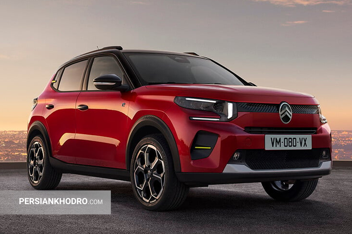 بهترین ماشین های برقی 2024 کدامند؟ + تصاویر به گزارش پرشین خودرو، بهترین ماشین های برقی در سراسر دنیا حالا به بازارهای اصلی خودرو راه یافتهاند، طوری که تقریباً یک پنجم از سهم کل فروش خودروهای نو در اروپا و ایالات متحده به خودروهای EV (Electric Vehicle یا همان ماشین برقی) اختصاص یافته است. به علاوه، با وضع قوانینی که ورود برخی خودروها به شهرهای بزرگ را محدود میکند و احتمال ممنوعیت فروش مدلهای بنزینی و دیزلی نو در سال ۲۰۳۵، بعید نیست محبوبیت برترین خودرو الکتریکی جهان همچنان افزایش یابد. پیشتر اصلیترین مانعی که برای خرید خودروهای برقی وجود داشت، اضطراب بابت کافی نبودن انرژی موتور برای رسیدن به مقصد بود. اما با معرفی بهترین ماشین های هیبریدی دنیا که قادرند با یک مرتبه فول شارژ بیش از 320 کیلومتر را طی کنند، این مسئله به اندازه گذشته نگران کننده نیست. لیست بهترین خودروهای برقی 2024 در گزارش امروز نگاهی به رتبه بندی بهترین خودروهای برقی 2024 خواهیم داشت که از نگاه کاربران، برترین EVهای موجود در بازار معرفی شدهاند. تسلا مدل 3 (Tesla Model 3) تسلا مدل ۳ از زمان عرضه در سال ۲۰۱۹، حضوری دائمی در لیست بهترین ماشین های برقی هرسال دارد. حالا به لطف آخرین بهروزرسانیهایش، این مدل نه تنها رقیبانش را شکست میدهد بلکه به کارآمدترین مورد در فهرست پرفروش ترین خودروهای برقی تبدیل شده است. تسلا مدل ۳ سواری لذتبخشی را ارائه میدهد و هندلینگ بهتری نسبت به رقبای خود یعنی کیا EV6 یا پولستار ۲ دارد. این خودرو با سرعت 261 کیلومتر بر ساعت و شتابی که در 6.1 ثانیه از صفر به صد میرسد (به ویژه در نسخه Performance)، به طور غیرمنتظرهای کاربردی است. غیاب کامل دکمهها و کلیدهای فیزیکی (حتی اهرم راهنما با دکمههای لمسی روی فرمان جایگزین شده) مورد پسند همه قرار نمیگیرد، اما حداقل صفحه نمایش مرکزی عظیم ۱۵.۴ اینچی کاربرپسند است. این نکته را هم در نظر بگیرید که مدل ۳ از نظر قیمتی نیز رقابتی است و خرید آن به مشتریان امکان دسترسی به شبکه فوقالعاده سریع و راحت سوپرشارژر تسلا را میدهد. به گفته یکی از بررسی کنندگان، تسلا یکی از بهترین خودروهای برقی جدید به حساب میآید. دن جونز اظهار داشت تسلا مدل ۳ در مسیر تست دنیای واقعی، به طور متوسط ۳.۷ مایل به ازای هر کیلووات ساعت برق مصرف کرده است. پولستار 2 2024 (Polestar 2) در نگاه اول، پولستار ۲ هاچبک برقی با ظاهر شیک و مجلل خود، شباهت زیادی به سدان لوکس ولوو S۶۰ دارد. اما این محصول به مجموعه بهترین ماشین های برقی ولوو تعلق دارد و برای دنیایی بدون مصرف سوختهای فسیلی ساخته شده است. پولستار ۲ حتی در پایینترین سطح تجهیز خود، تعادلی عالی بین برد مسافت و اسب بخار ارائه میدهد. مدل پایه دیفرانسیل عقب این خودرو با ۲۹۵ اسب بخار نیرو و برد مسافت ادعایی ۵۱۵ کیلومتر، گزینهای وسوسهکننده است. دو مدل دیگر از پولستار ۲ با سیستم انتقال قدرت تمام چرخ متحرک نیز در دسترس هستند: یکی با ۴۱۶ اسب بخار و دیگری مدل Performance Pack با ۴۴۹ اسب بخار که مورد علاقهی علاقهمندان به رانندگی پرهیجان است. هر دو مدل تمام چرخ محرک، برد مسافت ادعایی ۴۴۴ کیلومتری دارند. قیمت پولستار ۲ از قیمت پایه تسلا مدل ۳ بسیار بالاتر است، اما حداقل از نظر برد مسافت، بر «فرزند» ایلان ماسک برتری دارد. یکی دیگر از مزایای پولستار نسبت به تسلا، کابین سنتیتر آن است که شامل یک صفحه کیلومتر معمولی و نرمافزاری مبتنی بر سیستم عامل اندروید از گوگل میشود. اگرچه پولستار ۲ با عرضه هر مدل مدام از نظر ویژگیها، برد مسافت و اسب بخار پیشرفت میکند، اما برای رقابت با دیگر خودروهای برقی نوظهور مانند بامو i4 و هیوندای Ioniq 6، نیاز به قدرتنمایی بیشتری دارد. با این حال، پولستار ۲ همچنان انتخابی عالی برای خریداران در بخش خودروهای برقی است و به عنوان یکی از بهترینهای سال ۲۰۲۴ شناخته میشود. فولکسواگن ID Buzz علیرغم علاقهی فراوان به طراحی رتروی فولکسواگن ID. Buzz، این کمپانی آلمانی به راحتی میتوانست با صرف هزینهی کمتر روی مهندسی آن، همچنان همهی ظرفیت تولیدش را به فروش برساند. اما در عوض، فولکسواگن تمام توان خود را برای ساخت یکی از بهترین ماشین های برقی به کار گرفت. محصول نهایی ترکیبی از کاربری راحت یک MPV، آسایش و کیفیت بالای یک شاسیبلند لوکس و هزینههای نگهداری پایین یک خودروی برقی است. تجربهی رانندگی با ID. Buzz بسیار دلپذیر است؛ شتاب صفر تا صد آن از بسیاری از شاسیبلندهای خانوادگی بنزینی، مانند تیگوان ۱.۵ لیتری، سریعتر بوده و فضای داخلی آن هم جای بسیار بیشتری ارائه میدهد، به طوری که خریداران فضای بیشتری برای سرنشینان و بار نسبت به جگوار I-Pace یا تسلا مدل Y در اختیار خواهند داشت. سیتروئن e-C3 یکی از بزرگترین موانع خریداران بالقوه برای روی آوردن به بهترین ماشین های برقی، قیمت آنهاست. سیتروئن به جای اینکه خودروی برقی کوچک خود را پر از امکانات غیرضروری و پرهزینه کند، e-C3 را به یک خودروی کوچک و معقول تبدیل کرده که تنها امکانات مورد نیاز را در اختیار مشتری قرار میدهد و قیمتی دارد که بسیاری از افراد میتوانند واقعاً از پس آن بربیایند. در حالی که داچیا اسپرینگ ارزانتر است، اما از نظر کارایی، برد باتری یا امکانات، نمیتواند با سیتروئن e-C3 رقابت کند. e-C3 با بردی معادل ۳۲۰ کیلومتر با هر بار شارژ و فضای داخلی قابل توجه برای اندازهاش، به طور شگفتانگیزی توانایی کافی برای انجام وظایف یک خودروی خانوادگی را دارد. همچنین به عنوان یکی از محصولات خانواده سیتروئن، سواری بسیار راحتی ارائه میدهد. این خودرو با قیمتی بسیار مناسب، یک پکیج عالی است و دقیقاً به همین دلیل، در لیست برترین خودرو الکتریکی جهان 2024 جا دارد. هیوندای کُنا الکتریک هیوندای کُنا (نسل دوم) یکی از بهترین ماشین های برقی در بخش کراساورهای کوچک به شمار میرود و حتی پیشتر عنوان «بهترین خودروی سال» از اتو اکسپرس را نیز کسب کرده است. با این حال، در میان مدلهای مختلف، نسخه برقی آن یعنی کنا الکتریکی از نظر رانندگی، کابین و سواری، پختهترین و کاملترین گزینه است. مدل پایه کنا الکتریکی با نام «استاندارد رنج» قیمتی زیر ۳۵ هزار پوند دارد و با باتری ۴۸ کیلوواتساعتیاش قادر است تا مسافت ۳۷۶ کیلومتر را طی کند. نسل اول کنا در میان مشتریان محبوبیت بالایی کسب کرده بود، اما از نظر ابعاد کمی کوچک به نظر میرسید. حال نسل جدید کنا بر روی پلتفرم مشترکی با کیا نیرو ساخته میشود و در نتیجه فضای داخلی بیشتری ارائه میدهد. علاوه بر این، شاهد ارتقای گستردهای در بخشهای مختلف از جمله طراحی ظاهری جسورانهتر، تکنولوژی بهروزتر داخل کابین و استفاده از متریال باکیفیتتر هستیم. با ورود به کابین، در برترین خودرو الکتریکی جهان خانواده هیوندای، یک داشبورد تحت سلطه دو نمایشگر ۱۲.۳ اینچی با نرمافزاری کاملاً جدید قرار گرفته است. با این حال، هیوندای هنوز هم از دکمههای فیزیکی برای کنترل سیستمهایی مانند تهویه مطبوع و رادیو استفاده میکند و به طور کامل به سمت کنترلهای لمسی نرفته است. مرسدس بنز EQS وقتی تسلا با معرفی مدل S سدان درِ تکنولوژی دیجیتال درون خودرو را به روی همه باز کرد، قدیمیترین خودروساز جهان هم وارد بازی ساخت بهترین ماشین های برقی شد تا ثابت کند میتواند هر چیزی را که در سیلیکون ولی ساخته میشود، بهتر و شیکتر بسازد. با ورود مرسدس-بنز EQS در سال ۲۰۲۱، شاهد معرفی «هایپراسکرین» بودیم: گسترهای وسیع از املاک دیجیتال صفحه لمسی که به نظر میرسد کل داشبورد را اشغال کرده است. در واقعیت، اینطور نیست، اما یک کنسول دیجیتال ابزارآلات با نمایشگر هدآپ (بالا-سر) بزرگ، یک صفحه لمسی سیستم سرگرمی بزرگ ۱۷.۷ اینچی و یک صفحه لمسی ۱۲.۳ اینچی جلوی سرنشین را در کنار هم قرار میدهد. تاثیر ترکیبی این صفحات کمی گیجکننده است، البته به شرطی که طرفدار تکنولوژی نمایشگرهای متعدد در خودرو باشید. با این حال، پیشرفتهای کابین مرسدسبنز فقط به صفحه نمایشهای عظیمش ختم نمیشود. جدیدترین نرمافزار سرگرمی MBUX نسل سوم پیمایش خیلی راحتتری نسبت به نسلهای قبلی دارد و سهولت استفادهای را نشان میدهد که سایر برندها به آن نمیرسند. همین عامل کافیست تا مرسدس بنز EQS را یکی از بهترین ماشین های برقی لوکس بازار دنیا بدانیم. پورشه تایکان الکتریکی برای خریدارانی که به دنبال تمامی مزایای بهترین ماشین های برقی هستند اما میخواهند رانندگی هیجان انگیزی را تجربه کنند، پورشه تایکان یک گزینه ایدهآل خواهد بود. حتی مدلهای پایه این خودرو نیز با قدرتی معادل ۳۲۲ اسب بخار عرضه میشوند، در حالی که نسخههای توربو رده بالا تا ۷۵۱ اسب بخار قدرت دارند. این خودرو برای رسیدن از صفر تا صد کیلومتر در ساعت، تنها به ۲.۸ ثانیه زمان نیاز دارد. مرکز ثقل بسیار پایین و هندلینگ فوقالعاده، چابکی بسیار زیادی به پورشه تایکان میبخشد. این خودرو در مقایسه با مرسدس EQS، حس بهتری از ارتباط با چرخهای جلو به راننده میدهد و تنها آئودی ای-ترون GT که سیستمی تقریباً مشابه دارد، میتواند از نظر چسبندگی با آن رقابت کند. خریداران برترین خودرو الکتریکی جهان حتی نگران مسافت قابل پیمایش هم نیستند؛ همه نسخههای تایکان در شرایط واقعی رانندگی قادرند تا حدود ۳۲۰ کیلومتر را با یک مرتبه فول شارژ شارژ طی کنند. فضای داخلی تایکان نیز فوقالعاده باکیفیت و شیک است و برخلاف تصور، کاربردی هم به نظر میرسد، به خصوص در نسخه کراس توریسمو که شبیه به استیشن واگن است. BMW i4 بی ام و i4 یکی از سریعترین خودروها در لیست بهترین ماشین های برقی 2024 محسوب میشود. برخی از نسخههای آن میتوانند تنها در ۳.۸ ثانیه، از حالت سکون به سرعت ۱۰۰ کیلومتر بر ساعت برسند. i4 در انتقال قدرت به چرخها نسبت به نسخههای تک موتوره رقیب یعنی Polestar 2 عملکرد بهتری دارد؛ به خصوص در شرایط لغزنده. علاوه بر این، بی ام و i4 در مسافتهای طولانی راحت بوده و در سرعتهای بالا بسیار کمصدا است. نظرات مثبت رانندگان در نیمه اول سال جاری، BMW i4 را در لیست بهترین خودروهای 2024 نیز جا داده است. با در نظر گرفتن برد حرکتی مناسب تا ۵۹۰ کیلومتر با هر بار شارژ، سیستم اطلاعات سرگرمی عالی و کاربرپسند و همچنین فضای داخلی لوکس آن، i4 میتواند به جایگزینی وسوسهکننده برای تسلا مدل ۳ تبدیل شود. با این حال مسئله دسترسی به شبکههای سوپرشارژر در سراسر کشور و هزینههای خرید، باعث میشود برخی خریداران برای اینکه تصمیم بگیرند کدام مدل برترین خودرو الکتریکی جهان است، اندی تردید کنند. فولکس واگن ID 3 فولکس واگن ID.3 یکهتاز تمام میدانهاست. این خودرو در رانندگی، امکانات رفاهی و راحتی سرنشینان خوب عمل میکند، اما در هیچ زمینهای نسبت به بهترین رقبایش برتری چشمگیری ندارد. با این حال، باعث نمیشود که در لیست بهترین ماشین های برقی 2024 جا نداشته باشد. دو نسخه از ID.3 وجود دارد: Pro و Pro S. نسخه Pro مدل پایه است که از یک باتری ۵۸ کیلووات ساعتی بهره میبرد و با هر بار شارژ میتواند به طور رسمی مسافتی در حدود ۴۲۶ کیلومتر را طی کند. مدل Pro S باتری بزرگتر ۷۷ کیلووات ساعتی دارد که برد رسمی آن به ۵۶۲ کیلومتر میرسد. فولکس واگن ID.3 خودروی ارزان قیمتی نیست، اما مملو از تجهیزات استاندارد و امکانات ایمنی است. با تمام این اوصاف، به خریداران توصیه میشود اگر به دنبال برترین خودرو الکتریکی جهان هستند، قبل از ID 3 ابتدا نگاهی به MG4 یا تسلا مدل ۳ بیندازند. کوپرا بورن (Cupra Born) کوپرا Born را میتوان جایگزینی کمی مهیجتر و شیکتر برای فولکسواگن ID.3 در نظر گرفت. هر دو مدل از لحاظ فنی شباهتهای زیادی دارند، اما به جز چند مورد استثنا، به سختی میتوان تفاوت این دو مورد از بهترین ماشین های برقی دنیا را تشخیص داد. از نظر فنی، Born و ID.3 بسیار شبیه هستند و با باتریهای ۵۸ کیلووات ساعت و ۷۷ کیلووات ساعت عرضه میشوند که به ترتیب برد رسمی 424.8 و 548.7 کیلومتر را ارائه میدهند. اگرچه در تستهای دنیای واقعی، برد کوپرا بورن در زمستان 294.51 کیلومتر و در تابستان 352.446 کیلومتر، و برد فولکس واگن ID 3 به ترتیب 378.196 و 458.663 کیلومتر ثبت شد. به نظر میآید انتخاب کوپرا بورن برای رانندگانی که قصد دارند سراغ EVها بروند، منطقیتر باشد چون بردش برای بسیاری از افراد کافی بوده و تریم V1 آن، تقریباً تمامی امکانات موردنیاز بهترین خودروهای برقی برای رانندگی در شهر را دارد. فورد اکسپلورر (Ford Explorer) فورد اکسپلورر جدید نسبت به نسلهای قبلی کاملاً متحول شده و حالا در میان بهترین ماشین های برقی دنیا جادارد. مدلهای بزرگ و پرمصرف اکسپلورر جای خود را به یک SUV خانوادگی کاملاً برقی دادهاند. این اکسپلورر از پلتفرمی مشترک با فولکسواگن ID.4 بهره میبرد و از برخی از خودروهای قدیمیتر با همین نام، کمی کوچکتر است. با این حال همچنان فضای کافی برای تمام اعضای خانواده ارائه میدهد. درون کابین این خودرو نیز امکانات رفاهی مناسبی برای سرنشینان تعبیه شده که از جمله آنها میتوان به سیستم سرگرمی با صفحهنمایش لمسی ۱۴.۶ اینچی، صندلیهای جلو با گرمکن و ماساژور و شارژ بیسیم در مدل پایه اشاره کرد. فورد بهصورت استاندارد تجهیزات ایمنی زیادی را نیز برای این خودرو در نظر گرفته است. آئودی E-Tron GT گرند توررها (اتومبیلهای لوکس Gran Turismo) باید براق، سریع و قادر به پیمودن مسافتهای طولانی باشند. تنها به همین دلیل است که آئودی E-tron GT با عملکرد و خروجی قدرت فوق العادهاش، ثابت میکند که لیاقت عنوان برترین خودرو الکتریکی جهان را دارد. این خودرو میتواند رسماً در ۴.۱ ثانیه از صفر به ۱۰۰ کیلومتر بر ساعت برسد، اما در دستان تستکنندگان حتی سریعتر هم عمل کرده است. آئودی ای ترون GT با یکبار شارژ میتواند تا مسافت ۴۹۴ کیلومتر را طی کند و سرعت شارژ آن تا ۲۷۰ کیلووات قابل قبول خواهد بود. از نظر توان شارژر، تنها پورشه تایکان و مازراتی گرن توریزمو فولگوره هستند که بتوانند با آن رقابت کنند. آئودی E-tron GT کمی نرمتر و چابکتر از تایکان است، اما همچنان عملکردی فوقالعاده در رانندگی دارد و بسیار سرگرمکنندهتر از تسلا مدل S است. فضای داخلی آن نیز زیباتر پیاده شده و بر خلاف تسلا و تایکان، دکمههای فیزیکی برای ویژگیهای پرکاربرد وجود دارند. در مورد فناوری آن شکی نیست، استفاده از آن آسان است و صفحه نمایشها واضح و پاسخگو هستند. با این حال، کاملاً بی نقص نیست. با قیمتی اولیه بیش از ۸۰,۰۰۰ پوند، حتی با وجود ارزش فروش مجدد بسیار خوب، نسبتاً گران است. همچنین کمی صدای زوزه از موتور به گوش میرسد - اما اگر از این یک قلم چشم پوشی کنیم، واقعاً یکی از بهترین ماشین های الکتریکی دنیاست. کیا EV9 کمتر خودرویی در میان بهترین ماشین های برقی دنیا پیدا میشود که به اندازه KIA EV9، جادار و مناسب خانوادههای پرجمعیت باشد. این ماشین با داشتن هفت صندلی و فضایی به حجم ۳۳۳ لیتر برای صندوق عقب، حتی زمانی که تمام صندلیها اشغال باشند، باز هم برای بزرگترین خانوادهها فضای کافی را ارائه میدهد. البته بدنهی حجیم کیا EV9 به این معناست که برای حرکت به نیروی محرکهی قابل قبولی نیاز دارد. این نیرو توسط یک باتری ۹۹.۸ کیلووات ساعت تأمین میشود و بسته به مدل انتخابی، میتواند با هر بار شارژ تا حدود ۵۶۲ کیلومتر را طی کند. EV9 بدون شک بزرگ و سنگین است، اما کند نیست. مدل ردهبالای GT Line با قوای محرکهی دو-موتوره ۳۷۸ اسب بخاری قادر است این هیولا را تنها در ۵.۳ ثانیه از حالت سکون به سرعت ۱۰۰ کیلومتر بر ساعت برساند. ام جی 4 در چند سال اخیر، برند MG بهعنوان سازنده خودروهای برقی مقرونبهصرفه که ارزش خرید فوقالعادهای ارائه میدهند، دورنمایی روشن برای آینده خودروهای برقی ترسیم کرده است. این فلسفه کاملاً در MG4 خلاصه شده؛ قیمت هاچبک الکتریکی MG از مبلغی زیر ۲۷,۰۰۰ پوند شروع میشود. با این حال تنها نشانههای آشکار صرفهجویی در هزینه، استفاده از متریالی باکیفیت پایینتر در کابین است. لیست تجهیزات استاندارد طولانی است. مدلهای مختلف EV ام جی مانند بهترین ماشین های هیبریدی دنیا، دارای صفحهنمایش لمسی ۱۰.۲۵ اینچی، اتصال به تلفن هوشمند، چراغهای جلو LED و کروز کنترل تطبیقی هستند. همچنین فضای زیادی برای سرنشینان و بار در نظر گرفته شده. MG4 در پیچهای جادههای کوهستانی لذتبخش است و فرمان سبک و دید روبهجلوی عالی آن، مانور دادن در شهر را بسیار آسان میکند. فولکس واگن ID 7 فولکس واگن ثابت کرده که در زمینه بهترین ماشین های برقی حسابی گردوخاک کند (تا همینجا، سه تا از خودروهای لیست برترین خودرو الکتریکی جهان را به خودش اختصاص داد!). اما به جرأت میتوانیم بگوییم ID.7 جدیدترین و بهترین تلاش این برند آلمانی در زمینه تولید خودروهای بدون آلایندگی به شمار میرود. این سدان لوکس بردِ باتری عالی، کاربرد فراوان و کیفیت بالا را ارائه میدهد و قادر است با رقبای سرسختی مانند تسلا مدل ۳ رقابت کند. برای مشتریانی که به دنبال یک خودروی خانوادگی جدید هستند، حتی نسخه استیشن آن (که با نام ID.7 تورر شناخته میشود) هم ارائه شده است. صرف نظر از نسخهای که رانندگان انتخاب کنند، ID.7 فولکسواگن خودروی بزرگی است. طول آن حتی از ون برقی ID. Buzz نیز بیشتر است، به این معنی که فضای زیادی برای سرنشینان و بار فراهم میکند. باتری ۷۷ کیلووات ساعتی آن نیز ظرفیت مناسبی دارد. این خودرو بسته به مدل انتخابی، با هر بار شارژ حداکثر مسافت ۶۱۵ کیلومتری را طی میکند. یکی از انتقادهای رایج به محصولات جدید فولکسواگن، سیستم سرگرمی اطلاعاتی و کمبود دکمههای فیزیکی است. سیستم ID.7 هنوز کاملاً ایدهآل نیست، اما نسبت به گذشته بهبود قابل توجهی پیدا کرده و استفاده از آن به لطف نورپردازی پسزمینه، در شب نیز راحت است. بی وای دی سیل (BYD Seal) شاید نام BYD در ایران به اندازه برندهای دیگر محبوب نباشد، اما بد نیست بدانید این شرکت یکی از سریعترین برندهای در حال رشد در زمینه تولید بهترین ماشین های برقی در دنیاست. سیل (Seal)، رقیب چهار درب شیک تسلا مدل ۳ و فولکسواگن ID7، بیشک محصول برجسته این شرکت محسوب میشود. دو نسخه از سیل در دسترس هستند که بسته به انتخاب خریداران، سریع یا سوپرسریع خواهد بود. برد حرکتی رسمی آن تا ۵۷۰ کیلومتر اعلام شده و اتو اکسپرس در تست برد زمستانی، توانست تا ۴۱۰ کیلومتر را طی کند. سیستم تعلیق این خودرو برای جادههای بریتانیا به خوبی تنظیم شده و به اندازهی کافی سفت هست که احساس اطمینان داشته باشید. از سوی دیگر، به اندازهای نرم هست که بتواند از پس رانندگی روی آسفالت ترکخورده بر بیاید. فضای داخلی برای سرنشینان جلو خوب است، اما در عقب نسبت به فولکس واگن ID 7 جای کمتری دارد و در مقایسه با مدل 3 تسلا، فضای راحتتری ارائه میدهد. فضای داخلی تحت سلطه یک صفحهنمایش لمسی بزرگ به سبک تسلا قرار دارد که میتواند از حالت عمودی به افقی بچرخد، اما برخلاف تسلا، بهترین عملکرد را در پاسخگویی ندارد. با این حال، طراحی داخلی خودرو ظاهری کاملاً آیندهنگرانه دارد و قابل انتقاد نیست. جمع بندی سال ۲۰۲۴، سالی پرشور و هیجانانگیز برای دوستداران بهترین ماشین های برقی خواهد بود. در سراسر جهان شاهد ورود مدلهای جدید و نوآورانهای به بازار هستیم که هر کدام مزایا و ویژگیهای منحصر به فرد خود را ارائه میدهند. البته همانطور که انتظار میرود، حداقل 80 درصد از خودروهایی که در لیست برترین خودرو الکتریکی جهان 2024 معرفی کردیم، در ایران حضور پیدا نخواهند کرد. با این وجود میتوانیم منتظر باشیم و ببینیم آیا کشورمان حرکتی برای واردات و معرفی خودروهای الکتریکی مونتاژی (از جمله کی ام سی J7 که در این مقاله معرفی شد) خواهد زد یا خیر. بهترین ماشین های هیبریدی دنیا از نظر شما کدامند؟ فکر میکنید در آینده نزدیک، EVها بتوانند جایگزین خودروهای بنزینی و دیزلی شوند؟ مشتاق دریافت نظرات شما هستیم.