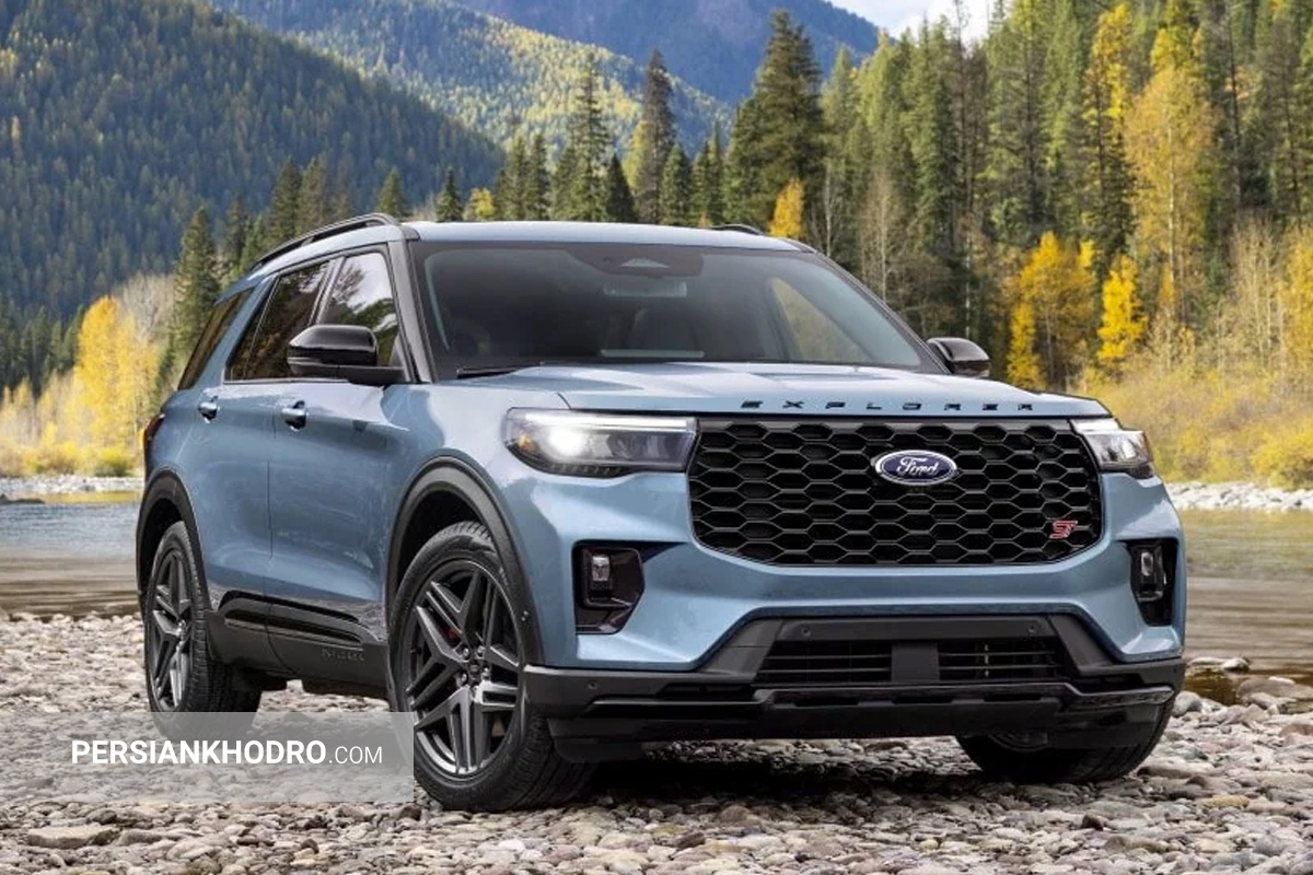 بهترین ماشین های برقی 2024 کدامند؟ + تصاویر به گزارش پرشین خودرو، بهترین ماشین های برقی در سراسر دنیا حالا به بازارهای اصلی خودرو راه یافتهاند، طوری که تقریباً یک پنجم از سهم کل فروش خودروهای نو در اروپا و ایالات متحده به خودروهای EV (Electric Vehicle یا همان ماشین برقی) اختصاص یافته است. به علاوه، با وضع قوانینی که ورود برخی خودروها به شهرهای بزرگ را محدود میکند و احتمال ممنوعیت فروش مدلهای بنزینی و دیزلی نو در سال ۲۰۳۵، بعید نیست محبوبیت برترین خودرو الکتریکی جهان همچنان افزایش یابد. پیشتر اصلیترین مانعی که برای خرید خودروهای برقی وجود داشت، اضطراب بابت کافی نبودن انرژی موتور برای رسیدن به مقصد بود. اما با معرفی بهترین ماشین های هیبریدی دنیا که قادرند با یک مرتبه فول شارژ بیش از 320 کیلومتر را طی کنند، این مسئله به اندازه گذشته نگران کننده نیست. لیست بهترین خودروهای برقی 2024 در گزارش امروز نگاهی به رتبه بندی بهترین خودروهای برقی 2024 خواهیم داشت که از نگاه کاربران، برترین EVهای موجود در بازار معرفی شدهاند. تسلا مدل 3 (Tesla Model 3) تسلا مدل ۳ از زمان عرضه در سال ۲۰۱۹، حضوری دائمی در لیست بهترین ماشین های برقی هرسال دارد. حالا به لطف آخرین بهروزرسانیهایش، این مدل نه تنها رقیبانش را شکست میدهد بلکه به کارآمدترین مورد در فهرست پرفروش ترین خودروهای برقی تبدیل شده است. تسلا مدل ۳ سواری لذتبخشی را ارائه میدهد و هندلینگ بهتری نسبت به رقبای خود یعنی کیا EV6 یا پولستار ۲ دارد. این خودرو با سرعت 261 کیلومتر بر ساعت و شتابی که در 6.1 ثانیه از صفر به صد میرسد (به ویژه در نسخه Performance)، به طور غیرمنتظرهای کاربردی است. غیاب کامل دکمهها و کلیدهای فیزیکی (حتی اهرم راهنما با دکمههای لمسی روی فرمان جایگزین شده) مورد پسند همه قرار نمیگیرد، اما حداقل صفحه نمایش مرکزی عظیم ۱۵.۴ اینچی کاربرپسند است. این نکته را هم در نظر بگیرید که مدل ۳ از نظر قیمتی نیز رقابتی است و خرید آن به مشتریان امکان دسترسی به شبکه فوقالعاده سریع و راحت سوپرشارژر تسلا را میدهد. به گفته یکی از بررسی کنندگان، تسلا یکی از بهترین خودروهای برقی جدید به حساب میآید. دن جونز اظهار داشت تسلا مدل ۳ در مسیر تست دنیای واقعی، به طور متوسط ۳.۷ مایل به ازای هر کیلووات ساعت برق مصرف کرده است. پولستار 2 2024 (Polestar 2) در نگاه اول، پولستار ۲ هاچبک برقی با ظاهر شیک و مجلل خود، شباهت زیادی به سدان لوکس ولوو S۶۰ دارد. اما این محصول به مجموعه بهترین ماشین های برقی ولوو تعلق دارد و برای دنیایی بدون مصرف سوختهای فسیلی ساخته شده است. پولستار ۲ حتی در پایینترین سطح تجهیز خود، تعادلی عالی بین برد مسافت و اسب بخار ارائه میدهد. مدل پایه دیفرانسیل عقب این خودرو با ۲۹۵ اسب بخار نیرو و برد مسافت ادعایی ۵۱۵ کیلومتر، گزینهای وسوسهکننده است. دو مدل دیگر از پولستار ۲ با سیستم انتقال قدرت تمام چرخ متحرک نیز در دسترس هستند: یکی با ۴۱۶ اسب بخار و دیگری مدل Performance Pack با ۴۴۹ اسب بخار که مورد علاقهی علاقهمندان به رانندگی پرهیجان است. هر دو مدل تمام چرخ محرک، برد مسافت ادعایی ۴۴۴ کیلومتری دارند. قیمت پولستار ۲ از قیمت پایه تسلا مدل ۳ بسیار بالاتر است، اما حداقل از نظر برد مسافت، بر «فرزند» ایلان ماسک برتری دارد. یکی دیگر از مزایای پولستار نسبت به تسلا، کابین سنتیتر آن است که شامل یک صفحه کیلومتر معمولی و نرمافزاری مبتنی بر سیستم عامل اندروید از گوگل میشود. اگرچه پولستار ۲ با عرضه هر مدل مدام از نظر ویژگیها، برد مسافت و اسب بخار پیشرفت میکند، اما برای رقابت با دیگر خودروهای برقی نوظهور مانند بامو i4 و هیوندای Ioniq 6، نیاز به قدرتنمایی بیشتری دارد. با این حال، پولستار ۲ همچنان انتخابی عالی برای خریداران در بخش خودروهای برقی است و به عنوان یکی از بهترینهای سال ۲۰۲۴ شناخته میشود. فولکسواگن ID Buzz علیرغم علاقهی فراوان به طراحی رتروی فولکسواگن ID. Buzz، این کمپانی آلمانی به راحتی میتوانست با صرف هزینهی کمتر روی مهندسی آن، همچنان همهی ظرفیت تولیدش را به فروش برساند. اما در عوض، فولکسواگن تمام توان خود را برای ساخت یکی از بهترین ماشین های برقی به کار گرفت. محصول نهایی ترکیبی از کاربری راحت یک MPV، آسایش و کیفیت بالای یک شاسیبلند لوکس و هزینههای نگهداری پایین یک خودروی برقی است. تجربهی رانندگی با ID. Buzz بسیار دلپذیر است؛ شتاب صفر تا صد آن از بسیاری از شاسیبلندهای خانوادگی بنزینی، مانند تیگوان ۱.۵ لیتری، سریعتر بوده و فضای داخلی آن هم جای بسیار بیشتری ارائه میدهد، به طوری که خریداران فضای بیشتری برای سرنشینان و بار نسبت به جگوار I-Pace یا تسلا مدل Y در اختیار خواهند داشت. سیتروئن e-C3 یکی از بزرگترین موانع خریداران بالقوه برای روی آوردن به بهترین ماشین های برقی، قیمت آنهاست. سیتروئن به جای اینکه خودروی برقی کوچک خود را پر از امکانات غیرضروری و پرهزینه کند، e-C3 را به یک خودروی کوچک و معقول تبدیل کرده که تنها امکانات مورد نیاز را در اختیار مشتری قرار میدهد و قیمتی دارد که بسیاری از افراد میتوانند واقعاً از پس آن بربیایند. در حالی که داچیا اسپرینگ ارزانتر است، اما از نظر کارایی، برد باتری یا امکانات، نمیتواند با سیتروئن e-C3 رقابت کند. e-C3 با بردی معادل ۳۲۰ کیلومتر با هر بار شارژ و فضای داخلی قابل توجه برای اندازهاش، به طور شگفتانگیزی توانایی کافی برای انجام وظایف یک خودروی خانوادگی را دارد. همچنین به عنوان یکی از محصولات خانواده سیتروئن، سواری بسیار راحتی ارائه میدهد. این خودرو با قیمتی بسیار مناسب، یک پکیج عالی است و دقیقاً به همین دلیل، در لیست برترین خودرو الکتریکی جهان 2024 جا دارد. هیوندای کُنا الکتریک هیوندای کُنا (نسل دوم) یکی از بهترین ماشین های برقی در بخش کراساورهای کوچک به شمار میرود و حتی پیشتر عنوان «بهترین خودروی سال» از اتو اکسپرس را نیز کسب کرده است. با این حال، در میان مدلهای مختلف، نسخه برقی آن یعنی کنا الکتریکی از نظر رانندگی، کابین و سواری، پختهترین و کاملترین گزینه است. مدل پایه کنا الکتریکی با نام «استاندارد رنج» قیمتی زیر ۳۵ هزار پوند دارد و با باتری ۴۸ کیلوواتساعتیاش قادر است تا مسافت ۳۷۶ کیلومتر را طی کند. نسل اول کنا در میان مشتریان محبوبیت بالایی کسب کرده بود، اما از نظر ابعاد کمی کوچک به نظر میرسید. حال نسل جدید کنا بر روی پلتفرم مشترکی با کیا نیرو ساخته میشود و در نتیجه فضای داخلی بیشتری ارائه میدهد. علاوه بر این، شاهد ارتقای گستردهای در بخشهای مختلف از جمله طراحی ظاهری جسورانهتر، تکنولوژی بهروزتر داخل کابین و استفاده از متریال باکیفیتتر هستیم. با ورود به کابین، در برترین خودرو الکتریکی جهان خانواده هیوندای، یک داشبورد تحت سلطه دو نمایشگر ۱۲.۳ اینچی با نرمافزاری کاملاً جدید قرار گرفته است. با این حال، هیوندای هنوز هم از دکمههای فیزیکی برای کنترل سیستمهایی مانند تهویه مطبوع و رادیو استفاده میکند و به طور کامل به سمت کنترلهای لمسی نرفته است. مرسدس بنز EQS وقتی تسلا با معرفی مدل S سدان درِ تکنولوژی دیجیتال درون خودرو را به روی همه باز کرد، قدیمیترین خودروساز جهان هم وارد بازی ساخت بهترین ماشین های برقی شد تا ثابت کند میتواند هر چیزی را که در سیلیکون ولی ساخته میشود، بهتر و شیکتر بسازد. با ورود مرسدس-بنز EQS در سال ۲۰۲۱، شاهد معرفی «هایپراسکرین» بودیم: گسترهای وسیع از املاک دیجیتال صفحه لمسی که به نظر میرسد کل داشبورد را اشغال کرده است. در واقعیت، اینطور نیست، اما یک کنسول دیجیتال ابزارآلات با نمایشگر هدآپ (بالا-سر) بزرگ، یک صفحه لمسی سیستم سرگرمی بزرگ ۱۷.۷ اینچی و یک صفحه لمسی ۱۲.۳ اینچی جلوی سرنشین را در کنار هم قرار میدهد. تاثیر ترکیبی این صفحات کمی گیجکننده است، البته به شرطی که طرفدار تکنولوژی نمایشگرهای متعدد در خودرو باشید. با این حال، پیشرفتهای کابین مرسدسبنز فقط به صفحه نمایشهای عظیمش ختم نمیشود. جدیدترین نرمافزار سرگرمی MBUX نسل سوم پیمایش خیلی راحتتری نسبت به نسلهای قبلی دارد و سهولت استفادهای را نشان میدهد که سایر برندها به آن نمیرسند. همین عامل کافیست تا مرسدس بنز EQS را یکی از بهترین ماشین های برقی لوکس بازار دنیا بدانیم. پورشه تایکان الکتریکی برای خریدارانی که به دنبال تمامی مزایای بهترین ماشین های برقی هستند اما میخواهند رانندگی هیجان انگیزی را تجربه کنند، پورشه تایکان یک گزینه ایدهآل خواهد بود. حتی مدلهای پایه این خودرو نیز با قدرتی معادل ۳۲۲ اسب بخار عرضه میشوند، در حالی که نسخههای توربو رده بالا تا ۷۵۱ اسب بخار قدرت دارند. این خودرو برای رسیدن از صفر تا صد کیلومتر در ساعت، تنها به ۲.۸ ثانیه زمان نیاز دارد. مرکز ثقل بسیار پایین و هندلینگ فوقالعاده، چابکی بسیار زیادی به پورشه تایکان میبخشد. این خودرو در مقایسه با مرسدس EQS، حس بهتری از ارتباط با چرخهای جلو به راننده میدهد و تنها آئودی ای-ترون GT که سیستمی تقریباً مشابه دارد، میتواند از نظر چسبندگی با آن رقابت کند. خریداران برترین خودرو الکتریکی جهان حتی نگران مسافت قابل پیمایش هم نیستند؛ همه نسخههای تایکان در شرایط واقعی رانندگی قادرند تا حدود ۳۲۰ کیلومتر را با یک مرتبه فول شارژ شارژ طی کنند. فضای داخلی تایکان نیز فوقالعاده باکیفیت و شیک است و برخلاف تصور، کاربردی هم به نظر میرسد، به خصوص در نسخه کراس توریسمو که شبیه به استیشن واگن است. BMW i4 بی ام و i4 یکی از سریعترین خودروها در لیست بهترین ماشین های برقی 2024 محسوب میشود. برخی از نسخههای آن میتوانند تنها در ۳.۸ ثانیه، از حالت سکون به سرعت ۱۰۰ کیلومتر بر ساعت برسند. i4 در انتقال قدرت به چرخها نسبت به نسخههای تک موتوره رقیب یعنی Polestar 2 عملکرد بهتری دارد؛ به خصوص در شرایط لغزنده. علاوه بر این، بی ام و i4 در مسافتهای طولانی راحت بوده و در سرعتهای بالا بسیار کمصدا است. نظرات مثبت رانندگان در نیمه اول سال جاری، BMW i4 را در لیست بهترین خودروهای 2024 نیز جا داده است. با در نظر گرفتن برد حرکتی مناسب تا ۵۹۰ کیلومتر با هر بار شارژ، سیستم اطلاعات سرگرمی عالی و کاربرپسند و همچنین فضای داخلی لوکس آن، i4 میتواند به جایگزینی وسوسهکننده برای تسلا مدل ۳ تبدیل شود. با این حال مسئله دسترسی به شبکههای سوپرشارژر در سراسر کشور و هزینههای خرید، باعث میشود برخی خریداران برای اینکه تصمیم بگیرند کدام مدل برترین خودرو الکتریکی جهان است، اندی تردید کنند. فولکس واگن ID 3 فولکس واگن ID.3 یکهتاز تمام میدانهاست. این خودرو در رانندگی، امکانات رفاهی و راحتی سرنشینان خوب عمل میکند، اما در هیچ زمینهای نسبت به بهترین رقبایش برتری چشمگیری ندارد. با این حال، باعث نمیشود که در لیست بهترین ماشین های برقی 2024 جا نداشته باشد. دو نسخه از ID.3 وجود دارد: Pro و Pro S. نسخه Pro مدل پایه است که از یک باتری ۵۸ کیلووات ساعتی بهره میبرد و با هر بار شارژ میتواند به طور رسمی مسافتی در حدود ۴۲۶ کیلومتر را طی کند. مدل Pro S باتری بزرگتر ۷۷ کیلووات ساعتی دارد که برد رسمی آن به ۵۶۲ کیلومتر میرسد. فولکس واگن ID.3 خودروی ارزان قیمتی نیست، اما مملو از تجهیزات استاندارد و امکانات ایمنی است. با تمام این اوصاف، به خریداران توصیه میشود اگر به دنبال برترین خودرو الکتریکی جهان هستند، قبل از ID 3 ابتدا نگاهی به MG4 یا تسلا مدل ۳ بیندازند. کوپرا بورن (Cupra Born) کوپرا Born را میتوان جایگزینی کمی مهیجتر و شیکتر برای فولکسواگن ID.3 در نظر گرفت. هر دو مدل از لحاظ فنی شباهتهای زیادی دارند، اما به جز چند مورد استثنا، به سختی میتوان تفاوت این دو مورد از بهترین ماشین های برقی دنیا را تشخیص داد. از نظر فنی، Born و ID.3 بسیار شبیه هستند و با باتریهای ۵۸ کیلووات ساعت و ۷۷ کیلووات ساعت عرضه میشوند که به ترتیب برد رسمی 424.8 و 548.7 کیلومتر را ارائه میدهند. اگرچه در تستهای دنیای واقعی، برد کوپرا بورن در زمستان 294.51 کیلومتر و در تابستان 352.446 کیلومتر، و برد فولکس واگن ID 3 به ترتیب 378.196 و 458.663 کیلومتر ثبت شد. به نظر میآید انتخاب کوپرا بورن برای رانندگانی که قصد دارند سراغ EVها بروند، منطقیتر باشد چون بردش برای بسیاری از افراد کافی بوده و تریم V1 آن، تقریباً تمامی امکانات موردنیاز بهترین خودروهای برقی برای رانندگی در شهر را دارد. فورد اکسپلورر (Ford Explorer) فورد اکسپلورر جدید نسبت به نسلهای قبلی کاملاً متحول شده و حالا در میان بهترین ماشین های برقی دنیا جادارد. مدلهای بزرگ و پرمصرف اکسپلورر جای خود را به یک SUV خانوادگی کاملاً برقی دادهاند. این اکسپلورر از پلتفرمی مشترک با فولکسواگن ID.4 بهره میبرد و از برخی از خودروهای قدیمیتر با همین نام، کمی کوچکتر است. با این حال همچنان فضای کافی برای تمام اعضای خانواده ارائه میدهد. درون کابین این خودرو نیز امکانات رفاهی مناسبی برای سرنشینان تعبیه شده که از جمله آنها میتوان به سیستم سرگرمی با صفحهنمایش لمسی ۱۴.۶ اینچی، صندلیهای جلو با گرمکن و ماساژور و شارژ بیسیم در مدل پایه اشاره کرد. فورد بهصورت استاندارد تجهیزات ایمنی زیادی را نیز برای این خودرو در نظر گرفته است. آئودی E-Tron GT گرند توررها (اتومبیلهای لوکس Gran Turismo) باید براق، سریع و قادر به پیمودن مسافتهای طولانی باشند. تنها به همین دلیل است که آئودی E-tron GT با عملکرد و خروجی قدرت فوق العادهاش، ثابت میکند که لیاقت عنوان برترین خودرو الکتریکی جهان را دارد. این خودرو میتواند رسماً در ۴.۱ ثانیه از صفر به ۱۰۰ کیلومتر بر ساعت برسد، اما در دستان تستکنندگان حتی سریعتر هم عمل کرده است. آئودی ای ترون GT با یکبار شارژ میتواند تا مسافت ۴۹۴ کیلومتر را طی کند و سرعت شارژ آن تا ۲۷۰ کیلووات قابل قبول خواهد بود. از نظر توان شارژر، تنها پورشه تایکان و مازراتی گرن توریزمو فولگوره هستند که بتوانند با آن رقابت کنند. آئودی E-tron GT کمی نرمتر و چابکتر از تایکان است، اما همچنان عملکردی فوقالعاده در رانندگی دارد و بسیار سرگرمکنندهتر از تسلا مدل S است. فضای داخلی آن نیز زیباتر پیاده شده و بر خلاف تسلا و تایکان، دکمههای فیزیکی برای ویژگیهای پرکاربرد وجود دارند. در مورد فناوری آن شکی نیست، استفاده از آن آسان است و صفحه نمایشها واضح و پاسخگو هستند. با این حال، کاملاً بی نقص نیست. با قیمتی اولیه بیش از ۸۰,۰۰۰ پوند، حتی با وجود ارزش فروش مجدد بسیار خوب، نسبتاً گران است. همچنین کمی صدای زوزه از موتور به گوش میرسد - اما اگر از این یک قلم چشم پوشی کنیم، واقعاً یکی از بهترین ماشین های الکتریکی دنیاست. کیا EV9 کمتر خودرویی در میان بهترین ماشین های برقی دنیا پیدا میشود که به اندازه KIA EV9، جادار و مناسب خانوادههای پرجمعیت باشد. این ماشین با داشتن هفت صندلی و فضایی به حجم ۳۳۳ لیتر برای صندوق عقب، حتی زمانی که تمام صندلیها اشغال باشند، باز هم برای بزرگترین خانوادهها فضای کافی را ارائه میدهد. البته بدنهی حجیم کیا EV9 به این معناست که برای حرکت به نیروی محرکهی قابل قبولی نیاز دارد. این نیرو توسط یک باتری ۹۹.۸ کیلووات ساعت تأمین میشود و بسته به مدل انتخابی، میتواند با هر بار شارژ تا حدود ۵۶۲ کیلومتر را طی کند. EV9 بدون شک بزرگ و سنگین است، اما کند نیست. مدل ردهبالای GT Line با قوای محرکهی دو-موتوره ۳۷۸ اسب بخاری قادر است این هیولا را تنها در ۵.۳ ثانیه از حالت سکون به سرعت ۱۰۰ کیلومتر بر ساعت برساند. ام جی 4 در چند سال اخیر، برند MG بهعنوان سازنده خودروهای برقی مقرونبهصرفه که ارزش خرید فوقالعادهای ارائه میدهند، دورنمایی روشن برای آینده خودروهای برقی ترسیم کرده است. این فلسفه کاملاً در MG4 خلاصه شده؛ قیمت هاچبک الکتریکی MG از مبلغی زیر ۲۷,۰۰۰ پوند شروع میشود. با این حال تنها نشانههای آشکار صرفهجویی در هزینه، استفاده از متریالی باکیفیت پایینتر در کابین است. لیست تجهیزات استاندارد طولانی است. مدلهای مختلف EV ام جی مانند بهترین ماشین های هیبریدی دنیا، دارای صفحهنمایش لمسی ۱۰.۲۵ اینچی، اتصال به تلفن هوشمند، چراغهای جلو LED و کروز کنترل تطبیقی هستند. همچنین فضای زیادی برای سرنشینان و بار در نظر گرفته شده. MG4 در پیچهای جادههای کوهستانی لذتبخش است و فرمان سبک و دید روبهجلوی عالی آن، مانور دادن در شهر را بسیار آسان میکند. فولکس واگن ID 7 فولکس واگن ثابت کرده که در زمینه بهترین ماشین های برقی حسابی گردوخاک کند (تا همینجا، سه تا از خودروهای لیست برترین خودرو الکتریکی جهان را به خودش اختصاص داد!). اما به جرأت میتوانیم بگوییم ID.7 جدیدترین و بهترین تلاش این برند آلمانی در زمینه تولید خودروهای بدون آلایندگی به شمار میرود. این سدان لوکس بردِ باتری عالی، کاربرد فراوان و کیفیت بالا را ارائه میدهد و قادر است با رقبای سرسختی مانند تسلا مدل ۳ رقابت کند. برای مشتریانی که به دنبال یک خودروی خانوادگی جدید هستند، حتی نسخه استیشن آن (که با نام ID.7 تورر شناخته میشود) هم ارائه شده است. صرف نظر از نسخهای که رانندگان انتخاب کنند، ID.7 فولکسواگن خودروی بزرگی است. طول آن حتی از ون برقی ID. Buzz نیز بیشتر است، به این معنی که فضای زیادی برای سرنشینان و بار فراهم میکند. باتری ۷۷ کیلووات ساعتی آن نیز ظرفیت مناسبی دارد. این خودرو بسته به مدل انتخابی، با هر بار شارژ حداکثر مسافت ۶۱۵ کیلومتری را طی میکند. یکی از انتقادهای رایج به محصولات جدید فولکسواگن، سیستم سرگرمی اطلاعاتی و کمبود دکمههای فیزیکی است. سیستم ID.7 هنوز کاملاً ایدهآل نیست، اما نسبت به گذشته بهبود قابل توجهی پیدا کرده و استفاده از آن به لطف نورپردازی پسزمینه، در شب نیز راحت است. بی وای دی سیل (BYD Seal) شاید نام BYD در ایران به اندازه برندهای دیگر محبوب نباشد، اما بد نیست بدانید این شرکت یکی از سریعترین برندهای در حال رشد در زمینه تولید بهترین ماشین های برقی در دنیاست. سیل (Seal)، رقیب چهار درب شیک تسلا مدل ۳ و فولکسواگن ID7، بیشک محصول برجسته این شرکت محسوب میشود. دو نسخه از سیل در دسترس هستند که بسته به انتخاب خریداران، سریع یا سوپرسریع خواهد بود. برد حرکتی رسمی آن تا ۵۷۰ کیلومتر اعلام شده و اتو اکسپرس در تست برد زمستانی، توانست تا ۴۱۰ کیلومتر را طی کند. سیستم تعلیق این خودرو برای جادههای بریتانیا به خوبی تنظیم شده و به اندازهی کافی سفت هست که احساس اطمینان داشته باشید. از سوی دیگر، به اندازهای نرم هست که بتواند از پس رانندگی روی آسفالت ترکخورده بر بیاید. فضای داخلی برای سرنشینان جلو خوب است، اما در عقب نسبت به فولکس واگن ID 7 جای کمتری دارد و در مقایسه با مدل 3 تسلا، فضای راحتتری ارائه میدهد. فضای داخلی تحت سلطه یک صفحهنمایش لمسی بزرگ به سبک تسلا قرار دارد که میتواند از حالت عمودی به افقی بچرخد، اما برخلاف تسلا، بهترین عملکرد را در پاسخگویی ندارد. با این حال، طراحی داخلی خودرو ظاهری کاملاً آیندهنگرانه دارد و قابل انتقاد نیست. جمع بندی سال ۲۰۲۴، سالی پرشور و هیجانانگیز برای دوستداران بهترین ماشین های برقی خواهد بود. در سراسر جهان شاهد ورود مدلهای جدید و نوآورانهای به بازار هستیم که هر کدام مزایا و ویژگیهای منحصر به فرد خود را ارائه میدهند. البته همانطور که انتظار میرود، حداقل 80 درصد از خودروهایی که در لیست برترین خودرو الکتریکی جهان 2024 معرفی کردیم، در ایران حضور پیدا نخواهند کرد. با این وجود میتوانیم منتظر باشیم و ببینیم آیا کشورمان حرکتی برای واردات و معرفی خودروهای الکتریکی مونتاژی (از جمله کی ام سی J7 که در این مقاله معرفی شد) خواهد زد یا خیر. بهترین ماشین های هیبریدی دنیا از نظر شما کدامند؟ فکر میکنید در آینده نزدیک، EVها بتوانند جایگزین خودروهای بنزینی و دیزلی شوند؟ مشتاق دریافت نظرات شما هستیم.