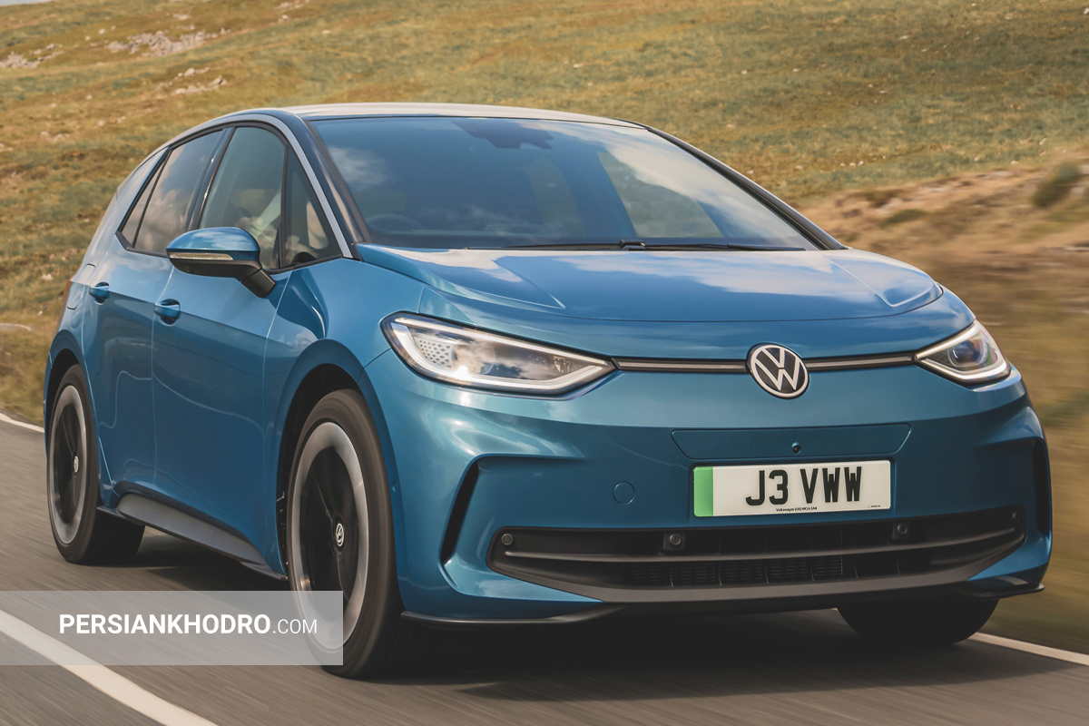 بهترین ماشین های برقی 2024 کدامند؟ + تصاویر به گزارش پرشین خودرو، بهترین ماشین های برقی در سراسر دنیا حالا به بازارهای اصلی خودرو راه یافتهاند، طوری که تقریباً یک پنجم از سهم کل فروش خودروهای نو در اروپا و ایالات متحده به خودروهای EV (Electric Vehicle یا همان ماشین برقی) اختصاص یافته است. به علاوه، با وضع قوانینی که ورود برخی خودروها به شهرهای بزرگ را محدود میکند و احتمال ممنوعیت فروش مدلهای بنزینی و دیزلی نو در سال ۲۰۳۵، بعید نیست محبوبیت برترین خودرو الکتریکی جهان همچنان افزایش یابد. پیشتر اصلیترین مانعی که برای خرید خودروهای برقی وجود داشت، اضطراب بابت کافی نبودن انرژی موتور برای رسیدن به مقصد بود. اما با معرفی بهترین ماشین های هیبریدی دنیا که قادرند با یک مرتبه فول شارژ بیش از 320 کیلومتر را طی کنند، این مسئله به اندازه گذشته نگران کننده نیست. لیست بهترین خودروهای برقی 2024 در گزارش امروز نگاهی به رتبه بندی بهترین خودروهای برقی 2024 خواهیم داشت که از نگاه کاربران، برترین EVهای موجود در بازار معرفی شدهاند. تسلا مدل 3 (Tesla Model 3) تسلا مدل ۳ از زمان عرضه در سال ۲۰۱۹، حضوری دائمی در لیست بهترین ماشین های برقی هرسال دارد. حالا به لطف آخرین بهروزرسانیهایش، این مدل نه تنها رقیبانش را شکست میدهد بلکه به کارآمدترین مورد در فهرست پرفروش ترین خودروهای برقی تبدیل شده است. تسلا مدل ۳ سواری لذتبخشی را ارائه میدهد و هندلینگ بهتری نسبت به رقبای خود یعنی کیا EV6 یا پولستار ۲ دارد. این خودرو با سرعت 261 کیلومتر بر ساعت و شتابی که در 6.1 ثانیه از صفر به صد میرسد (به ویژه در نسخه Performance)، به طور غیرمنتظرهای کاربردی است. غیاب کامل دکمهها و کلیدهای فیزیکی (حتی اهرم راهنما با دکمههای لمسی روی فرمان جایگزین شده) مورد پسند همه قرار نمیگیرد، اما حداقل صفحه نمایش مرکزی عظیم ۱۵.۴ اینچی کاربرپسند است. این نکته را هم در نظر بگیرید که مدل ۳ از نظر قیمتی نیز رقابتی است و خرید آن به مشتریان امکان دسترسی به شبکه فوقالعاده سریع و راحت سوپرشارژر تسلا را میدهد. به گفته یکی از بررسی کنندگان، تسلا یکی از بهترین خودروهای برقی جدید به حساب میآید. دن جونز اظهار داشت تسلا مدل ۳ در مسیر تست دنیای واقعی، به طور متوسط ۳.۷ مایل به ازای هر کیلووات ساعت برق مصرف کرده است. پولستار 2 2024 (Polestar 2) در نگاه اول، پولستار ۲ هاچبک برقی با ظاهر شیک و مجلل خود، شباهت زیادی به سدان لوکس ولوو S۶۰ دارد. اما این محصول به مجموعه بهترین ماشین های برقی ولوو تعلق دارد و برای دنیایی بدون مصرف سوختهای فسیلی ساخته شده است. پولستار ۲ حتی در پایینترین سطح تجهیز خود، تعادلی عالی بین برد مسافت و اسب بخار ارائه میدهد. مدل پایه دیفرانسیل عقب این خودرو با ۲۹۵ اسب بخار نیرو و برد مسافت ادعایی ۵۱۵ کیلومتر، گزینهای وسوسهکننده است. دو مدل دیگر از پولستار ۲ با سیستم انتقال قدرت تمام چرخ متحرک نیز در دسترس هستند: یکی با ۴۱۶ اسب بخار و دیگری مدل Performance Pack با ۴۴۹ اسب بخار که مورد علاقهی علاقهمندان به رانندگی پرهیجان است. هر دو مدل تمام چرخ محرک، برد مسافت ادعایی ۴۴۴ کیلومتری دارند. قیمت پولستار ۲ از قیمت پایه تسلا مدل ۳ بسیار بالاتر است، اما حداقل از نظر برد مسافت، بر «فرزند» ایلان ماسک برتری دارد. یکی دیگر از مزایای پولستار نسبت به تسلا، کابین سنتیتر آن است که شامل یک صفحه کیلومتر معمولی و نرمافزاری مبتنی بر سیستم عامل اندروید از گوگل میشود. اگرچه پولستار ۲ با عرضه هر مدل مدام از نظر ویژگیها، برد مسافت و اسب بخار پیشرفت میکند، اما برای رقابت با دیگر خودروهای برقی نوظهور مانند بامو i4 و هیوندای Ioniq 6، نیاز به قدرتنمایی بیشتری دارد. با این حال، پولستار ۲ همچنان انتخابی عالی برای خریداران در بخش خودروهای برقی است و به عنوان یکی از بهترینهای سال ۲۰۲۴ شناخته میشود. فولکسواگن ID Buzz علیرغم علاقهی فراوان به طراحی رتروی فولکسواگن ID. Buzz، این کمپانی آلمانی به راحتی میتوانست با صرف هزینهی کمتر روی مهندسی آن، همچنان همهی ظرفیت تولیدش را به فروش برساند. اما در عوض، فولکسواگن تمام توان خود را برای ساخت یکی از بهترین ماشین های برقی به کار گرفت. محصول نهایی ترکیبی از کاربری راحت یک MPV، آسایش و کیفیت بالای یک شاسیبلند لوکس و هزینههای نگهداری پایین یک خودروی برقی است. تجربهی رانندگی با ID. Buzz بسیار دلپذیر است؛ شتاب صفر تا صد آن از بسیاری از شاسیبلندهای خانوادگی بنزینی، مانند تیگوان ۱.۵ لیتری، سریعتر بوده و فضای داخلی آن هم جای بسیار بیشتری ارائه میدهد، به طوری که خریداران فضای بیشتری برای سرنشینان و بار نسبت به جگوار I-Pace یا تسلا مدل Y در اختیار خواهند داشت. سیتروئن e-C3 یکی از بزرگترین موانع خریداران بالقوه برای روی آوردن به بهترین ماشین های برقی، قیمت آنهاست. سیتروئن به جای اینکه خودروی برقی کوچک خود را پر از امکانات غیرضروری و پرهزینه کند، e-C3 را به یک خودروی کوچک و معقول تبدیل کرده که تنها امکانات مورد نیاز را در اختیار مشتری قرار میدهد و قیمتی دارد که بسیاری از افراد میتوانند واقعاً از پس آن بربیایند. در حالی که داچیا اسپرینگ ارزانتر است، اما از نظر کارایی، برد باتری یا امکانات، نمیتواند با سیتروئن e-C3 رقابت کند. e-C3 با بردی معادل ۳۲۰ کیلومتر با هر بار شارژ و فضای داخلی قابل توجه برای اندازهاش، به طور شگفتانگیزی توانایی کافی برای انجام وظایف یک خودروی خانوادگی را دارد. همچنین به عنوان یکی از محصولات خانواده سیتروئن، سواری بسیار راحتی ارائه میدهد. این خودرو با قیمتی بسیار مناسب، یک پکیج عالی است و دقیقاً به همین دلیل، در لیست برترین خودرو الکتریکی جهان 2024 جا دارد. هیوندای کُنا الکتریک هیوندای کُنا (نسل دوم) یکی از بهترین ماشین های برقی در بخش کراساورهای کوچک به شمار میرود و حتی پیشتر عنوان «بهترین خودروی سال» از اتو اکسپرس را نیز کسب کرده است. با این حال، در میان مدلهای مختلف، نسخه برقی آن یعنی کنا الکتریکی از نظر رانندگی، کابین و سواری، پختهترین و کاملترین گزینه است. مدل پایه کنا الکتریکی با نام «استاندارد رنج» قیمتی زیر ۳۵ هزار پوند دارد و با باتری ۴۸ کیلوواتساعتیاش قادر است تا مسافت ۳۷۶ کیلومتر را طی کند. نسل اول کنا در میان مشتریان محبوبیت بالایی کسب کرده بود، اما از نظر ابعاد کمی کوچک به نظر میرسید. حال نسل جدید کنا بر روی پلتفرم مشترکی با کیا نیرو ساخته میشود و در نتیجه فضای داخلی بیشتری ارائه میدهد. علاوه بر این، شاهد ارتقای گستردهای در بخشهای مختلف از جمله طراحی ظاهری جسورانهتر، تکنولوژی بهروزتر داخل کابین و استفاده از متریال باکیفیتتر هستیم. با ورود به کابین، در برترین خودرو الکتریکی جهان خانواده هیوندای، یک داشبورد تحت سلطه دو نمایشگر ۱۲.۳ اینچی با نرمافزاری کاملاً جدید قرار گرفته است. با این حال، هیوندای هنوز هم از دکمههای فیزیکی برای کنترل سیستمهایی مانند تهویه مطبوع و رادیو استفاده میکند و به طور کامل به سمت کنترلهای لمسی نرفته است. مرسدس بنز EQS وقتی تسلا با معرفی مدل S سدان درِ تکنولوژی دیجیتال درون خودرو را به روی همه باز کرد، قدیمیترین خودروساز جهان هم وارد بازی ساخت بهترین ماشین های برقی شد تا ثابت کند میتواند هر چیزی را که در سیلیکون ولی ساخته میشود، بهتر و شیکتر بسازد. با ورود مرسدس-بنز EQS در سال ۲۰۲۱، شاهد معرفی «هایپراسکرین» بودیم: گسترهای وسیع از املاک دیجیتال صفحه لمسی که به نظر میرسد کل داشبورد را اشغال کرده است. در واقعیت، اینطور نیست، اما یک کنسول دیجیتال ابزارآلات با نمایشگر هدآپ (بالا-سر) بزرگ، یک صفحه لمسی سیستم سرگرمی بزرگ ۱۷.۷ اینچی و یک صفحه لمسی ۱۲.۳ اینچی جلوی سرنشین را در کنار هم قرار میدهد. تاثیر ترکیبی این صفحات کمی گیجکننده است، البته به شرطی که طرفدار تکنولوژی نمایشگرهای متعدد در خودرو باشید. با این حال، پیشرفتهای کابین مرسدسبنز فقط به صفحه نمایشهای عظیمش ختم نمیشود. جدیدترین نرمافزار سرگرمی MBUX نسل سوم پیمایش خیلی راحتتری نسبت به نسلهای قبلی دارد و سهولت استفادهای را نشان میدهد که سایر برندها به آن نمیرسند. همین عامل کافیست تا مرسدس بنز EQS را یکی از بهترین ماشین های برقی لوکس بازار دنیا بدانیم. پورشه تایکان الکتریکی برای خریدارانی که به دنبال تمامی مزایای بهترین ماشین های برقی هستند اما میخواهند رانندگی هیجان انگیزی را تجربه کنند، پورشه تایکان یک گزینه ایدهآل خواهد بود. حتی مدلهای پایه این خودرو نیز با قدرتی معادل ۳۲۲ اسب بخار عرضه میشوند، در حالی که نسخههای توربو رده بالا تا ۷۵۱ اسب بخار قدرت دارند. این خودرو برای رسیدن از صفر تا صد کیلومتر در ساعت، تنها به ۲.۸ ثانیه زمان نیاز دارد. مرکز ثقل بسیار پایین و هندلینگ فوقالعاده، چابکی بسیار زیادی به پورشه تایکان میبخشد. این خودرو در مقایسه با مرسدس EQS، حس بهتری از ارتباط با چرخهای جلو به راننده میدهد و تنها آئودی ای-ترون GT که سیستمی تقریباً مشابه دارد، میتواند از نظر چسبندگی با آن رقابت کند. خریداران برترین خودرو الکتریکی جهان حتی نگران مسافت قابل پیمایش هم نیستند؛ همه نسخههای تایکان در شرایط واقعی رانندگی قادرند تا حدود ۳۲۰ کیلومتر را با یک مرتبه فول شارژ شارژ طی کنند. فضای داخلی تایکان نیز فوقالعاده باکیفیت و شیک است و برخلاف تصور، کاربردی هم به نظر میرسد، به خصوص در نسخه کراس توریسمو که شبیه به استیشن واگن است. BMW i4 بی ام و i4 یکی از سریعترین خودروها در لیست بهترین ماشین های برقی 2024 محسوب میشود. برخی از نسخههای آن میتوانند تنها در ۳.۸ ثانیه، از حالت سکون به سرعت ۱۰۰ کیلومتر بر ساعت برسند. i4 در انتقال قدرت به چرخها نسبت به نسخههای تک موتوره رقیب یعنی Polestar 2 عملکرد بهتری دارد؛ به خصوص در شرایط لغزنده. علاوه بر این، بی ام و i4 در مسافتهای طولانی راحت بوده و در سرعتهای بالا بسیار کمصدا است. نظرات مثبت رانندگان در نیمه اول سال جاری، BMW i4 را در لیست بهترین خودروهای 2024 نیز جا داده است. با در نظر گرفتن برد حرکتی مناسب تا ۵۹۰ کیلومتر با هر بار شارژ، سیستم اطلاعات سرگرمی عالی و کاربرپسند و همچنین فضای داخلی لوکس آن، i4 میتواند به جایگزینی وسوسهکننده برای تسلا مدل ۳ تبدیل شود. با این حال مسئله دسترسی به شبکههای سوپرشارژر در سراسر کشور و هزینههای خرید، باعث میشود برخی خریداران برای اینکه تصمیم بگیرند کدام مدل برترین خودرو الکتریکی جهان است، اندی تردید کنند. فولکس واگن ID 3 فولکس واگن ID.3 یکهتاز تمام میدانهاست. این خودرو در رانندگی، امکانات رفاهی و راحتی سرنشینان خوب عمل میکند، اما در هیچ زمینهای نسبت به بهترین رقبایش برتری چشمگیری ندارد. با این حال، باعث نمیشود که در لیست بهترین ماشین های برقی 2024 جا نداشته باشد. دو نسخه از ID.3 وجود دارد: Pro و Pro S. نسخه Pro مدل پایه است که از یک باتری ۵۸ کیلووات ساعتی بهره میبرد و با هر بار شارژ میتواند به طور رسمی مسافتی در حدود ۴۲۶ کیلومتر را طی کند. مدل Pro S باتری بزرگتر ۷۷ کیلووات ساعتی دارد که برد رسمی آن به ۵۶۲ کیلومتر میرسد. فولکس واگن ID.3 خودروی ارزان قیمتی نیست، اما مملو از تجهیزات استاندارد و امکانات ایمنی است. با تمام این اوصاف، به خریداران توصیه میشود اگر به دنبال برترین خودرو الکتریکی جهان هستند، قبل از ID 3 ابتدا نگاهی به MG4 یا تسلا مدل ۳ بیندازند. کوپرا بورن (Cupra Born) کوپرا Born را میتوان جایگزینی کمی مهیجتر و شیکتر برای فولکسواگن ID.3 در نظر گرفت. هر دو مدل از لحاظ فنی شباهتهای زیادی دارند، اما به جز چند مورد استثنا، به سختی میتوان تفاوت این دو مورد از بهترین ماشین های برقی دنیا را تشخیص داد. از نظر فنی، Born و ID.3 بسیار شبیه هستند و با باتریهای ۵۸ کیلووات ساعت و ۷۷ کیلووات ساعت عرضه میشوند که به ترتیب برد رسمی 424.8 و 548.7 کیلومتر را ارائه میدهند. اگرچه در تستهای دنیای واقعی، برد کوپرا بورن در زمستان 294.51 کیلومتر و در تابستان 352.446 کیلومتر، و برد فولکس واگن ID 3 به ترتیب 378.196 و 458.663 کیلومتر ثبت شد. به نظر میآید انتخاب کوپرا بورن برای رانندگانی که قصد دارند سراغ EVها بروند، منطقیتر باشد چون بردش برای بسیاری از افراد کافی بوده و تریم V1 آن، تقریباً تمامی امکانات موردنیاز بهترین خودروهای برقی برای رانندگی در شهر را دارد. فورد اکسپلورر (Ford Explorer) فورد اکسپلورر جدید نسبت به نسلهای قبلی کاملاً متحول شده و حالا در میان بهترین ماشین های برقی دنیا جادارد. مدلهای بزرگ و پرمصرف اکسپلورر جای خود را به یک SUV خانوادگی کاملاً برقی دادهاند. این اکسپلورر از پلتفرمی مشترک با فولکسواگن ID.4 بهره میبرد و از برخی از خودروهای قدیمیتر با همین نام، کمی کوچکتر است. با این حال همچنان فضای کافی برای تمام اعضای خانواده ارائه میدهد. درون کابین این خودرو نیز امکانات رفاهی مناسبی برای سرنشینان تعبیه شده که از جمله آنها میتوان به سیستم سرگرمی با صفحهنمایش لمسی ۱۴.۶ اینچی، صندلیهای جلو با گرمکن و ماساژور و شارژ بیسیم در مدل پایه اشاره کرد. فورد بهصورت استاندارد تجهیزات ایمنی زیادی را نیز برای این خودرو در نظر گرفته است. آئودی E-Tron GT گرند توررها (اتومبیلهای لوکس Gran Turismo) باید براق، سریع و قادر به پیمودن مسافتهای طولانی باشند. تنها به همین دلیل است که آئودی E-tron GT با عملکرد و خروجی قدرت فوق العادهاش، ثابت میکند که لیاقت عنوان برترین خودرو الکتریکی جهان را دارد. این خودرو میتواند رسماً در ۴.۱ ثانیه از صفر به ۱۰۰ کیلومتر بر ساعت برسد، اما در دستان تستکنندگان حتی سریعتر هم عمل کرده است. آئودی ای ترون GT با یکبار شارژ میتواند تا مسافت ۴۹۴ کیلومتر را طی کند و سرعت شارژ آن تا ۲۷۰ کیلووات قابل قبول خواهد بود. از نظر توان شارژر، تنها پورشه تایکان و مازراتی گرن توریزمو فولگوره هستند که بتوانند با آن رقابت کنند. آئودی E-tron GT کمی نرمتر و چابکتر از تایکان است، اما همچنان عملکردی فوقالعاده در رانندگی دارد و بسیار سرگرمکنندهتر از تسلا مدل S است. فضای داخلی آن نیز زیباتر پیاده شده و بر خلاف تسلا و تایکان، دکمههای فیزیکی برای ویژگیهای پرکاربرد وجود دارند. در مورد فناوری آن شکی نیست، استفاده از آن آسان است و صفحه نمایشها واضح و پاسخگو هستند. با این حال، کاملاً بی نقص نیست. با قیمتی اولیه بیش از ۸۰,۰۰۰ پوند، حتی با وجود ارزش فروش مجدد بسیار خوب، نسبتاً گران است. همچنین کمی صدای زوزه از موتور به گوش میرسد - اما اگر از این یک قلم چشم پوشی کنیم، واقعاً یکی از بهترین ماشین های الکتریکی دنیاست. کیا EV9 کمتر خودرویی در میان بهترین ماشین های برقی دنیا پیدا میشود که به اندازه KIA EV9، جادار و مناسب خانوادههای پرجمعیت باشد. این ماشین با داشتن هفت صندلی و فضایی به حجم ۳۳۳ لیتر برای صندوق عقب، حتی زمانی که تمام صندلیها اشغال باشند، باز هم برای بزرگترین خانوادهها فضای کافی را ارائه میدهد. البته بدنهی حجیم کیا EV9 به این معناست که برای حرکت به نیروی محرکهی قابل قبولی نیاز دارد. این نیرو توسط یک باتری ۹۹.۸ کیلووات ساعت تأمین میشود و بسته به مدل انتخابی، میتواند با هر بار شارژ تا حدود ۵۶۲ کیلومتر را طی کند. EV9 بدون شک بزرگ و سنگین است، اما کند نیست. مدل ردهبالای GT Line با قوای محرکهی دو-موتوره ۳۷۸ اسب بخاری قادر است این هیولا را تنها در ۵.۳ ثانیه از حالت سکون به سرعت ۱۰۰ کیلومتر بر ساعت برساند. ام جی 4 در چند سال اخیر، برند MG بهعنوان سازنده خودروهای برقی مقرونبهصرفه که ارزش خرید فوقالعادهای ارائه میدهند، دورنمایی روشن برای آینده خودروهای برقی ترسیم کرده است. این فلسفه کاملاً در MG4 خلاصه شده؛ قیمت هاچبک الکتریکی MG از مبلغی زیر ۲۷,۰۰۰ پوند شروع میشود. با این حال تنها نشانههای آشکار صرفهجویی در هزینه، استفاده از متریالی باکیفیت پایینتر در کابین است. لیست تجهیزات استاندارد طولانی است. مدلهای مختلف EV ام جی مانند بهترین ماشین های هیبریدی دنیا، دارای صفحهنمایش لمسی ۱۰.۲۵ اینچی، اتصال به تلفن هوشمند، چراغهای جلو LED و کروز کنترل تطبیقی هستند. همچنین فضای زیادی برای سرنشینان و بار در نظر گرفته شده. MG4 در پیچهای جادههای کوهستانی لذتبخش است و فرمان سبک و دید روبهجلوی عالی آن، مانور دادن در شهر را بسیار آسان میکند. فولکس واگن ID 7 فولکس واگن ثابت کرده که در زمینه بهترین ماشین های برقی حسابی گردوخاک کند (تا همینجا، سه تا از خودروهای لیست برترین خودرو الکتریکی جهان را به خودش اختصاص داد!). اما به جرأت میتوانیم بگوییم ID.7 جدیدترین و بهترین تلاش این برند آلمانی در زمینه تولید خودروهای بدون آلایندگی به شمار میرود. این سدان لوکس بردِ باتری عالی، کاربرد فراوان و کیفیت بالا را ارائه میدهد و قادر است با رقبای سرسختی مانند تسلا مدل ۳ رقابت کند. برای مشتریانی که به دنبال یک خودروی خانوادگی جدید هستند، حتی نسخه استیشن آن (که با نام ID.7 تورر شناخته میشود) هم ارائه شده است. صرف نظر از نسخهای که رانندگان انتخاب کنند، ID.7 فولکسواگن خودروی بزرگی است. طول آن حتی از ون برقی ID. Buzz نیز بیشتر است، به این معنی که فضای زیادی برای سرنشینان و بار فراهم میکند. باتری ۷۷ کیلووات ساعتی آن نیز ظرفیت مناسبی دارد. این خودرو بسته به مدل انتخابی، با هر بار شارژ حداکثر مسافت ۶۱۵ کیلومتری را طی میکند. یکی از انتقادهای رایج به محصولات جدید فولکسواگن، سیستم سرگرمی اطلاعاتی و کمبود دکمههای فیزیکی است. سیستم ID.7 هنوز کاملاً ایدهآل نیست، اما نسبت به گذشته بهبود قابل توجهی پیدا کرده و استفاده از آن به لطف نورپردازی پسزمینه، در شب نیز راحت است. بی وای دی سیل (BYD Seal) شاید نام BYD در ایران به اندازه برندهای دیگر محبوب نباشد، اما بد نیست بدانید این شرکت یکی از سریعترین برندهای در حال رشد در زمینه تولید بهترین ماشین های برقی در دنیاست. سیل (Seal)، رقیب چهار درب شیک تسلا مدل ۳ و فولکسواگن ID7، بیشک محصول برجسته این شرکت محسوب میشود. دو نسخه از سیل در دسترس هستند که بسته به انتخاب خریداران، سریع یا سوپرسریع خواهد بود. برد حرکتی رسمی آن تا ۵۷۰ کیلومتر اعلام شده و اتو اکسپرس در تست برد زمستانی، توانست تا ۴۱۰ کیلومتر را طی کند. سیستم تعلیق این خودرو برای جادههای بریتانیا به خوبی تنظیم شده و به اندازهی کافی سفت هست که احساس اطمینان داشته باشید. از سوی دیگر، به اندازهای نرم هست که بتواند از پس رانندگی روی آسفالت ترکخورده بر بیاید. فضای داخلی برای سرنشینان جلو خوب است، اما در عقب نسبت به فولکس واگن ID 7 جای کمتری دارد و در مقایسه با مدل 3 تسلا، فضای راحتتری ارائه میدهد. فضای داخلی تحت سلطه یک صفحهنمایش لمسی بزرگ به سبک تسلا قرار دارد که میتواند از حالت عمودی به افقی بچرخد، اما برخلاف تسلا، بهترین عملکرد را در پاسخگویی ندارد. با این حال، طراحی داخلی خودرو ظاهری کاملاً آیندهنگرانه دارد و قابل انتقاد نیست. جمع بندی سال ۲۰۲۴، سالی پرشور و هیجانانگیز برای دوستداران بهترین ماشین های برقی خواهد بود. در سراسر جهان شاهد ورود مدلهای جدید و نوآورانهای به بازار هستیم که هر کدام مزایا و ویژگیهای منحصر به فرد خود را ارائه میدهند. البته همانطور که انتظار میرود، حداقل 80 درصد از خودروهایی که در لیست برترین خودرو الکتریکی جهان 2024 معرفی کردیم، در ایران حضور پیدا نخواهند کرد. با این وجود میتوانیم منتظر باشیم و ببینیم آیا کشورمان حرکتی برای واردات و معرفی خودروهای الکتریکی مونتاژی (از جمله کی ام سی J7 که در این مقاله معرفی شد) خواهد زد یا خیر. بهترین ماشین های هیبریدی دنیا از نظر شما کدامند؟ فکر میکنید در آینده نزدیک، EVها بتوانند جایگزین خودروهای بنزینی و دیزلی شوند؟ مشتاق دریافت نظرات شما هستیم.