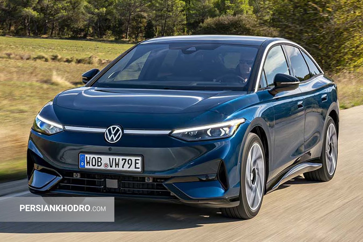 بهترین ماشین های برقی 2024 کدامند؟ + تصاویر به گزارش پرشین خودرو، بهترین ماشین های برقی در سراسر دنیا حالا به بازارهای اصلی خودرو راه یافتهاند، طوری که تقریباً یک پنجم از سهم کل فروش خودروهای نو در اروپا و ایالات متحده به خودروهای EV (Electric Vehicle یا همان ماشین برقی) اختصاص یافته است. به علاوه، با وضع قوانینی که ورود برخی خودروها به شهرهای بزرگ را محدود میکند و احتمال ممنوعیت فروش مدلهای بنزینی و دیزلی نو در سال ۲۰۳۵، بعید نیست محبوبیت برترین خودرو الکتریکی جهان همچنان افزایش یابد. پیشتر اصلیترین مانعی که برای خرید خودروهای برقی وجود داشت، اضطراب بابت کافی نبودن انرژی موتور برای رسیدن به مقصد بود. اما با معرفی بهترین ماشین های هیبریدی دنیا که قادرند با یک مرتبه فول شارژ بیش از 320 کیلومتر را طی کنند، این مسئله به اندازه گذشته نگران کننده نیست. لیست بهترین خودروهای برقی 2024 در گزارش امروز نگاهی به رتبه بندی بهترین خودروهای برقی 2024 خواهیم داشت که از نگاه کاربران، برترین EVهای موجود در بازار معرفی شدهاند. تسلا مدل 3 (Tesla Model 3) تسلا مدل ۳ از زمان عرضه در سال ۲۰۱۹، حضوری دائمی در لیست بهترین ماشین های برقی هرسال دارد. حالا به لطف آخرین بهروزرسانیهایش، این مدل نه تنها رقیبانش را شکست میدهد بلکه به کارآمدترین مورد در فهرست پرفروش ترین خودروهای برقی تبدیل شده است. تسلا مدل ۳ سواری لذتبخشی را ارائه میدهد و هندلینگ بهتری نسبت به رقبای خود یعنی کیا EV6 یا پولستار ۲ دارد. این خودرو با سرعت 261 کیلومتر بر ساعت و شتابی که در 6.1 ثانیه از صفر به صد میرسد (به ویژه در نسخه Performance)، به طور غیرمنتظرهای کاربردی است. غیاب کامل دکمهها و کلیدهای فیزیکی (حتی اهرم راهنما با دکمههای لمسی روی فرمان جایگزین شده) مورد پسند همه قرار نمیگیرد، اما حداقل صفحه نمایش مرکزی عظیم ۱۵.۴ اینچی کاربرپسند است. این نکته را هم در نظر بگیرید که مدل ۳ از نظر قیمتی نیز رقابتی است و خرید آن به مشتریان امکان دسترسی به شبکه فوقالعاده سریع و راحت سوپرشارژر تسلا را میدهد. به گفته یکی از بررسی کنندگان، تسلا یکی از بهترین خودروهای برقی جدید به حساب میآید. دن جونز اظهار داشت تسلا مدل ۳ در مسیر تست دنیای واقعی، به طور متوسط ۳.۷ مایل به ازای هر کیلووات ساعت برق مصرف کرده است. پولستار 2 2024 (Polestar 2) در نگاه اول، پولستار ۲ هاچبک برقی با ظاهر شیک و مجلل خود، شباهت زیادی به سدان لوکس ولوو S۶۰ دارد. اما این محصول به مجموعه بهترین ماشین های برقی ولوو تعلق دارد و برای دنیایی بدون مصرف سوختهای فسیلی ساخته شده است. پولستار ۲ حتی در پایینترین سطح تجهیز خود، تعادلی عالی بین برد مسافت و اسب بخار ارائه میدهد. مدل پایه دیفرانسیل عقب این خودرو با ۲۹۵ اسب بخار نیرو و برد مسافت ادعایی ۵۱۵ کیلومتر، گزینهای وسوسهکننده است. دو مدل دیگر از پولستار ۲ با سیستم انتقال قدرت تمام چرخ متحرک نیز در دسترس هستند: یکی با ۴۱۶ اسب بخار و دیگری مدل Performance Pack با ۴۴۹ اسب بخار که مورد علاقهی علاقهمندان به رانندگی پرهیجان است. هر دو مدل تمام چرخ محرک، برد مسافت ادعایی ۴۴۴ کیلومتری دارند. قیمت پولستار ۲ از قیمت پایه تسلا مدل ۳ بسیار بالاتر است، اما حداقل از نظر برد مسافت، بر «فرزند» ایلان ماسک برتری دارد. یکی دیگر از مزایای پولستار نسبت به تسلا، کابین سنتیتر آن است که شامل یک صفحه کیلومتر معمولی و نرمافزاری مبتنی بر سیستم عامل اندروید از گوگل میشود. اگرچه پولستار ۲ با عرضه هر مدل مدام از نظر ویژگیها، برد مسافت و اسب بخار پیشرفت میکند، اما برای رقابت با دیگر خودروهای برقی نوظهور مانند بامو i4 و هیوندای Ioniq 6، نیاز به قدرتنمایی بیشتری دارد. با این حال، پولستار ۲ همچنان انتخابی عالی برای خریداران در بخش خودروهای برقی است و به عنوان یکی از بهترینهای سال ۲۰۲۴ شناخته میشود. فولکسواگن ID Buzz علیرغم علاقهی فراوان به طراحی رتروی فولکسواگن ID. Buzz، این کمپانی آلمانی به راحتی میتوانست با صرف هزینهی کمتر روی مهندسی آن، همچنان همهی ظرفیت تولیدش را به فروش برساند. اما در عوض، فولکسواگن تمام توان خود را برای ساخت یکی از بهترین ماشین های برقی به کار گرفت. محصول نهایی ترکیبی از کاربری راحت یک MPV، آسایش و کیفیت بالای یک شاسیبلند لوکس و هزینههای نگهداری پایین یک خودروی برقی است. تجربهی رانندگی با ID. Buzz بسیار دلپذیر است؛ شتاب صفر تا صد آن از بسیاری از شاسیبلندهای خانوادگی بنزینی، مانند تیگوان ۱.۵ لیتری، سریعتر بوده و فضای داخلی آن هم جای بسیار بیشتری ارائه میدهد، به طوری که خریداران فضای بیشتری برای سرنشینان و بار نسبت به جگوار I-Pace یا تسلا مدل Y در اختیار خواهند داشت. سیتروئن e-C3 یکی از بزرگترین موانع خریداران بالقوه برای روی آوردن به بهترین ماشین های برقی، قیمت آنهاست. سیتروئن به جای اینکه خودروی برقی کوچک خود را پر از امکانات غیرضروری و پرهزینه کند، e-C3 را به یک خودروی کوچک و معقول تبدیل کرده که تنها امکانات مورد نیاز را در اختیار مشتری قرار میدهد و قیمتی دارد که بسیاری از افراد میتوانند واقعاً از پس آن بربیایند. در حالی که داچیا اسپرینگ ارزانتر است، اما از نظر کارایی، برد باتری یا امکانات، نمیتواند با سیتروئن e-C3 رقابت کند. e-C3 با بردی معادل ۳۲۰ کیلومتر با هر بار شارژ و فضای داخلی قابل توجه برای اندازهاش، به طور شگفتانگیزی توانایی کافی برای انجام وظایف یک خودروی خانوادگی را دارد. همچنین به عنوان یکی از محصولات خانواده سیتروئن، سواری بسیار راحتی ارائه میدهد. این خودرو با قیمتی بسیار مناسب، یک پکیج عالی است و دقیقاً به همین دلیل، در لیست برترین خودرو الکتریکی جهان 2024 جا دارد. هیوندای کُنا الکتریک هیوندای کُنا (نسل دوم) یکی از بهترین ماشین های برقی در بخش کراساورهای کوچک به شمار میرود و حتی پیشتر عنوان «بهترین خودروی سال» از اتو اکسپرس را نیز کسب کرده است. با این حال، در میان مدلهای مختلف، نسخه برقی آن یعنی کنا الکتریکی از نظر رانندگی، کابین و سواری، پختهترین و کاملترین گزینه است. مدل پایه کنا الکتریکی با نام «استاندارد رنج» قیمتی زیر ۳۵ هزار پوند دارد و با باتری ۴۸ کیلوواتساعتیاش قادر است تا مسافت ۳۷۶ کیلومتر را طی کند. نسل اول کنا در میان مشتریان محبوبیت بالایی کسب کرده بود، اما از نظر ابعاد کمی کوچک به نظر میرسید. حال نسل جدید کنا بر روی پلتفرم مشترکی با کیا نیرو ساخته میشود و در نتیجه فضای داخلی بیشتری ارائه میدهد. علاوه بر این، شاهد ارتقای گستردهای در بخشهای مختلف از جمله طراحی ظاهری جسورانهتر، تکنولوژی بهروزتر داخل کابین و استفاده از متریال باکیفیتتر هستیم. با ورود به کابین، در برترین خودرو الکتریکی جهان خانواده هیوندای، یک داشبورد تحت سلطه دو نمایشگر ۱۲.۳ اینچی با نرمافزاری کاملاً جدید قرار گرفته است. با این حال، هیوندای هنوز هم از دکمههای فیزیکی برای کنترل سیستمهایی مانند تهویه مطبوع و رادیو استفاده میکند و به طور کامل به سمت کنترلهای لمسی نرفته است. مرسدس بنز EQS وقتی تسلا با معرفی مدل S سدان درِ تکنولوژی دیجیتال درون خودرو را به روی همه باز کرد، قدیمیترین خودروساز جهان هم وارد بازی ساخت بهترین ماشین های برقی شد تا ثابت کند میتواند هر چیزی را که در سیلیکون ولی ساخته میشود، بهتر و شیکتر بسازد. با ورود مرسدس-بنز EQS در سال ۲۰۲۱، شاهد معرفی «هایپراسکرین» بودیم: گسترهای وسیع از املاک دیجیتال صفحه لمسی که به نظر میرسد کل داشبورد را اشغال کرده است. در واقعیت، اینطور نیست، اما یک کنسول دیجیتال ابزارآلات با نمایشگر هدآپ (بالا-سر) بزرگ، یک صفحه لمسی سیستم سرگرمی بزرگ ۱۷.۷ اینچی و یک صفحه لمسی ۱۲.۳ اینچی جلوی سرنشین را در کنار هم قرار میدهد. تاثیر ترکیبی این صفحات کمی گیجکننده است، البته به شرطی که طرفدار تکنولوژی نمایشگرهای متعدد در خودرو باشید. با این حال، پیشرفتهای کابین مرسدسبنز فقط به صفحه نمایشهای عظیمش ختم نمیشود. جدیدترین نرمافزار سرگرمی MBUX نسل سوم پیمایش خیلی راحتتری نسبت به نسلهای قبلی دارد و سهولت استفادهای را نشان میدهد که سایر برندها به آن نمیرسند. همین عامل کافیست تا مرسدس بنز EQS را یکی از بهترین ماشین های برقی لوکس بازار دنیا بدانیم. پورشه تایکان الکتریکی برای خریدارانی که به دنبال تمامی مزایای بهترین ماشین های برقی هستند اما میخواهند رانندگی هیجان انگیزی را تجربه کنند، پورشه تایکان یک گزینه ایدهآل خواهد بود. حتی مدلهای پایه این خودرو نیز با قدرتی معادل ۳۲۲ اسب بخار عرضه میشوند، در حالی که نسخههای توربو رده بالا تا ۷۵۱ اسب بخار قدرت دارند. این خودرو برای رسیدن از صفر تا صد کیلومتر در ساعت، تنها به ۲.۸ ثانیه زمان نیاز دارد. مرکز ثقل بسیار پایین و هندلینگ فوقالعاده، چابکی بسیار زیادی به پورشه تایکان میبخشد. این خودرو در مقایسه با مرسدس EQS، حس بهتری از ارتباط با چرخهای جلو به راننده میدهد و تنها آئودی ای-ترون GT که سیستمی تقریباً مشابه دارد، میتواند از نظر چسبندگی با آن رقابت کند. خریداران برترین خودرو الکتریکی جهان حتی نگران مسافت قابل پیمایش هم نیستند؛ همه نسخههای تایکان در شرایط واقعی رانندگی قادرند تا حدود ۳۲۰ کیلومتر را با یک مرتبه فول شارژ شارژ طی کنند. فضای داخلی تایکان نیز فوقالعاده باکیفیت و شیک است و برخلاف تصور، کاربردی هم به نظر میرسد، به خصوص در نسخه کراس توریسمو که شبیه به استیشن واگن است. BMW i4 بی ام و i4 یکی از سریعترین خودروها در لیست بهترین ماشین های برقی 2024 محسوب میشود. برخی از نسخههای آن میتوانند تنها در ۳.۸ ثانیه، از حالت سکون به سرعت ۱۰۰ کیلومتر بر ساعت برسند. i4 در انتقال قدرت به چرخها نسبت به نسخههای تک موتوره رقیب یعنی Polestar 2 عملکرد بهتری دارد؛ به خصوص در شرایط لغزنده. علاوه بر این، بی ام و i4 در مسافتهای طولانی راحت بوده و در سرعتهای بالا بسیار کمصدا است. نظرات مثبت رانندگان در نیمه اول سال جاری، BMW i4 را در لیست بهترین خودروهای 2024 نیز جا داده است. با در نظر گرفتن برد حرکتی مناسب تا ۵۹۰ کیلومتر با هر بار شارژ، سیستم اطلاعات سرگرمی عالی و کاربرپسند و همچنین فضای داخلی لوکس آن، i4 میتواند به جایگزینی وسوسهکننده برای تسلا مدل ۳ تبدیل شود. با این حال مسئله دسترسی به شبکههای سوپرشارژر در سراسر کشور و هزینههای خرید، باعث میشود برخی خریداران برای اینکه تصمیم بگیرند کدام مدل برترین خودرو الکتریکی جهان است، اندی تردید کنند. فولکس واگن ID 3 فولکس واگن ID.3 یکهتاز تمام میدانهاست. این خودرو در رانندگی، امکانات رفاهی و راحتی سرنشینان خوب عمل میکند، اما در هیچ زمینهای نسبت به بهترین رقبایش برتری چشمگیری ندارد. با این حال، باعث نمیشود که در لیست بهترین ماشین های برقی 2024 جا نداشته باشد. دو نسخه از ID.3 وجود دارد: Pro و Pro S. نسخه Pro مدل پایه است که از یک باتری ۵۸ کیلووات ساعتی بهره میبرد و با هر بار شارژ میتواند به طور رسمی مسافتی در حدود ۴۲۶ کیلومتر را طی کند. مدل Pro S باتری بزرگتر ۷۷ کیلووات ساعتی دارد که برد رسمی آن به ۵۶۲ کیلومتر میرسد. فولکس واگن ID.3 خودروی ارزان قیمتی نیست، اما مملو از تجهیزات استاندارد و امکانات ایمنی است. با تمام این اوصاف، به خریداران توصیه میشود اگر به دنبال برترین خودرو الکتریکی جهان هستند، قبل از ID 3 ابتدا نگاهی به MG4 یا تسلا مدل ۳ بیندازند. کوپرا بورن (Cupra Born) کوپرا Born را میتوان جایگزینی کمی مهیجتر و شیکتر برای فولکسواگن ID.3 در نظر گرفت. هر دو مدل از لحاظ فنی شباهتهای زیادی دارند، اما به جز چند مورد استثنا، به سختی میتوان تفاوت این دو مورد از بهترین ماشین های برقی دنیا را تشخیص داد. از نظر فنی، Born و ID.3 بسیار شبیه هستند و با باتریهای ۵۸ کیلووات ساعت و ۷۷ کیلووات ساعت عرضه میشوند که به ترتیب برد رسمی 424.8 و 548.7 کیلومتر را ارائه میدهند. اگرچه در تستهای دنیای واقعی، برد کوپرا بورن در زمستان 294.51 کیلومتر و در تابستان 352.446 کیلومتر، و برد فولکس واگن ID 3 به ترتیب 378.196 و 458.663 کیلومتر ثبت شد. به نظر میآید انتخاب کوپرا بورن برای رانندگانی که قصد دارند سراغ EVها بروند، منطقیتر باشد چون بردش برای بسیاری از افراد کافی بوده و تریم V1 آن، تقریباً تمامی امکانات موردنیاز بهترین خودروهای برقی برای رانندگی در شهر را دارد. فورد اکسپلورر (Ford Explorer) فورد اکسپلورر جدید نسبت به نسلهای قبلی کاملاً متحول شده و حالا در میان بهترین ماشین های برقی دنیا جادارد. مدلهای بزرگ و پرمصرف اکسپلورر جای خود را به یک SUV خانوادگی کاملاً برقی دادهاند. این اکسپلورر از پلتفرمی مشترک با فولکسواگن ID.4 بهره میبرد و از برخی از خودروهای قدیمیتر با همین نام، کمی کوچکتر است. با این حال همچنان فضای کافی برای تمام اعضای خانواده ارائه میدهد. درون کابین این خودرو نیز امکانات رفاهی مناسبی برای سرنشینان تعبیه شده که از جمله آنها میتوان به سیستم سرگرمی با صفحهنمایش لمسی ۱۴.۶ اینچی، صندلیهای جلو با گرمکن و ماساژور و شارژ بیسیم در مدل پایه اشاره کرد. فورد بهصورت استاندارد تجهیزات ایمنی زیادی را نیز برای این خودرو در نظر گرفته است. آئودی E-Tron GT گرند توررها (اتومبیلهای لوکس Gran Turismo) باید براق، سریع و قادر به پیمودن مسافتهای طولانی باشند. تنها به همین دلیل است که آئودی E-tron GT با عملکرد و خروجی قدرت فوق العادهاش، ثابت میکند که لیاقت عنوان برترین خودرو الکتریکی جهان را دارد. این خودرو میتواند رسماً در ۴.۱ ثانیه از صفر به ۱۰۰ کیلومتر بر ساعت برسد، اما در دستان تستکنندگان حتی سریعتر هم عمل کرده است. آئودی ای ترون GT با یکبار شارژ میتواند تا مسافت ۴۹۴ کیلومتر را طی کند و سرعت شارژ آن تا ۲۷۰ کیلووات قابل قبول خواهد بود. از نظر توان شارژر، تنها پورشه تایکان و مازراتی گرن توریزمو فولگوره هستند که بتوانند با آن رقابت کنند. آئودی E-tron GT کمی نرمتر و چابکتر از تایکان است، اما همچنان عملکردی فوقالعاده در رانندگی دارد و بسیار سرگرمکنندهتر از تسلا مدل S است. فضای داخلی آن نیز زیباتر پیاده شده و بر خلاف تسلا و تایکان، دکمههای فیزیکی برای ویژگیهای پرکاربرد وجود دارند. در مورد فناوری آن شکی نیست، استفاده از آن آسان است و صفحه نمایشها واضح و پاسخگو هستند. با این حال، کاملاً بی نقص نیست. با قیمتی اولیه بیش از ۸۰,۰۰۰ پوند، حتی با وجود ارزش فروش مجدد بسیار خوب، نسبتاً گران است. همچنین کمی صدای زوزه از موتور به گوش میرسد - اما اگر از این یک قلم چشم پوشی کنیم، واقعاً یکی از بهترین ماشین های الکتریکی دنیاست. کیا EV9 کمتر خودرویی در میان بهترین ماشین های برقی دنیا پیدا میشود که به اندازه KIA EV9، جادار و مناسب خانوادههای پرجمعیت باشد. این ماشین با داشتن هفت صندلی و فضایی به حجم ۳۳۳ لیتر برای صندوق عقب، حتی زمانی که تمام صندلیها اشغال باشند، باز هم برای بزرگترین خانوادهها فضای کافی را ارائه میدهد. البته بدنهی حجیم کیا EV9 به این معناست که برای حرکت به نیروی محرکهی قابل قبولی نیاز دارد. این نیرو توسط یک باتری ۹۹.۸ کیلووات ساعت تأمین میشود و بسته به مدل انتخابی، میتواند با هر بار شارژ تا حدود ۵۶۲ کیلومتر را طی کند. EV9 بدون شک بزرگ و سنگین است، اما کند نیست. مدل ردهبالای GT Line با قوای محرکهی دو-موتوره ۳۷۸ اسب بخاری قادر است این هیولا را تنها در ۵.۳ ثانیه از حالت سکون به سرعت ۱۰۰ کیلومتر بر ساعت برساند. ام جی 4 در چند سال اخیر، برند MG بهعنوان سازنده خودروهای برقی مقرونبهصرفه که ارزش خرید فوقالعادهای ارائه میدهند، دورنمایی روشن برای آینده خودروهای برقی ترسیم کرده است. این فلسفه کاملاً در MG4 خلاصه شده؛ قیمت هاچبک الکتریکی MG از مبلغی زیر ۲۷,۰۰۰ پوند شروع میشود. با این حال تنها نشانههای آشکار صرفهجویی در هزینه، استفاده از متریالی باکیفیت پایینتر در کابین است. لیست تجهیزات استاندارد طولانی است. مدلهای مختلف EV ام جی مانند بهترین ماشین های هیبریدی دنیا، دارای صفحهنمایش لمسی ۱۰.۲۵ اینچی، اتصال به تلفن هوشمند، چراغهای جلو LED و کروز کنترل تطبیقی هستند. همچنین فضای زیادی برای سرنشینان و بار در نظر گرفته شده. MG4 در پیچهای جادههای کوهستانی لذتبخش است و فرمان سبک و دید روبهجلوی عالی آن، مانور دادن در شهر را بسیار آسان میکند. فولکس واگن ID 7 فولکس واگن ثابت کرده که در زمینه بهترین ماشین های برقی حسابی گردوخاک کند (تا همینجا، سه تا از خودروهای لیست برترین خودرو الکتریکی جهان را به خودش اختصاص داد!). اما به جرأت میتوانیم بگوییم ID.7 جدیدترین و بهترین تلاش این برند آلمانی در زمینه تولید خودروهای بدون آلایندگی به شمار میرود. این سدان لوکس بردِ باتری عالی، کاربرد فراوان و کیفیت بالا را ارائه میدهد و قادر است با رقبای سرسختی مانند تسلا مدل ۳ رقابت کند. برای مشتریانی که به دنبال یک خودروی خانوادگی جدید هستند، حتی نسخه استیشن آن (که با نام ID.7 تورر شناخته میشود) هم ارائه شده است. صرف نظر از نسخهای که رانندگان انتخاب کنند، ID.7 فولکسواگن خودروی بزرگی است. طول آن حتی از ون برقی ID. Buzz نیز بیشتر است، به این معنی که فضای زیادی برای سرنشینان و بار فراهم میکند. باتری ۷۷ کیلووات ساعتی آن نیز ظرفیت مناسبی دارد. این خودرو بسته به مدل انتخابی، با هر بار شارژ حداکثر مسافت ۶۱۵ کیلومتری را طی میکند. یکی از انتقادهای رایج به محصولات جدید فولکسواگن، سیستم سرگرمی اطلاعاتی و کمبود دکمههای فیزیکی است. سیستم ID.7 هنوز کاملاً ایدهآل نیست، اما نسبت به گذشته بهبود قابل توجهی پیدا کرده و استفاده از آن به لطف نورپردازی پسزمینه، در شب نیز راحت است. بی وای دی سیل (BYD Seal) شاید نام BYD در ایران به اندازه برندهای دیگر محبوب نباشد، اما بد نیست بدانید این شرکت یکی از سریعترین برندهای در حال رشد در زمینه تولید بهترین ماشین های برقی در دنیاست. سیل (Seal)، رقیب چهار درب شیک تسلا مدل ۳ و فولکسواگن ID7، بیشک محصول برجسته این شرکت محسوب میشود. دو نسخه از سیل در دسترس هستند که بسته به انتخاب خریداران، سریع یا سوپرسریع خواهد بود. برد حرکتی رسمی آن تا ۵۷۰ کیلومتر اعلام شده و اتو اکسپرس در تست برد زمستانی، توانست تا ۴۱۰ کیلومتر را طی کند. سیستم تعلیق این خودرو برای جادههای بریتانیا به خوبی تنظیم شده و به اندازهی کافی سفت هست که احساس اطمینان داشته باشید. از سوی دیگر، به اندازهای نرم هست که بتواند از پس رانندگی روی آسفالت ترکخورده بر بیاید. فضای داخلی برای سرنشینان جلو خوب است، اما در عقب نسبت به فولکس واگن ID 7 جای کمتری دارد و در مقایسه با مدل 3 تسلا، فضای راحتتری ارائه میدهد. فضای داخلی تحت سلطه یک صفحهنمایش لمسی بزرگ به سبک تسلا قرار دارد که میتواند از حالت عمودی به افقی بچرخد، اما برخلاف تسلا، بهترین عملکرد را در پاسخگویی ندارد. با این حال، طراحی داخلی خودرو ظاهری کاملاً آیندهنگرانه دارد و قابل انتقاد نیست. جمع بندی سال ۲۰۲۴، سالی پرشور و هیجانانگیز برای دوستداران بهترین ماشین های برقی خواهد بود. در سراسر جهان شاهد ورود مدلهای جدید و نوآورانهای به بازار هستیم که هر کدام مزایا و ویژگیهای منحصر به فرد خود را ارائه میدهند. البته همانطور که انتظار میرود، حداقل 80 درصد از خودروهایی که در لیست برترین خودرو الکتریکی جهان 2024 معرفی کردیم، در ایران حضور پیدا نخواهند کرد. با این وجود میتوانیم منتظر باشیم و ببینیم آیا کشورمان حرکتی برای واردات و معرفی خودروهای الکتریکی مونتاژی (از جمله کی ام سی J7 که در این مقاله معرفی شد) خواهد زد یا خیر. بهترین ماشین های هیبریدی دنیا از نظر شما کدامند؟ فکر میکنید در آینده نزدیک، EVها بتوانند جایگزین خودروهای بنزینی و دیزلی شوند؟ مشتاق دریافت نظرات شما هستیم.