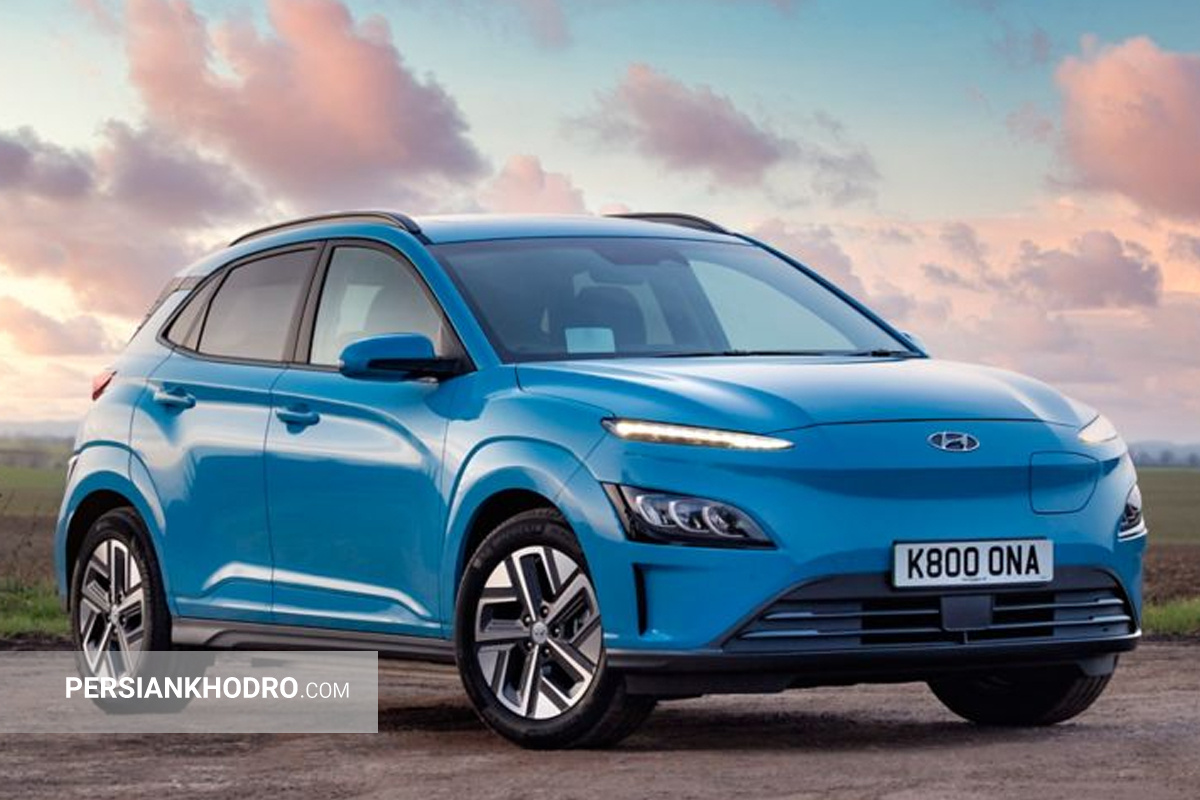 بهترین ماشین های برقی 2024 کدامند؟ + تصاویر به گزارش پرشین خودرو، بهترین ماشین های برقی در سراسر دنیا حالا به بازارهای اصلی خودرو راه یافتهاند، طوری که تقریباً یک پنجم از سهم کل فروش خودروهای نو در اروپا و ایالات متحده به خودروهای EV (Electric Vehicle یا همان ماشین برقی) اختصاص یافته است. به علاوه، با وضع قوانینی که ورود برخی خودروها به شهرهای بزرگ را محدود میکند و احتمال ممنوعیت فروش مدلهای بنزینی و دیزلی نو در سال ۲۰۳۵، بعید نیست محبوبیت برترین خودرو الکتریکی جهان همچنان افزایش یابد. پیشتر اصلیترین مانعی که برای خرید خودروهای برقی وجود داشت، اضطراب بابت کافی نبودن انرژی موتور برای رسیدن به مقصد بود. اما با معرفی بهترین ماشین های هیبریدی دنیا که قادرند با یک مرتبه فول شارژ بیش از 320 کیلومتر را طی کنند، این مسئله به اندازه گذشته نگران کننده نیست. لیست بهترین خودروهای برقی 2024 در گزارش امروز نگاهی به رتبه بندی بهترین خودروهای برقی 2024 خواهیم داشت که از نگاه کاربران، برترین EVهای موجود در بازار معرفی شدهاند. تسلا مدل 3 (Tesla Model 3) تسلا مدل ۳ از زمان عرضه در سال ۲۰۱۹، حضوری دائمی در لیست بهترین ماشین های برقی هرسال دارد. حالا به لطف آخرین بهروزرسانیهایش، این مدل نه تنها رقیبانش را شکست میدهد بلکه به کارآمدترین مورد در فهرست پرفروش ترین خودروهای برقی تبدیل شده است. تسلا مدل ۳ سواری لذتبخشی را ارائه میدهد و هندلینگ بهتری نسبت به رقبای خود یعنی کیا EV6 یا پولستار ۲ دارد. این خودرو با سرعت 261 کیلومتر بر ساعت و شتابی که در 6.1 ثانیه از صفر به صد میرسد (به ویژه در نسخه Performance)، به طور غیرمنتظرهای کاربردی است. غیاب کامل دکمهها و کلیدهای فیزیکی (حتی اهرم راهنما با دکمههای لمسی روی فرمان جایگزین شده) مورد پسند همه قرار نمیگیرد، اما حداقل صفحه نمایش مرکزی عظیم ۱۵.۴ اینچی کاربرپسند است. این نکته را هم در نظر بگیرید که مدل ۳ از نظر قیمتی نیز رقابتی است و خرید آن به مشتریان امکان دسترسی به شبکه فوقالعاده سریع و راحت سوپرشارژر تسلا را میدهد. به گفته یکی از بررسی کنندگان، تسلا یکی از بهترین خودروهای برقی جدید به حساب میآید. دن جونز اظهار داشت تسلا مدل ۳ در مسیر تست دنیای واقعی، به طور متوسط ۳.۷ مایل به ازای هر کیلووات ساعت برق مصرف کرده است. پولستار 2 2024 (Polestar 2) در نگاه اول، پولستار ۲ هاچبک برقی با ظاهر شیک و مجلل خود، شباهت زیادی به سدان لوکس ولوو S۶۰ دارد. اما این محصول به مجموعه بهترین ماشین های برقی ولوو تعلق دارد و برای دنیایی بدون مصرف سوختهای فسیلی ساخته شده است. پولستار ۲ حتی در پایینترین سطح تجهیز خود، تعادلی عالی بین برد مسافت و اسب بخار ارائه میدهد. مدل پایه دیفرانسیل عقب این خودرو با ۲۹۵ اسب بخار نیرو و برد مسافت ادعایی ۵۱۵ کیلومتر، گزینهای وسوسهکننده است. دو مدل دیگر از پولستار ۲ با سیستم انتقال قدرت تمام چرخ متحرک نیز در دسترس هستند: یکی با ۴۱۶ اسب بخار و دیگری مدل Performance Pack با ۴۴۹ اسب بخار که مورد علاقهی علاقهمندان به رانندگی پرهیجان است. هر دو مدل تمام چرخ محرک، برد مسافت ادعایی ۴۴۴ کیلومتری دارند. قیمت پولستار ۲ از قیمت پایه تسلا مدل ۳ بسیار بالاتر است، اما حداقل از نظر برد مسافت، بر «فرزند» ایلان ماسک برتری دارد. یکی دیگر از مزایای پولستار نسبت به تسلا، کابین سنتیتر آن است که شامل یک صفحه کیلومتر معمولی و نرمافزاری مبتنی بر سیستم عامل اندروید از گوگل میشود. اگرچه پولستار ۲ با عرضه هر مدل مدام از نظر ویژگیها، برد مسافت و اسب بخار پیشرفت میکند، اما برای رقابت با دیگر خودروهای برقی نوظهور مانند بامو i4 و هیوندای Ioniq 6، نیاز به قدرتنمایی بیشتری دارد. با این حال، پولستار ۲ همچنان انتخابی عالی برای خریداران در بخش خودروهای برقی است و به عنوان یکی از بهترینهای سال ۲۰۲۴ شناخته میشود. فولکسواگن ID Buzz علیرغم علاقهی فراوان به طراحی رتروی فولکسواگن ID. Buzz، این کمپانی آلمانی به راحتی میتوانست با صرف هزینهی کمتر روی مهندسی آن، همچنان همهی ظرفیت تولیدش را به فروش برساند. اما در عوض، فولکسواگن تمام توان خود را برای ساخت یکی از بهترین ماشین های برقی به کار گرفت. محصول نهایی ترکیبی از کاربری راحت یک MPV، آسایش و کیفیت بالای یک شاسیبلند لوکس و هزینههای نگهداری پایین یک خودروی برقی است. تجربهی رانندگی با ID. Buzz بسیار دلپذیر است؛ شتاب صفر تا صد آن از بسیاری از شاسیبلندهای خانوادگی بنزینی، مانند تیگوان ۱.۵ لیتری، سریعتر بوده و فضای داخلی آن هم جای بسیار بیشتری ارائه میدهد، به طوری که خریداران فضای بیشتری برای سرنشینان و بار نسبت به جگوار I-Pace یا تسلا مدل Y در اختیار خواهند داشت. سیتروئن e-C3 یکی از بزرگترین موانع خریداران بالقوه برای روی آوردن به بهترین ماشین های برقی، قیمت آنهاست. سیتروئن به جای اینکه خودروی برقی کوچک خود را پر از امکانات غیرضروری و پرهزینه کند، e-C3 را به یک خودروی کوچک و معقول تبدیل کرده که تنها امکانات مورد نیاز را در اختیار مشتری قرار میدهد و قیمتی دارد که بسیاری از افراد میتوانند واقعاً از پس آن بربیایند. در حالی که داچیا اسپرینگ ارزانتر است، اما از نظر کارایی، برد باتری یا امکانات، نمیتواند با سیتروئن e-C3 رقابت کند. e-C3 با بردی معادل ۳۲۰ کیلومتر با هر بار شارژ و فضای داخلی قابل توجه برای اندازهاش، به طور شگفتانگیزی توانایی کافی برای انجام وظایف یک خودروی خانوادگی را دارد. همچنین به عنوان یکی از محصولات خانواده سیتروئن، سواری بسیار راحتی ارائه میدهد. این خودرو با قیمتی بسیار مناسب، یک پکیج عالی است و دقیقاً به همین دلیل، در لیست برترین خودرو الکتریکی جهان 2024 جا دارد. هیوندای کُنا الکتریک هیوندای کُنا (نسل دوم) یکی از بهترین ماشین های برقی در بخش کراساورهای کوچک به شمار میرود و حتی پیشتر عنوان «بهترین خودروی سال» از اتو اکسپرس را نیز کسب کرده است. با این حال، در میان مدلهای مختلف، نسخه برقی آن یعنی کنا الکتریکی از نظر رانندگی، کابین و سواری، پختهترین و کاملترین گزینه است. مدل پایه کنا الکتریکی با نام «استاندارد رنج» قیمتی زیر ۳۵ هزار پوند دارد و با باتری ۴۸ کیلوواتساعتیاش قادر است تا مسافت ۳۷۶ کیلومتر را طی کند. نسل اول کنا در میان مشتریان محبوبیت بالایی کسب کرده بود، اما از نظر ابعاد کمی کوچک به نظر میرسید. حال نسل جدید کنا بر روی پلتفرم مشترکی با کیا نیرو ساخته میشود و در نتیجه فضای داخلی بیشتری ارائه میدهد. علاوه بر این، شاهد ارتقای گستردهای در بخشهای مختلف از جمله طراحی ظاهری جسورانهتر، تکنولوژی بهروزتر داخل کابین و استفاده از متریال باکیفیتتر هستیم. با ورود به کابین، در برترین خودرو الکتریکی جهان خانواده هیوندای، یک داشبورد تحت سلطه دو نمایشگر ۱۲.۳ اینچی با نرمافزاری کاملاً جدید قرار گرفته است. با این حال، هیوندای هنوز هم از دکمههای فیزیکی برای کنترل سیستمهایی مانند تهویه مطبوع و رادیو استفاده میکند و به طور کامل به سمت کنترلهای لمسی نرفته است. مرسدس بنز EQS وقتی تسلا با معرفی مدل S سدان درِ تکنولوژی دیجیتال درون خودرو را به روی همه باز کرد، قدیمیترین خودروساز جهان هم وارد بازی ساخت بهترین ماشین های برقی شد تا ثابت کند میتواند هر چیزی را که در سیلیکون ولی ساخته میشود، بهتر و شیکتر بسازد. با ورود مرسدس-بنز EQS در سال ۲۰۲۱، شاهد معرفی «هایپراسکرین» بودیم: گسترهای وسیع از املاک دیجیتال صفحه لمسی که به نظر میرسد کل داشبورد را اشغال کرده است. در واقعیت، اینطور نیست، اما یک کنسول دیجیتال ابزارآلات با نمایشگر هدآپ (بالا-سر) بزرگ، یک صفحه لمسی سیستم سرگرمی بزرگ ۱۷.۷ اینچی و یک صفحه لمسی ۱۲.۳ اینچی جلوی سرنشین را در کنار هم قرار میدهد. تاثیر ترکیبی این صفحات کمی گیجکننده است، البته به شرطی که طرفدار تکنولوژی نمایشگرهای متعدد در خودرو باشید. با این حال، پیشرفتهای کابین مرسدسبنز فقط به صفحه نمایشهای عظیمش ختم نمیشود. جدیدترین نرمافزار سرگرمی MBUX نسل سوم پیمایش خیلی راحتتری نسبت به نسلهای قبلی دارد و سهولت استفادهای را نشان میدهد که سایر برندها به آن نمیرسند. همین عامل کافیست تا مرسدس بنز EQS را یکی از بهترین ماشین های برقی لوکس بازار دنیا بدانیم. پورشه تایکان الکتریکی برای خریدارانی که به دنبال تمامی مزایای بهترین ماشین های برقی هستند اما میخواهند رانندگی هیجان انگیزی را تجربه کنند، پورشه تایکان یک گزینه ایدهآل خواهد بود. حتی مدلهای پایه این خودرو نیز با قدرتی معادل ۳۲۲ اسب بخار عرضه میشوند، در حالی که نسخههای توربو رده بالا تا ۷۵۱ اسب بخار قدرت دارند. این خودرو برای رسیدن از صفر تا صد کیلومتر در ساعت، تنها به ۲.۸ ثانیه زمان نیاز دارد. مرکز ثقل بسیار پایین و هندلینگ فوقالعاده، چابکی بسیار زیادی به پورشه تایکان میبخشد. این خودرو در مقایسه با مرسدس EQS، حس بهتری از ارتباط با چرخهای جلو به راننده میدهد و تنها آئودی ای-ترون GT که سیستمی تقریباً مشابه دارد، میتواند از نظر چسبندگی با آن رقابت کند. خریداران برترین خودرو الکتریکی جهان حتی نگران مسافت قابل پیمایش هم نیستند؛ همه نسخههای تایکان در شرایط واقعی رانندگی قادرند تا حدود ۳۲۰ کیلومتر را با یک مرتبه فول شارژ شارژ طی کنند. فضای داخلی تایکان نیز فوقالعاده باکیفیت و شیک است و برخلاف تصور، کاربردی هم به نظر میرسد، به خصوص در نسخه کراس توریسمو که شبیه به استیشن واگن است. BMW i4 بی ام و i4 یکی از سریعترین خودروها در لیست بهترین ماشین های برقی 2024 محسوب میشود. برخی از نسخههای آن میتوانند تنها در ۳.۸ ثانیه، از حالت سکون به سرعت ۱۰۰ کیلومتر بر ساعت برسند. i4 در انتقال قدرت به چرخها نسبت به نسخههای تک موتوره رقیب یعنی Polestar 2 عملکرد بهتری دارد؛ به خصوص در شرایط لغزنده. علاوه بر این، بی ام و i4 در مسافتهای طولانی راحت بوده و در سرعتهای بالا بسیار کمصدا است. نظرات مثبت رانندگان در نیمه اول سال جاری، BMW i4 را در لیست بهترین خودروهای 2024 نیز جا داده است. با در نظر گرفتن برد حرکتی مناسب تا ۵۹۰ کیلومتر با هر بار شارژ، سیستم اطلاعات سرگرمی عالی و کاربرپسند و همچنین فضای داخلی لوکس آن، i4 میتواند به جایگزینی وسوسهکننده برای تسلا مدل ۳ تبدیل شود. با این حال مسئله دسترسی به شبکههای سوپرشارژر در سراسر کشور و هزینههای خرید، باعث میشود برخی خریداران برای اینکه تصمیم بگیرند کدام مدل برترین خودرو الکتریکی جهان است، اندی تردید کنند. فولکس واگن ID 3 فولکس واگن ID.3 یکهتاز تمام میدانهاست. این خودرو در رانندگی، امکانات رفاهی و راحتی سرنشینان خوب عمل میکند، اما در هیچ زمینهای نسبت به بهترین رقبایش برتری چشمگیری ندارد. با این حال، باعث نمیشود که در لیست بهترین ماشین های برقی 2024 جا نداشته باشد. دو نسخه از ID.3 وجود دارد: Pro و Pro S. نسخه Pro مدل پایه است که از یک باتری ۵۸ کیلووات ساعتی بهره میبرد و با هر بار شارژ میتواند به طور رسمی مسافتی در حدود ۴۲۶ کیلومتر را طی کند. مدل Pro S باتری بزرگتر ۷۷ کیلووات ساعتی دارد که برد رسمی آن به ۵۶۲ کیلومتر میرسد. فولکس واگن ID.3 خودروی ارزان قیمتی نیست، اما مملو از تجهیزات استاندارد و امکانات ایمنی است. با تمام این اوصاف، به خریداران توصیه میشود اگر به دنبال برترین خودرو الکتریکی جهان هستند، قبل از ID 3 ابتدا نگاهی به MG4 یا تسلا مدل ۳ بیندازند. کوپرا بورن (Cupra Born) کوپرا Born را میتوان جایگزینی کمی مهیجتر و شیکتر برای فولکسواگن ID.3 در نظر گرفت. هر دو مدل از لحاظ فنی شباهتهای زیادی دارند، اما به جز چند مورد استثنا، به سختی میتوان تفاوت این دو مورد از بهترین ماشین های برقی دنیا را تشخیص داد. از نظر فنی، Born و ID.3 بسیار شبیه هستند و با باتریهای ۵۸ کیلووات ساعت و ۷۷ کیلووات ساعت عرضه میشوند که به ترتیب برد رسمی 424.8 و 548.7 کیلومتر را ارائه میدهند. اگرچه در تستهای دنیای واقعی، برد کوپرا بورن در زمستان 294.51 کیلومتر و در تابستان 352.446 کیلومتر، و برد فولکس واگن ID 3 به ترتیب 378.196 و 458.663 کیلومتر ثبت شد. به نظر میآید انتخاب کوپرا بورن برای رانندگانی که قصد دارند سراغ EVها بروند، منطقیتر باشد چون بردش برای بسیاری از افراد کافی بوده و تریم V1 آن، تقریباً تمامی امکانات موردنیاز بهترین خودروهای برقی برای رانندگی در شهر را دارد. فورد اکسپلورر (Ford Explorer) فورد اکسپلورر جدید نسبت به نسلهای قبلی کاملاً متحول شده و حالا در میان بهترین ماشین های برقی دنیا جادارد. مدلهای بزرگ و پرمصرف اکسپلورر جای خود را به یک SUV خانوادگی کاملاً برقی دادهاند. این اکسپلورر از پلتفرمی مشترک با فولکسواگن ID.4 بهره میبرد و از برخی از خودروهای قدیمیتر با همین نام، کمی کوچکتر است. با این حال همچنان فضای کافی برای تمام اعضای خانواده ارائه میدهد. درون کابین این خودرو نیز امکانات رفاهی مناسبی برای سرنشینان تعبیه شده که از جمله آنها میتوان به سیستم سرگرمی با صفحهنمایش لمسی ۱۴.۶ اینچی، صندلیهای جلو با گرمکن و ماساژور و شارژ بیسیم در مدل پایه اشاره کرد. فورد بهصورت استاندارد تجهیزات ایمنی زیادی را نیز برای این خودرو در نظر گرفته است. آئودی E-Tron GT گرند توررها (اتومبیلهای لوکس Gran Turismo) باید براق، سریع و قادر به پیمودن مسافتهای طولانی باشند. تنها به همین دلیل است که آئودی E-tron GT با عملکرد و خروجی قدرت فوق العادهاش، ثابت میکند که لیاقت عنوان برترین خودرو الکتریکی جهان را دارد. این خودرو میتواند رسماً در ۴.۱ ثانیه از صفر به ۱۰۰ کیلومتر بر ساعت برسد، اما در دستان تستکنندگان حتی سریعتر هم عمل کرده است. آئودی ای ترون GT با یکبار شارژ میتواند تا مسافت ۴۹۴ کیلومتر را طی کند و سرعت شارژ آن تا ۲۷۰ کیلووات قابل قبول خواهد بود. از نظر توان شارژر، تنها پورشه تایکان و مازراتی گرن توریزمو فولگوره هستند که بتوانند با آن رقابت کنند. آئودی E-tron GT کمی نرمتر و چابکتر از تایکان است، اما همچنان عملکردی فوقالعاده در رانندگی دارد و بسیار سرگرمکنندهتر از تسلا مدل S است. فضای داخلی آن نیز زیباتر پیاده شده و بر خلاف تسلا و تایکان، دکمههای فیزیکی برای ویژگیهای پرکاربرد وجود دارند. در مورد فناوری آن شکی نیست، استفاده از آن آسان است و صفحه نمایشها واضح و پاسخگو هستند. با این حال، کاملاً بی نقص نیست. با قیمتی اولیه بیش از ۸۰,۰۰۰ پوند، حتی با وجود ارزش فروش مجدد بسیار خوب، نسبتاً گران است. همچنین کمی صدای زوزه از موتور به گوش میرسد - اما اگر از این یک قلم چشم پوشی کنیم، واقعاً یکی از بهترین ماشین های الکتریکی دنیاست. کیا EV9 کمتر خودرویی در میان بهترین ماشین های برقی دنیا پیدا میشود که به اندازه KIA EV9، جادار و مناسب خانوادههای پرجمعیت باشد. این ماشین با داشتن هفت صندلی و فضایی به حجم ۳۳۳ لیتر برای صندوق عقب، حتی زمانی که تمام صندلیها اشغال باشند، باز هم برای بزرگترین خانوادهها فضای کافی را ارائه میدهد. البته بدنهی حجیم کیا EV9 به این معناست که برای حرکت به نیروی محرکهی قابل قبولی نیاز دارد. این نیرو توسط یک باتری ۹۹.۸ کیلووات ساعت تأمین میشود و بسته به مدل انتخابی، میتواند با هر بار شارژ تا حدود ۵۶۲ کیلومتر را طی کند. EV9 بدون شک بزرگ و سنگین است، اما کند نیست. مدل ردهبالای GT Line با قوای محرکهی دو-موتوره ۳۷۸ اسب بخاری قادر است این هیولا را تنها در ۵.۳ ثانیه از حالت سکون به سرعت ۱۰۰ کیلومتر بر ساعت برساند. ام جی 4 در چند سال اخیر، برند MG بهعنوان سازنده خودروهای برقی مقرونبهصرفه که ارزش خرید فوقالعادهای ارائه میدهند، دورنمایی روشن برای آینده خودروهای برقی ترسیم کرده است. این فلسفه کاملاً در MG4 خلاصه شده؛ قیمت هاچبک الکتریکی MG از مبلغی زیر ۲۷,۰۰۰ پوند شروع میشود. با این حال تنها نشانههای آشکار صرفهجویی در هزینه، استفاده از متریالی باکیفیت پایینتر در کابین است. لیست تجهیزات استاندارد طولانی است. مدلهای مختلف EV ام جی مانند بهترین ماشین های هیبریدی دنیا، دارای صفحهنمایش لمسی ۱۰.۲۵ اینچی، اتصال به تلفن هوشمند، چراغهای جلو LED و کروز کنترل تطبیقی هستند. همچنین فضای زیادی برای سرنشینان و بار در نظر گرفته شده. MG4 در پیچهای جادههای کوهستانی لذتبخش است و فرمان سبک و دید روبهجلوی عالی آن، مانور دادن در شهر را بسیار آسان میکند. فولکس واگن ID 7 فولکس واگن ثابت کرده که در زمینه بهترین ماشین های برقی حسابی گردوخاک کند (تا همینجا، سه تا از خودروهای لیست برترین خودرو الکتریکی جهان را به خودش اختصاص داد!). اما به جرأت میتوانیم بگوییم ID.7 جدیدترین و بهترین تلاش این برند آلمانی در زمینه تولید خودروهای بدون آلایندگی به شمار میرود. این سدان لوکس بردِ باتری عالی، کاربرد فراوان و کیفیت بالا را ارائه میدهد و قادر است با رقبای سرسختی مانند تسلا مدل ۳ رقابت کند. برای مشتریانی که به دنبال یک خودروی خانوادگی جدید هستند، حتی نسخه استیشن آن (که با نام ID.7 تورر شناخته میشود) هم ارائه شده است. صرف نظر از نسخهای که رانندگان انتخاب کنند، ID.7 فولکسواگن خودروی بزرگی است. طول آن حتی از ون برقی ID. Buzz نیز بیشتر است، به این معنی که فضای زیادی برای سرنشینان و بار فراهم میکند. باتری ۷۷ کیلووات ساعتی آن نیز ظرفیت مناسبی دارد. این خودرو بسته به مدل انتخابی، با هر بار شارژ حداکثر مسافت ۶۱۵ کیلومتری را طی میکند. یکی از انتقادهای رایج به محصولات جدید فولکسواگن، سیستم سرگرمی اطلاعاتی و کمبود دکمههای فیزیکی است. سیستم ID.7 هنوز کاملاً ایدهآل نیست، اما نسبت به گذشته بهبود قابل توجهی پیدا کرده و استفاده از آن به لطف نورپردازی پسزمینه، در شب نیز راحت است. بی وای دی سیل (BYD Seal) شاید نام BYD در ایران به اندازه برندهای دیگر محبوب نباشد، اما بد نیست بدانید این شرکت یکی از سریعترین برندهای در حال رشد در زمینه تولید بهترین ماشین های برقی در دنیاست. سیل (Seal)، رقیب چهار درب شیک تسلا مدل ۳ و فولکسواگن ID7، بیشک محصول برجسته این شرکت محسوب میشود. دو نسخه از سیل در دسترس هستند که بسته به انتخاب خریداران، سریع یا سوپرسریع خواهد بود. برد حرکتی رسمی آن تا ۵۷۰ کیلومتر اعلام شده و اتو اکسپرس در تست برد زمستانی، توانست تا ۴۱۰ کیلومتر را طی کند. سیستم تعلیق این خودرو برای جادههای بریتانیا به خوبی تنظیم شده و به اندازهی کافی سفت هست که احساس اطمینان داشته باشید. از سوی دیگر، به اندازهای نرم هست که بتواند از پس رانندگی روی آسفالت ترکخورده بر بیاید. فضای داخلی برای سرنشینان جلو خوب است، اما در عقب نسبت به فولکس واگن ID 7 جای کمتری دارد و در مقایسه با مدل 3 تسلا، فضای راحتتری ارائه میدهد. فضای داخلی تحت سلطه یک صفحهنمایش لمسی بزرگ به سبک تسلا قرار دارد که میتواند از حالت عمودی به افقی بچرخد، اما برخلاف تسلا، بهترین عملکرد را در پاسخگویی ندارد. با این حال، طراحی داخلی خودرو ظاهری کاملاً آیندهنگرانه دارد و قابل انتقاد نیست. جمع بندی سال ۲۰۲۴، سالی پرشور و هیجانانگیز برای دوستداران بهترین ماشین های برقی خواهد بود. در سراسر جهان شاهد ورود مدلهای جدید و نوآورانهای به بازار هستیم که هر کدام مزایا و ویژگیهای منحصر به فرد خود را ارائه میدهند. البته همانطور که انتظار میرود، حداقل 80 درصد از خودروهایی که در لیست برترین خودرو الکتریکی جهان 2024 معرفی کردیم، در ایران حضور پیدا نخواهند کرد. با این وجود میتوانیم منتظر باشیم و ببینیم آیا کشورمان حرکتی برای واردات و معرفی خودروهای الکتریکی مونتاژی (از جمله کی ام سی J7 که در این مقاله معرفی شد) خواهد زد یا خیر. بهترین ماشین های هیبریدی دنیا از نظر شما کدامند؟ فکر میکنید در آینده نزدیک، EVها بتوانند جایگزین خودروهای بنزینی و دیزلی شوند؟ مشتاق دریافت نظرات شما هستیم.