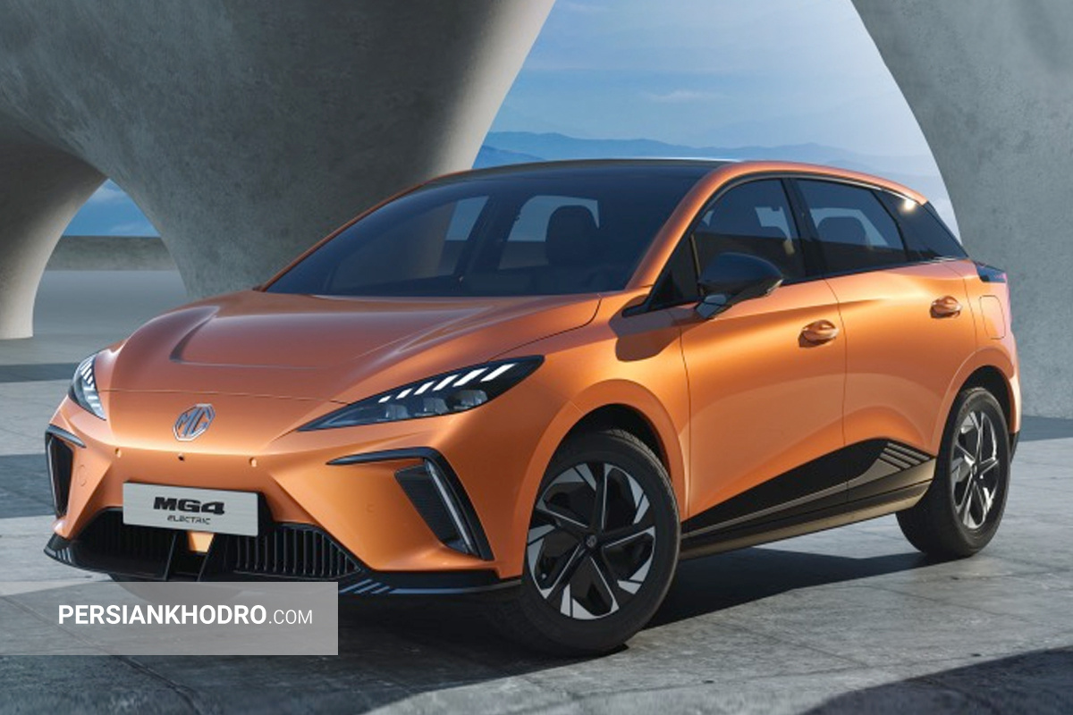 بهترین ماشین های برقی 2024 کدامند؟ + تصاویر به گزارش پرشین خودرو، بهترین ماشین های برقی در سراسر دنیا حالا به بازارهای اصلی خودرو راه یافتهاند، طوری که تقریباً یک پنجم از سهم کل فروش خودروهای نو در اروپا و ایالات متحده به خودروهای EV (Electric Vehicle یا همان ماشین برقی) اختصاص یافته است. به علاوه، با وضع قوانینی که ورود برخی خودروها به شهرهای بزرگ را محدود میکند و احتمال ممنوعیت فروش مدلهای بنزینی و دیزلی نو در سال ۲۰۳۵، بعید نیست محبوبیت برترین خودرو الکتریکی جهان همچنان افزایش یابد. پیشتر اصلیترین مانعی که برای خرید خودروهای برقی وجود داشت، اضطراب بابت کافی نبودن انرژی موتور برای رسیدن به مقصد بود. اما با معرفی بهترین ماشین های هیبریدی دنیا که قادرند با یک مرتبه فول شارژ بیش از 320 کیلومتر را طی کنند، این مسئله به اندازه گذشته نگران کننده نیست. لیست بهترین خودروهای برقی 2024 در گزارش امروز نگاهی به رتبه بندی بهترین خودروهای برقی 2024 خواهیم داشت که از نگاه کاربران، برترین EVهای موجود در بازار معرفی شدهاند. تسلا مدل 3 (Tesla Model 3) تسلا مدل ۳ از زمان عرضه در سال ۲۰۱۹، حضوری دائمی در لیست بهترین ماشین های برقی هرسال دارد. حالا به لطف آخرین بهروزرسانیهایش، این مدل نه تنها رقیبانش را شکست میدهد بلکه به کارآمدترین مورد در فهرست پرفروش ترین خودروهای برقی تبدیل شده است. تسلا مدل ۳ سواری لذتبخشی را ارائه میدهد و هندلینگ بهتری نسبت به رقبای خود یعنی کیا EV6 یا پولستار ۲ دارد. این خودرو با سرعت 261 کیلومتر بر ساعت و شتابی که در 6.1 ثانیه از صفر به صد میرسد (به ویژه در نسخه Performance)، به طور غیرمنتظرهای کاربردی است. غیاب کامل دکمهها و کلیدهای فیزیکی (حتی اهرم راهنما با دکمههای لمسی روی فرمان جایگزین شده) مورد پسند همه قرار نمیگیرد، اما حداقل صفحه نمایش مرکزی عظیم ۱۵.۴ اینچی کاربرپسند است. این نکته را هم در نظر بگیرید که مدل ۳ از نظر قیمتی نیز رقابتی است و خرید آن به مشتریان امکان دسترسی به شبکه فوقالعاده سریع و راحت سوپرشارژر تسلا را میدهد. به گفته یکی از بررسی کنندگان، تسلا یکی از بهترین خودروهای برقی جدید به حساب میآید. دن جونز اظهار داشت تسلا مدل ۳ در مسیر تست دنیای واقعی، به طور متوسط ۳.۷ مایل به ازای هر کیلووات ساعت برق مصرف کرده است. پولستار 2 2024 (Polestar 2) در نگاه اول، پولستار ۲ هاچبک برقی با ظاهر شیک و مجلل خود، شباهت زیادی به سدان لوکس ولوو S۶۰ دارد. اما این محصول به مجموعه بهترین ماشین های برقی ولوو تعلق دارد و برای دنیایی بدون مصرف سوختهای فسیلی ساخته شده است. پولستار ۲ حتی در پایینترین سطح تجهیز خود، تعادلی عالی بین برد مسافت و اسب بخار ارائه میدهد. مدل پایه دیفرانسیل عقب این خودرو با ۲۹۵ اسب بخار نیرو و برد مسافت ادعایی ۵۱۵ کیلومتر، گزینهای وسوسهکننده است. دو مدل دیگر از پولستار ۲ با سیستم انتقال قدرت تمام چرخ متحرک نیز در دسترس هستند: یکی با ۴۱۶ اسب بخار و دیگری مدل Performance Pack با ۴۴۹ اسب بخار که مورد علاقهی علاقهمندان به رانندگی پرهیجان است. هر دو مدل تمام چرخ محرک، برد مسافت ادعایی ۴۴۴ کیلومتری دارند. قیمت پولستار ۲ از قیمت پایه تسلا مدل ۳ بسیار بالاتر است، اما حداقل از نظر برد مسافت، بر «فرزند» ایلان ماسک برتری دارد. یکی دیگر از مزایای پولستار نسبت به تسلا، کابین سنتیتر آن است که شامل یک صفحه کیلومتر معمولی و نرمافزاری مبتنی بر سیستم عامل اندروید از گوگل میشود. اگرچه پولستار ۲ با عرضه هر مدل مدام از نظر ویژگیها، برد مسافت و اسب بخار پیشرفت میکند، اما برای رقابت با دیگر خودروهای برقی نوظهور مانند بامو i4 و هیوندای Ioniq 6، نیاز به قدرتنمایی بیشتری دارد. با این حال، پولستار ۲ همچنان انتخابی عالی برای خریداران در بخش خودروهای برقی است و به عنوان یکی از بهترینهای سال ۲۰۲۴ شناخته میشود. فولکسواگن ID Buzz علیرغم علاقهی فراوان به طراحی رتروی فولکسواگن ID. Buzz، این کمپانی آلمانی به راحتی میتوانست با صرف هزینهی کمتر روی مهندسی آن، همچنان همهی ظرفیت تولیدش را به فروش برساند. اما در عوض، فولکسواگن تمام توان خود را برای ساخت یکی از بهترین ماشین های برقی به کار گرفت. محصول نهایی ترکیبی از کاربری راحت یک MPV، آسایش و کیفیت بالای یک شاسیبلند لوکس و هزینههای نگهداری پایین یک خودروی برقی است. تجربهی رانندگی با ID. Buzz بسیار دلپذیر است؛ شتاب صفر تا صد آن از بسیاری از شاسیبلندهای خانوادگی بنزینی، مانند تیگوان ۱.۵ لیتری، سریعتر بوده و فضای داخلی آن هم جای بسیار بیشتری ارائه میدهد، به طوری که خریداران فضای بیشتری برای سرنشینان و بار نسبت به جگوار I-Pace یا تسلا مدل Y در اختیار خواهند داشت. سیتروئن e-C3 یکی از بزرگترین موانع خریداران بالقوه برای روی آوردن به بهترین ماشین های برقی، قیمت آنهاست. سیتروئن به جای اینکه خودروی برقی کوچک خود را پر از امکانات غیرضروری و پرهزینه کند، e-C3 را به یک خودروی کوچک و معقول تبدیل کرده که تنها امکانات مورد نیاز را در اختیار مشتری قرار میدهد و قیمتی دارد که بسیاری از افراد میتوانند واقعاً از پس آن بربیایند. در حالی که داچیا اسپرینگ ارزانتر است، اما از نظر کارایی، برد باتری یا امکانات، نمیتواند با سیتروئن e-C3 رقابت کند. e-C3 با بردی معادل ۳۲۰ کیلومتر با هر بار شارژ و فضای داخلی قابل توجه برای اندازهاش، به طور شگفتانگیزی توانایی کافی برای انجام وظایف یک خودروی خانوادگی را دارد. همچنین به عنوان یکی از محصولات خانواده سیتروئن، سواری بسیار راحتی ارائه میدهد. این خودرو با قیمتی بسیار مناسب، یک پکیج عالی است و دقیقاً به همین دلیل، در لیست برترین خودرو الکتریکی جهان 2024 جا دارد. هیوندای کُنا الکتریک هیوندای کُنا (نسل دوم) یکی از بهترین ماشین های برقی در بخش کراساورهای کوچک به شمار میرود و حتی پیشتر عنوان «بهترین خودروی سال» از اتو اکسپرس را نیز کسب کرده است. با این حال، در میان مدلهای مختلف، نسخه برقی آن یعنی کنا الکتریکی از نظر رانندگی، کابین و سواری، پختهترین و کاملترین گزینه است. مدل پایه کنا الکتریکی با نام «استاندارد رنج» قیمتی زیر ۳۵ هزار پوند دارد و با باتری ۴۸ کیلوواتساعتیاش قادر است تا مسافت ۳۷۶ کیلومتر را طی کند. نسل اول کنا در میان مشتریان محبوبیت بالایی کسب کرده بود، اما از نظر ابعاد کمی کوچک به نظر میرسید. حال نسل جدید کنا بر روی پلتفرم مشترکی با کیا نیرو ساخته میشود و در نتیجه فضای داخلی بیشتری ارائه میدهد. علاوه بر این، شاهد ارتقای گستردهای در بخشهای مختلف از جمله طراحی ظاهری جسورانهتر، تکنولوژی بهروزتر داخل کابین و استفاده از متریال باکیفیتتر هستیم. با ورود به کابین، در برترین خودرو الکتریکی جهان خانواده هیوندای، یک داشبورد تحت سلطه دو نمایشگر ۱۲.۳ اینچی با نرمافزاری کاملاً جدید قرار گرفته است. با این حال، هیوندای هنوز هم از دکمههای فیزیکی برای کنترل سیستمهایی مانند تهویه مطبوع و رادیو استفاده میکند و به طور کامل به سمت کنترلهای لمسی نرفته است. مرسدس بنز EQS وقتی تسلا با معرفی مدل S سدان درِ تکنولوژی دیجیتال درون خودرو را به روی همه باز کرد، قدیمیترین خودروساز جهان هم وارد بازی ساخت بهترین ماشین های برقی شد تا ثابت کند میتواند هر چیزی را که در سیلیکون ولی ساخته میشود، بهتر و شیکتر بسازد. با ورود مرسدس-بنز EQS در سال ۲۰۲۱، شاهد معرفی «هایپراسکرین» بودیم: گسترهای وسیع از املاک دیجیتال صفحه لمسی که به نظر میرسد کل داشبورد را اشغال کرده است. در واقعیت، اینطور نیست، اما یک کنسول دیجیتال ابزارآلات با نمایشگر هدآپ (بالا-سر) بزرگ، یک صفحه لمسی سیستم سرگرمی بزرگ ۱۷.۷ اینچی و یک صفحه لمسی ۱۲.۳ اینچی جلوی سرنشین را در کنار هم قرار میدهد. تاثیر ترکیبی این صفحات کمی گیجکننده است، البته به شرطی که طرفدار تکنولوژی نمایشگرهای متعدد در خودرو باشید. با این حال، پیشرفتهای کابین مرسدسبنز فقط به صفحه نمایشهای عظیمش ختم نمیشود. جدیدترین نرمافزار سرگرمی MBUX نسل سوم پیمایش خیلی راحتتری نسبت به نسلهای قبلی دارد و سهولت استفادهای را نشان میدهد که سایر برندها به آن نمیرسند. همین عامل کافیست تا مرسدس بنز EQS را یکی از بهترین ماشین های برقی لوکس بازار دنیا بدانیم. پورشه تایکان الکتریکی برای خریدارانی که به دنبال تمامی مزایای بهترین ماشین های برقی هستند اما میخواهند رانندگی هیجان انگیزی را تجربه کنند، پورشه تایکان یک گزینه ایدهآل خواهد بود. حتی مدلهای پایه این خودرو نیز با قدرتی معادل ۳۲۲ اسب بخار عرضه میشوند، در حالی که نسخههای توربو رده بالا تا ۷۵۱ اسب بخار قدرت دارند. این خودرو برای رسیدن از صفر تا صد کیلومتر در ساعت، تنها به ۲.۸ ثانیه زمان نیاز دارد. مرکز ثقل بسیار پایین و هندلینگ فوقالعاده، چابکی بسیار زیادی به پورشه تایکان میبخشد. این خودرو در مقایسه با مرسدس EQS، حس بهتری از ارتباط با چرخهای جلو به راننده میدهد و تنها آئودی ای-ترون GT که سیستمی تقریباً مشابه دارد، میتواند از نظر چسبندگی با آن رقابت کند. خریداران برترین خودرو الکتریکی جهان حتی نگران مسافت قابل پیمایش هم نیستند؛ همه نسخههای تایکان در شرایط واقعی رانندگی قادرند تا حدود ۳۲۰ کیلومتر را با یک مرتبه فول شارژ شارژ طی کنند. فضای داخلی تایکان نیز فوقالعاده باکیفیت و شیک است و برخلاف تصور، کاربردی هم به نظر میرسد، به خصوص در نسخه کراس توریسمو که شبیه به استیشن واگن است. BMW i4 بی ام و i4 یکی از سریعترین خودروها در لیست بهترین ماشین های برقی 2024 محسوب میشود. برخی از نسخههای آن میتوانند تنها در ۳.۸ ثانیه، از حالت سکون به سرعت ۱۰۰ کیلومتر بر ساعت برسند. i4 در انتقال قدرت به چرخها نسبت به نسخههای تک موتوره رقیب یعنی Polestar 2 عملکرد بهتری دارد؛ به خصوص در شرایط لغزنده. علاوه بر این، بی ام و i4 در مسافتهای طولانی راحت بوده و در سرعتهای بالا بسیار کمصدا است. نظرات مثبت رانندگان در نیمه اول سال جاری، BMW i4 را در لیست بهترین خودروهای 2024 نیز جا داده است. با در نظر گرفتن برد حرکتی مناسب تا ۵۹۰ کیلومتر با هر بار شارژ، سیستم اطلاعات سرگرمی عالی و کاربرپسند و همچنین فضای داخلی لوکس آن، i4 میتواند به جایگزینی وسوسهکننده برای تسلا مدل ۳ تبدیل شود. با این حال مسئله دسترسی به شبکههای سوپرشارژر در سراسر کشور و هزینههای خرید، باعث میشود برخی خریداران برای اینکه تصمیم بگیرند کدام مدل برترین خودرو الکتریکی جهان است، اندی تردید کنند. فولکس واگن ID 3 فولکس واگن ID.3 یکهتاز تمام میدانهاست. این خودرو در رانندگی، امکانات رفاهی و راحتی سرنشینان خوب عمل میکند، اما در هیچ زمینهای نسبت به بهترین رقبایش برتری چشمگیری ندارد. با این حال، باعث نمیشود که در لیست بهترین ماشین های برقی 2024 جا نداشته باشد. دو نسخه از ID.3 وجود دارد: Pro و Pro S. نسخه Pro مدل پایه است که از یک باتری ۵۸ کیلووات ساعتی بهره میبرد و با هر بار شارژ میتواند به طور رسمی مسافتی در حدود ۴۲۶ کیلومتر را طی کند. مدل Pro S باتری بزرگتر ۷۷ کیلووات ساعتی دارد که برد رسمی آن به ۵۶۲ کیلومتر میرسد. فولکس واگن ID.3 خودروی ارزان قیمتی نیست، اما مملو از تجهیزات استاندارد و امکانات ایمنی است. با تمام این اوصاف، به خریداران توصیه میشود اگر به دنبال برترین خودرو الکتریکی جهان هستند، قبل از ID 3 ابتدا نگاهی به MG4 یا تسلا مدل ۳ بیندازند. کوپرا بورن (Cupra Born) کوپرا Born را میتوان جایگزینی کمی مهیجتر و شیکتر برای فولکسواگن ID.3 در نظر گرفت. هر دو مدل از لحاظ فنی شباهتهای زیادی دارند، اما به جز چند مورد استثنا، به سختی میتوان تفاوت این دو مورد از بهترین ماشین های برقی دنیا را تشخیص داد. از نظر فنی، Born و ID.3 بسیار شبیه هستند و با باتریهای ۵۸ کیلووات ساعت و ۷۷ کیلووات ساعت عرضه میشوند که به ترتیب برد رسمی 424.8 و 548.7 کیلومتر را ارائه میدهند. اگرچه در تستهای دنیای واقعی، برد کوپرا بورن در زمستان 294.51 کیلومتر و در تابستان 352.446 کیلومتر، و برد فولکس واگن ID 3 به ترتیب 378.196 و 458.663 کیلومتر ثبت شد. به نظر میآید انتخاب کوپرا بورن برای رانندگانی که قصد دارند سراغ EVها بروند، منطقیتر باشد چون بردش برای بسیاری از افراد کافی بوده و تریم V1 آن، تقریباً تمامی امکانات موردنیاز بهترین خودروهای برقی برای رانندگی در شهر را دارد. فورد اکسپلورر (Ford Explorer) فورد اکسپلورر جدید نسبت به نسلهای قبلی کاملاً متحول شده و حالا در میان بهترین ماشین های برقی دنیا جادارد. مدلهای بزرگ و پرمصرف اکسپلورر جای خود را به یک SUV خانوادگی کاملاً برقی دادهاند. این اکسپلورر از پلتفرمی مشترک با فولکسواگن ID.4 بهره میبرد و از برخی از خودروهای قدیمیتر با همین نام، کمی کوچکتر است. با این حال همچنان فضای کافی برای تمام اعضای خانواده ارائه میدهد. درون کابین این خودرو نیز امکانات رفاهی مناسبی برای سرنشینان تعبیه شده که از جمله آنها میتوان به سیستم سرگرمی با صفحهنمایش لمسی ۱۴.۶ اینچی، صندلیهای جلو با گرمکن و ماساژور و شارژ بیسیم در مدل پایه اشاره کرد. فورد بهصورت استاندارد تجهیزات ایمنی زیادی را نیز برای این خودرو در نظر گرفته است. آئودی E-Tron GT گرند توررها (اتومبیلهای لوکس Gran Turismo) باید براق، سریع و قادر به پیمودن مسافتهای طولانی باشند. تنها به همین دلیل است که آئودی E-tron GT با عملکرد و خروجی قدرت فوق العادهاش، ثابت میکند که لیاقت عنوان برترین خودرو الکتریکی جهان را دارد. این خودرو میتواند رسماً در ۴.۱ ثانیه از صفر به ۱۰۰ کیلومتر بر ساعت برسد، اما در دستان تستکنندگان حتی سریعتر هم عمل کرده است. آئودی ای ترون GT با یکبار شارژ میتواند تا مسافت ۴۹۴ کیلومتر را طی کند و سرعت شارژ آن تا ۲۷۰ کیلووات قابل قبول خواهد بود. از نظر توان شارژر، تنها پورشه تایکان و مازراتی گرن توریزمو فولگوره هستند که بتوانند با آن رقابت کنند. آئودی E-tron GT کمی نرمتر و چابکتر از تایکان است، اما همچنان عملکردی فوقالعاده در رانندگی دارد و بسیار سرگرمکنندهتر از تسلا مدل S است. فضای داخلی آن نیز زیباتر پیاده شده و بر خلاف تسلا و تایکان، دکمههای فیزیکی برای ویژگیهای پرکاربرد وجود دارند. در مورد فناوری آن شکی نیست، استفاده از آن آسان است و صفحه نمایشها واضح و پاسخگو هستند. با این حال، کاملاً بی نقص نیست. با قیمتی اولیه بیش از ۸۰,۰۰۰ پوند، حتی با وجود ارزش فروش مجدد بسیار خوب، نسبتاً گران است. همچنین کمی صدای زوزه از موتور به گوش میرسد - اما اگر از این یک قلم چشم پوشی کنیم، واقعاً یکی از بهترین ماشین های الکتریکی دنیاست. کیا EV9 کمتر خودرویی در میان بهترین ماشین های برقی دنیا پیدا میشود که به اندازه KIA EV9، جادار و مناسب خانوادههای پرجمعیت باشد. این ماشین با داشتن هفت صندلی و فضایی به حجم ۳۳۳ لیتر برای صندوق عقب، حتی زمانی که تمام صندلیها اشغال باشند، باز هم برای بزرگترین خانوادهها فضای کافی را ارائه میدهد. البته بدنهی حجیم کیا EV9 به این معناست که برای حرکت به نیروی محرکهی قابل قبولی نیاز دارد. این نیرو توسط یک باتری ۹۹.۸ کیلووات ساعت تأمین میشود و بسته به مدل انتخابی، میتواند با هر بار شارژ تا حدود ۵۶۲ کیلومتر را طی کند. EV9 بدون شک بزرگ و سنگین است، اما کند نیست. مدل ردهبالای GT Line با قوای محرکهی دو-موتوره ۳۷۸ اسب بخاری قادر است این هیولا را تنها در ۵.۳ ثانیه از حالت سکون به سرعت ۱۰۰ کیلومتر بر ساعت برساند. ام جی 4 در چند سال اخیر، برند MG بهعنوان سازنده خودروهای برقی مقرونبهصرفه که ارزش خرید فوقالعادهای ارائه میدهند، دورنمایی روشن برای آینده خودروهای برقی ترسیم کرده است. این فلسفه کاملاً در MG4 خلاصه شده؛ قیمت هاچبک الکتریکی MG از مبلغی زیر ۲۷,۰۰۰ پوند شروع میشود. با این حال تنها نشانههای آشکار صرفهجویی در هزینه، استفاده از متریالی باکیفیت پایینتر در کابین است. لیست تجهیزات استاندارد طولانی است. مدلهای مختلف EV ام جی مانند بهترین ماشین های هیبریدی دنیا، دارای صفحهنمایش لمسی ۱۰.۲۵ اینچی، اتصال به تلفن هوشمند، چراغهای جلو LED و کروز کنترل تطبیقی هستند. همچنین فضای زیادی برای سرنشینان و بار در نظر گرفته شده. MG4 در پیچهای جادههای کوهستانی لذتبخش است و فرمان سبک و دید روبهجلوی عالی آن، مانور دادن در شهر را بسیار آسان میکند. فولکس واگن ID 7 فولکس واگن ثابت کرده که در زمینه بهترین ماشین های برقی حسابی گردوخاک کند (تا همینجا، سه تا از خودروهای لیست برترین خودرو الکتریکی جهان را به خودش اختصاص داد!). اما به جرأت میتوانیم بگوییم ID.7 جدیدترین و بهترین تلاش این برند آلمانی در زمینه تولید خودروهای بدون آلایندگی به شمار میرود. این سدان لوکس بردِ باتری عالی، کاربرد فراوان و کیفیت بالا را ارائه میدهد و قادر است با رقبای سرسختی مانند تسلا مدل ۳ رقابت کند. برای مشتریانی که به دنبال یک خودروی خانوادگی جدید هستند، حتی نسخه استیشن آن (که با نام ID.7 تورر شناخته میشود) هم ارائه شده است. صرف نظر از نسخهای که رانندگان انتخاب کنند، ID.7 فولکسواگن خودروی بزرگی است. طول آن حتی از ون برقی ID. Buzz نیز بیشتر است، به این معنی که فضای زیادی برای سرنشینان و بار فراهم میکند. باتری ۷۷ کیلووات ساعتی آن نیز ظرفیت مناسبی دارد. این خودرو بسته به مدل انتخابی، با هر بار شارژ حداکثر مسافت ۶۱۵ کیلومتری را طی میکند. یکی از انتقادهای رایج به محصولات جدید فولکسواگن، سیستم سرگرمی اطلاعاتی و کمبود دکمههای فیزیکی است. سیستم ID.7 هنوز کاملاً ایدهآل نیست، اما نسبت به گذشته بهبود قابل توجهی پیدا کرده و استفاده از آن به لطف نورپردازی پسزمینه، در شب نیز راحت است. بی وای دی سیل (BYD Seal) شاید نام BYD در ایران به اندازه برندهای دیگر محبوب نباشد، اما بد نیست بدانید این شرکت یکی از سریعترین برندهای در حال رشد در زمینه تولید بهترین ماشین های برقی در دنیاست. سیل (Seal)، رقیب چهار درب شیک تسلا مدل ۳ و فولکسواگن ID7، بیشک محصول برجسته این شرکت محسوب میشود. دو نسخه از سیل در دسترس هستند که بسته به انتخاب خریداران، سریع یا سوپرسریع خواهد بود. برد حرکتی رسمی آن تا ۵۷۰ کیلومتر اعلام شده و اتو اکسپرس در تست برد زمستانی، توانست تا ۴۱۰ کیلومتر را طی کند. سیستم تعلیق این خودرو برای جادههای بریتانیا به خوبی تنظیم شده و به اندازهی کافی سفت هست که احساس اطمینان داشته باشید. از سوی دیگر، به اندازهای نرم هست که بتواند از پس رانندگی روی آسفالت ترکخورده بر بیاید. فضای داخلی برای سرنشینان جلو خوب است، اما در عقب نسبت به فولکس واگن ID 7 جای کمتری دارد و در مقایسه با مدل 3 تسلا، فضای راحتتری ارائه میدهد. فضای داخلی تحت سلطه یک صفحهنمایش لمسی بزرگ به سبک تسلا قرار دارد که میتواند از حالت عمودی به افقی بچرخد، اما برخلاف تسلا، بهترین عملکرد را در پاسخگویی ندارد. با این حال، طراحی داخلی خودرو ظاهری کاملاً آیندهنگرانه دارد و قابل انتقاد نیست. جمع بندی سال ۲۰۲۴، سالی پرشور و هیجانانگیز برای دوستداران بهترین ماشین های برقی خواهد بود. در سراسر جهان شاهد ورود مدلهای جدید و نوآورانهای به بازار هستیم که هر کدام مزایا و ویژگیهای منحصر به فرد خود را ارائه میدهند. البته همانطور که انتظار میرود، حداقل 80 درصد از خودروهایی که در لیست برترین خودرو الکتریکی جهان 2024 معرفی کردیم، در ایران حضور پیدا نخواهند کرد. با این وجود میتوانیم منتظر باشیم و ببینیم آیا کشورمان حرکتی برای واردات و معرفی خودروهای الکتریکی مونتاژی (از جمله کی ام سی J7 که در این مقاله معرفی شد) خواهد زد یا خیر. بهترین ماشین های هیبریدی دنیا از نظر شما کدامند؟ فکر میکنید در آینده نزدیک، EVها بتوانند جایگزین خودروهای بنزینی و دیزلی شوند؟ مشتاق دریافت نظرات شما هستیم.