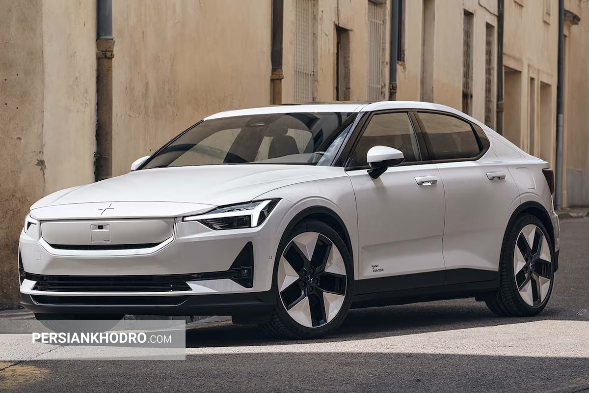 بهترین ماشین های برقی 2024 کدامند؟ + تصاویر به گزارش پرشین خودرو، بهترین ماشین های برقی در سراسر دنیا حالا به بازارهای اصلی خودرو راه یافتهاند، طوری که تقریباً یک پنجم از سهم کل فروش خودروهای نو در اروپا و ایالات متحده به خودروهای EV (Electric Vehicle یا همان ماشین برقی) اختصاص یافته است. به علاوه، با وضع قوانینی که ورود برخی خودروها به شهرهای بزرگ را محدود میکند و احتمال ممنوعیت فروش مدلهای بنزینی و دیزلی نو در سال ۲۰۳۵، بعید نیست محبوبیت برترین خودرو الکتریکی جهان همچنان افزایش یابد. پیشتر اصلیترین مانعی که برای خرید خودروهای برقی وجود داشت، اضطراب بابت کافی نبودن انرژی موتور برای رسیدن به مقصد بود. اما با معرفی بهترین ماشین های هیبریدی دنیا که قادرند با یک مرتبه فول شارژ بیش از 320 کیلومتر را طی کنند، این مسئله به اندازه گذشته نگران کننده نیست. لیست بهترین خودروهای برقی 2024 در گزارش امروز نگاهی به رتبه بندی بهترین خودروهای برقی 2024 خواهیم داشت که از نگاه کاربران، برترین EVهای موجود در بازار معرفی شدهاند. تسلا مدل 3 (Tesla Model 3) تسلا مدل ۳ از زمان عرضه در سال ۲۰۱۹، حضوری دائمی در لیست بهترین ماشین های برقی هرسال دارد. حالا به لطف آخرین بهروزرسانیهایش، این مدل نه تنها رقیبانش را شکست میدهد بلکه به کارآمدترین مورد در فهرست پرفروش ترین خودروهای برقی تبدیل شده است. تسلا مدل ۳ سواری لذتبخشی را ارائه میدهد و هندلینگ بهتری نسبت به رقبای خود یعنی کیا EV6 یا پولستار ۲ دارد. این خودرو با سرعت 261 کیلومتر بر ساعت و شتابی که در 6.1 ثانیه از صفر به صد میرسد (به ویژه در نسخه Performance)، به طور غیرمنتظرهای کاربردی است. غیاب کامل دکمهها و کلیدهای فیزیکی (حتی اهرم راهنما با دکمههای لمسی روی فرمان جایگزین شده) مورد پسند همه قرار نمیگیرد، اما حداقل صفحه نمایش مرکزی عظیم ۱۵.۴ اینچی کاربرپسند است. این نکته را هم در نظر بگیرید که مدل ۳ از نظر قیمتی نیز رقابتی است و خرید آن به مشتریان امکان دسترسی به شبکه فوقالعاده سریع و راحت سوپرشارژر تسلا را میدهد. به گفته یکی از بررسی کنندگان، تسلا یکی از بهترین خودروهای برقی جدید به حساب میآید. دن جونز اظهار داشت تسلا مدل ۳ در مسیر تست دنیای واقعی، به طور متوسط ۳.۷ مایل به ازای هر کیلووات ساعت برق مصرف کرده است. پولستار 2 2024 (Polestar 2) در نگاه اول، پولستار ۲ هاچبک برقی با ظاهر شیک و مجلل خود، شباهت زیادی به سدان لوکس ولوو S۶۰ دارد. اما این محصول به مجموعه بهترین ماشین های برقی ولوو تعلق دارد و برای دنیایی بدون مصرف سوختهای فسیلی ساخته شده است. پولستار ۲ حتی در پایینترین سطح تجهیز خود، تعادلی عالی بین برد مسافت و اسب بخار ارائه میدهد. مدل پایه دیفرانسیل عقب این خودرو با ۲۹۵ اسب بخار نیرو و برد مسافت ادعایی ۵۱۵ کیلومتر، گزینهای وسوسهکننده است. دو مدل دیگر از پولستار ۲ با سیستم انتقال قدرت تمام چرخ متحرک نیز در دسترس هستند: یکی با ۴۱۶ اسب بخار و دیگری مدل Performance Pack با ۴۴۹ اسب بخار که مورد علاقهی علاقهمندان به رانندگی پرهیجان است. هر دو مدل تمام چرخ محرک، برد مسافت ادعایی ۴۴۴ کیلومتری دارند. قیمت پولستار ۲ از قیمت پایه تسلا مدل ۳ بسیار بالاتر است، اما حداقل از نظر برد مسافت، بر «فرزند» ایلان ماسک برتری دارد. یکی دیگر از مزایای پولستار نسبت به تسلا، کابین سنتیتر آن است که شامل یک صفحه کیلومتر معمولی و نرمافزاری مبتنی بر سیستم عامل اندروید از گوگل میشود. اگرچه پولستار ۲ با عرضه هر مدل مدام از نظر ویژگیها، برد مسافت و اسب بخار پیشرفت میکند، اما برای رقابت با دیگر خودروهای برقی نوظهور مانند بامو i4 و هیوندای Ioniq 6، نیاز به قدرتنمایی بیشتری دارد. با این حال، پولستار ۲ همچنان انتخابی عالی برای خریداران در بخش خودروهای برقی است و به عنوان یکی از بهترینهای سال ۲۰۲۴ شناخته میشود. فولکسواگن ID Buzz علیرغم علاقهی فراوان به طراحی رتروی فولکسواگن ID. Buzz، این کمپانی آلمانی به راحتی میتوانست با صرف هزینهی کمتر روی مهندسی آن، همچنان همهی ظرفیت تولیدش را به فروش برساند. اما در عوض، فولکسواگن تمام توان خود را برای ساخت یکی از بهترین ماشین های برقی به کار گرفت. محصول نهایی ترکیبی از کاربری راحت یک MPV، آسایش و کیفیت بالای یک شاسیبلند لوکس و هزینههای نگهداری پایین یک خودروی برقی است. تجربهی رانندگی با ID. Buzz بسیار دلپذیر است؛ شتاب صفر تا صد آن از بسیاری از شاسیبلندهای خانوادگی بنزینی، مانند تیگوان ۱.۵ لیتری، سریعتر بوده و فضای داخلی آن هم جای بسیار بیشتری ارائه میدهد، به طوری که خریداران فضای بیشتری برای سرنشینان و بار نسبت به جگوار I-Pace یا تسلا مدل Y در اختیار خواهند داشت. سیتروئن e-C3 یکی از بزرگترین موانع خریداران بالقوه برای روی آوردن به بهترین ماشین های برقی، قیمت آنهاست. سیتروئن به جای اینکه خودروی برقی کوچک خود را پر از امکانات غیرضروری و پرهزینه کند، e-C3 را به یک خودروی کوچک و معقول تبدیل کرده که تنها امکانات مورد نیاز را در اختیار مشتری قرار میدهد و قیمتی دارد که بسیاری از افراد میتوانند واقعاً از پس آن بربیایند. در حالی که داچیا اسپرینگ ارزانتر است، اما از نظر کارایی، برد باتری یا امکانات، نمیتواند با سیتروئن e-C3 رقابت کند. e-C3 با بردی معادل ۳۲۰ کیلومتر با هر بار شارژ و فضای داخلی قابل توجه برای اندازهاش، به طور شگفتانگیزی توانایی کافی برای انجام وظایف یک خودروی خانوادگی را دارد. همچنین به عنوان یکی از محصولات خانواده سیتروئن، سواری بسیار راحتی ارائه میدهد. این خودرو با قیمتی بسیار مناسب، یک پکیج عالی است و دقیقاً به همین دلیل، در لیست برترین خودرو الکتریکی جهان 2024 جا دارد. هیوندای کُنا الکتریک هیوندای کُنا (نسل دوم) یکی از بهترین ماشین های برقی در بخش کراساورهای کوچک به شمار میرود و حتی پیشتر عنوان «بهترین خودروی سال» از اتو اکسپرس را نیز کسب کرده است. با این حال، در میان مدلهای مختلف، نسخه برقی آن یعنی کنا الکتریکی از نظر رانندگی، کابین و سواری، پختهترین و کاملترین گزینه است. مدل پایه کنا الکتریکی با نام «استاندارد رنج» قیمتی زیر ۳۵ هزار پوند دارد و با باتری ۴۸ کیلوواتساعتیاش قادر است تا مسافت ۳۷۶ کیلومتر را طی کند. نسل اول کنا در میان مشتریان محبوبیت بالایی کسب کرده بود، اما از نظر ابعاد کمی کوچک به نظر میرسید. حال نسل جدید کنا بر روی پلتفرم مشترکی با کیا نیرو ساخته میشود و در نتیجه فضای داخلی بیشتری ارائه میدهد. علاوه بر این، شاهد ارتقای گستردهای در بخشهای مختلف از جمله طراحی ظاهری جسورانهتر، تکنولوژی بهروزتر داخل کابین و استفاده از متریال باکیفیتتر هستیم. با ورود به کابین، در برترین خودرو الکتریکی جهان خانواده هیوندای، یک داشبورد تحت سلطه دو نمایشگر ۱۲.۳ اینچی با نرمافزاری کاملاً جدید قرار گرفته است. با این حال، هیوندای هنوز هم از دکمههای فیزیکی برای کنترل سیستمهایی مانند تهویه مطبوع و رادیو استفاده میکند و به طور کامل به سمت کنترلهای لمسی نرفته است. مرسدس بنز EQS وقتی تسلا با معرفی مدل S سدان درِ تکنولوژی دیجیتال درون خودرو را به روی همه باز کرد، قدیمیترین خودروساز جهان هم وارد بازی ساخت بهترین ماشین های برقی شد تا ثابت کند میتواند هر چیزی را که در سیلیکون ولی ساخته میشود، بهتر و شیکتر بسازد. با ورود مرسدس-بنز EQS در سال ۲۰۲۱، شاهد معرفی «هایپراسکرین» بودیم: گسترهای وسیع از املاک دیجیتال صفحه لمسی که به نظر میرسد کل داشبورد را اشغال کرده است. در واقعیت، اینطور نیست، اما یک کنسول دیجیتال ابزارآلات با نمایشگر هدآپ (بالا-سر) بزرگ، یک صفحه لمسی سیستم سرگرمی بزرگ ۱۷.۷ اینچی و یک صفحه لمسی ۱۲.۳ اینچی جلوی سرنشین را در کنار هم قرار میدهد. تاثیر ترکیبی این صفحات کمی گیجکننده است، البته به شرطی که طرفدار تکنولوژی نمایشگرهای متعدد در خودرو باشید. با این حال، پیشرفتهای کابین مرسدسبنز فقط به صفحه نمایشهای عظیمش ختم نمیشود. جدیدترین نرمافزار سرگرمی MBUX نسل سوم پیمایش خیلی راحتتری نسبت به نسلهای قبلی دارد و سهولت استفادهای را نشان میدهد که سایر برندها به آن نمیرسند. همین عامل کافیست تا مرسدس بنز EQS را یکی از بهترین ماشین های برقی لوکس بازار دنیا بدانیم. پورشه تایکان الکتریکی برای خریدارانی که به دنبال تمامی مزایای بهترین ماشین های برقی هستند اما میخواهند رانندگی هیجان انگیزی را تجربه کنند، پورشه تایکان یک گزینه ایدهآل خواهد بود. حتی مدلهای پایه این خودرو نیز با قدرتی معادل ۳۲۲ اسب بخار عرضه میشوند، در حالی که نسخههای توربو رده بالا تا ۷۵۱ اسب بخار قدرت دارند. این خودرو برای رسیدن از صفر تا صد کیلومتر در ساعت، تنها به ۲.۸ ثانیه زمان نیاز دارد. مرکز ثقل بسیار پایین و هندلینگ فوقالعاده، چابکی بسیار زیادی به پورشه تایکان میبخشد. این خودرو در مقایسه با مرسدس EQS، حس بهتری از ارتباط با چرخهای جلو به راننده میدهد و تنها آئودی ای-ترون GT که سیستمی تقریباً مشابه دارد، میتواند از نظر چسبندگی با آن رقابت کند. خریداران برترین خودرو الکتریکی جهان حتی نگران مسافت قابل پیمایش هم نیستند؛ همه نسخههای تایکان در شرایط واقعی رانندگی قادرند تا حدود ۳۲۰ کیلومتر را با یک مرتبه فول شارژ شارژ طی کنند. فضای داخلی تایکان نیز فوقالعاده باکیفیت و شیک است و برخلاف تصور، کاربردی هم به نظر میرسد، به خصوص در نسخه کراس توریسمو که شبیه به استیشن واگن است. BMW i4 بی ام و i4 یکی از سریعترین خودروها در لیست بهترین ماشین های برقی 2024 محسوب میشود. برخی از نسخههای آن میتوانند تنها در ۳.۸ ثانیه، از حالت سکون به سرعت ۱۰۰ کیلومتر بر ساعت برسند. i4 در انتقال قدرت به چرخها نسبت به نسخههای تک موتوره رقیب یعنی Polestar 2 عملکرد بهتری دارد؛ به خصوص در شرایط لغزنده. علاوه بر این، بی ام و i4 در مسافتهای طولانی راحت بوده و در سرعتهای بالا بسیار کمصدا است. نظرات مثبت رانندگان در نیمه اول سال جاری، BMW i4 را در لیست بهترین خودروهای 2024 نیز جا داده است. با در نظر گرفتن برد حرکتی مناسب تا ۵۹۰ کیلومتر با هر بار شارژ، سیستم اطلاعات سرگرمی عالی و کاربرپسند و همچنین فضای داخلی لوکس آن، i4 میتواند به جایگزینی وسوسهکننده برای تسلا مدل ۳ تبدیل شود. با این حال مسئله دسترسی به شبکههای سوپرشارژر در سراسر کشور و هزینههای خرید، باعث میشود برخی خریداران برای اینکه تصمیم بگیرند کدام مدل برترین خودرو الکتریکی جهان است، اندی تردید کنند. فولکس واگن ID 3 فولکس واگن ID.3 یکهتاز تمام میدانهاست. این خودرو در رانندگی، امکانات رفاهی و راحتی سرنشینان خوب عمل میکند، اما در هیچ زمینهای نسبت به بهترین رقبایش برتری چشمگیری ندارد. با این حال، باعث نمیشود که در لیست بهترین ماشین های برقی 2024 جا نداشته باشد. دو نسخه از ID.3 وجود دارد: Pro و Pro S. نسخه Pro مدل پایه است که از یک باتری ۵۸ کیلووات ساعتی بهره میبرد و با هر بار شارژ میتواند به طور رسمی مسافتی در حدود ۴۲۶ کیلومتر را طی کند. مدل Pro S باتری بزرگتر ۷۷ کیلووات ساعتی دارد که برد رسمی آن به ۵۶۲ کیلومتر میرسد. فولکس واگن ID.3 خودروی ارزان قیمتی نیست، اما مملو از تجهیزات استاندارد و امکانات ایمنی است. با تمام این اوصاف، به خریداران توصیه میشود اگر به دنبال برترین خودرو الکتریکی جهان هستند، قبل از ID 3 ابتدا نگاهی به MG4 یا تسلا مدل ۳ بیندازند. کوپرا بورن (Cupra Born) کوپرا Born را میتوان جایگزینی کمی مهیجتر و شیکتر برای فولکسواگن ID.3 در نظر گرفت. هر دو مدل از لحاظ فنی شباهتهای زیادی دارند، اما به جز چند مورد استثنا، به سختی میتوان تفاوت این دو مورد از بهترین ماشین های برقی دنیا را تشخیص داد. از نظر فنی، Born و ID.3 بسیار شبیه هستند و با باتریهای ۵۸ کیلووات ساعت و ۷۷ کیلووات ساعت عرضه میشوند که به ترتیب برد رسمی 424.8 و 548.7 کیلومتر را ارائه میدهند. اگرچه در تستهای دنیای واقعی، برد کوپرا بورن در زمستان 294.51 کیلومتر و در تابستان 352.446 کیلومتر، و برد فولکس واگن ID 3 به ترتیب 378.196 و 458.663 کیلومتر ثبت شد. به نظر میآید انتخاب کوپرا بورن برای رانندگانی که قصد دارند سراغ EVها بروند، منطقیتر باشد چون بردش برای بسیاری از افراد کافی بوده و تریم V1 آن، تقریباً تمامی امکانات موردنیاز بهترین خودروهای برقی برای رانندگی در شهر را دارد. فورد اکسپلورر (Ford Explorer) فورد اکسپلورر جدید نسبت به نسلهای قبلی کاملاً متحول شده و حالا در میان بهترین ماشین های برقی دنیا جادارد. مدلهای بزرگ و پرمصرف اکسپلورر جای خود را به یک SUV خانوادگی کاملاً برقی دادهاند. این اکسپلورر از پلتفرمی مشترک با فولکسواگن ID.4 بهره میبرد و از برخی از خودروهای قدیمیتر با همین نام، کمی کوچکتر است. با این حال همچنان فضای کافی برای تمام اعضای خانواده ارائه میدهد. درون کابین این خودرو نیز امکانات رفاهی مناسبی برای سرنشینان تعبیه شده که از جمله آنها میتوان به سیستم سرگرمی با صفحهنمایش لمسی ۱۴.۶ اینچی، صندلیهای جلو با گرمکن و ماساژور و شارژ بیسیم در مدل پایه اشاره کرد. فورد بهصورت استاندارد تجهیزات ایمنی زیادی را نیز برای این خودرو در نظر گرفته است. آئودی E-Tron GT گرند توررها (اتومبیلهای لوکس Gran Turismo) باید براق، سریع و قادر به پیمودن مسافتهای طولانی باشند. تنها به همین دلیل است که آئودی E-tron GT با عملکرد و خروجی قدرت فوق العادهاش، ثابت میکند که لیاقت عنوان برترین خودرو الکتریکی جهان را دارد. این خودرو میتواند رسماً در ۴.۱ ثانیه از صفر به ۱۰۰ کیلومتر بر ساعت برسد، اما در دستان تستکنندگان حتی سریعتر هم عمل کرده است. آئودی ای ترون GT با یکبار شارژ میتواند تا مسافت ۴۹۴ کیلومتر را طی کند و سرعت شارژ آن تا ۲۷۰ کیلووات قابل قبول خواهد بود. از نظر توان شارژر، تنها پورشه تایکان و مازراتی گرن توریزمو فولگوره هستند که بتوانند با آن رقابت کنند. آئودی E-tron GT کمی نرمتر و چابکتر از تایکان است، اما همچنان عملکردی فوقالعاده در رانندگی دارد و بسیار سرگرمکنندهتر از تسلا مدل S است. فضای داخلی آن نیز زیباتر پیاده شده و بر خلاف تسلا و تایکان، دکمههای فیزیکی برای ویژگیهای پرکاربرد وجود دارند. در مورد فناوری آن شکی نیست، استفاده از آن آسان است و صفحه نمایشها واضح و پاسخگو هستند. با این حال، کاملاً بی نقص نیست. با قیمتی اولیه بیش از ۸۰,۰۰۰ پوند، حتی با وجود ارزش فروش مجدد بسیار خوب، نسبتاً گران است. همچنین کمی صدای زوزه از موتور به گوش میرسد - اما اگر از این یک قلم چشم پوشی کنیم، واقعاً یکی از بهترین ماشین های الکتریکی دنیاست. کیا EV9 کمتر خودرویی در میان بهترین ماشین های برقی دنیا پیدا میشود که به اندازه KIA EV9، جادار و مناسب خانوادههای پرجمعیت باشد. این ماشین با داشتن هفت صندلی و فضایی به حجم ۳۳۳ لیتر برای صندوق عقب، حتی زمانی که تمام صندلیها اشغال باشند، باز هم برای بزرگترین خانوادهها فضای کافی را ارائه میدهد. البته بدنهی حجیم کیا EV9 به این معناست که برای حرکت به نیروی محرکهی قابل قبولی نیاز دارد. این نیرو توسط یک باتری ۹۹.۸ کیلووات ساعت تأمین میشود و بسته به مدل انتخابی، میتواند با هر بار شارژ تا حدود ۵۶۲ کیلومتر را طی کند. EV9 بدون شک بزرگ و سنگین است، اما کند نیست. مدل ردهبالای GT Line با قوای محرکهی دو-موتوره ۳۷۸ اسب بخاری قادر است این هیولا را تنها در ۵.۳ ثانیه از حالت سکون به سرعت ۱۰۰ کیلومتر بر ساعت برساند. ام جی 4 در چند سال اخیر، برند MG بهعنوان سازنده خودروهای برقی مقرونبهصرفه که ارزش خرید فوقالعادهای ارائه میدهند، دورنمایی روشن برای آینده خودروهای برقی ترسیم کرده است. این فلسفه کاملاً در MG4 خلاصه شده؛ قیمت هاچبک الکتریکی MG از مبلغی زیر ۲۷,۰۰۰ پوند شروع میشود. با این حال تنها نشانههای آشکار صرفهجویی در هزینه، استفاده از متریالی باکیفیت پایینتر در کابین است. لیست تجهیزات استاندارد طولانی است. مدلهای مختلف EV ام جی مانند بهترین ماشین های هیبریدی دنیا، دارای صفحهنمایش لمسی ۱۰.۲۵ اینچی، اتصال به تلفن هوشمند، چراغهای جلو LED و کروز کنترل تطبیقی هستند. همچنین فضای زیادی برای سرنشینان و بار در نظر گرفته شده. MG4 در پیچهای جادههای کوهستانی لذتبخش است و فرمان سبک و دید روبهجلوی عالی آن، مانور دادن در شهر را بسیار آسان میکند. فولکس واگن ID 7 فولکس واگن ثابت کرده که در زمینه بهترین ماشین های برقی حسابی گردوخاک کند (تا همینجا، سه تا از خودروهای لیست برترین خودرو الکتریکی جهان را به خودش اختصاص داد!). اما به جرأت میتوانیم بگوییم ID.7 جدیدترین و بهترین تلاش این برند آلمانی در زمینه تولید خودروهای بدون آلایندگی به شمار میرود. این سدان لوکس بردِ باتری عالی، کاربرد فراوان و کیفیت بالا را ارائه میدهد و قادر است با رقبای سرسختی مانند تسلا مدل ۳ رقابت کند. برای مشتریانی که به دنبال یک خودروی خانوادگی جدید هستند، حتی نسخه استیشن آن (که با نام ID.7 تورر شناخته میشود) هم ارائه شده است. صرف نظر از نسخهای که رانندگان انتخاب کنند، ID.7 فولکسواگن خودروی بزرگی است. طول آن حتی از ون برقی ID. Buzz نیز بیشتر است، به این معنی که فضای زیادی برای سرنشینان و بار فراهم میکند. باتری ۷۷ کیلووات ساعتی آن نیز ظرفیت مناسبی دارد. این خودرو بسته به مدل انتخابی، با هر بار شارژ حداکثر مسافت ۶۱۵ کیلومتری را طی میکند. یکی از انتقادهای رایج به محصولات جدید فولکسواگن، سیستم سرگرمی اطلاعاتی و کمبود دکمههای فیزیکی است. سیستم ID.7 هنوز کاملاً ایدهآل نیست، اما نسبت به گذشته بهبود قابل توجهی پیدا کرده و استفاده از آن به لطف نورپردازی پسزمینه، در شب نیز راحت است. بی وای دی سیل (BYD Seal) شاید نام BYD در ایران به اندازه برندهای دیگر محبوب نباشد، اما بد نیست بدانید این شرکت یکی از سریعترین برندهای در حال رشد در زمینه تولید بهترین ماشین های برقی در دنیاست. سیل (Seal)، رقیب چهار درب شیک تسلا مدل ۳ و فولکسواگن ID7، بیشک محصول برجسته این شرکت محسوب میشود. دو نسخه از سیل در دسترس هستند که بسته به انتخاب خریداران، سریع یا سوپرسریع خواهد بود. برد حرکتی رسمی آن تا ۵۷۰ کیلومتر اعلام شده و اتو اکسپرس در تست برد زمستانی، توانست تا ۴۱۰ کیلومتر را طی کند. سیستم تعلیق این خودرو برای جادههای بریتانیا به خوبی تنظیم شده و به اندازهی کافی سفت هست که احساس اطمینان داشته باشید. از سوی دیگر، به اندازهای نرم هست که بتواند از پس رانندگی روی آسفالت ترکخورده بر بیاید. فضای داخلی برای سرنشینان جلو خوب است، اما در عقب نسبت به فولکس واگن ID 7 جای کمتری دارد و در مقایسه با مدل 3 تسلا، فضای راحتتری ارائه میدهد. فضای داخلی تحت سلطه یک صفحهنمایش لمسی بزرگ به سبک تسلا قرار دارد که میتواند از حالت عمودی به افقی بچرخد، اما برخلاف تسلا، بهترین عملکرد را در پاسخگویی ندارد. با این حال، طراحی داخلی خودرو ظاهری کاملاً آیندهنگرانه دارد و قابل انتقاد نیست. جمع بندی سال ۲۰۲۴، سالی پرشور و هیجانانگیز برای دوستداران بهترین ماشین های برقی خواهد بود. در سراسر جهان شاهد ورود مدلهای جدید و نوآورانهای به بازار هستیم که هر کدام مزایا و ویژگیهای منحصر به فرد خود را ارائه میدهند. البته همانطور که انتظار میرود، حداقل 80 درصد از خودروهایی که در لیست برترین خودرو الکتریکی جهان 2024 معرفی کردیم، در ایران حضور پیدا نخواهند کرد. با این وجود میتوانیم منتظر باشیم و ببینیم آیا کشورمان حرکتی برای واردات و معرفی خودروهای الکتریکی مونتاژی (از جمله کی ام سی J7 که در این مقاله معرفی شد) خواهد زد یا خیر. بهترین ماشین های هیبریدی دنیا از نظر شما کدامند؟ فکر میکنید در آینده نزدیک، EVها بتوانند جایگزین خودروهای بنزینی و دیزلی شوند؟ مشتاق دریافت نظرات شما هستیم.