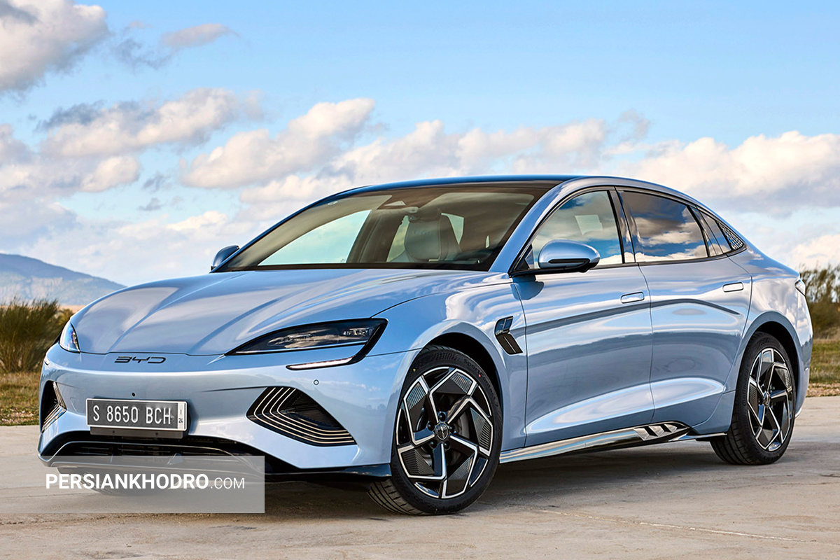 بهترین ماشین های برقی 2024 کدامند؟ + تصاویر به گزارش پرشین خودرو، بهترین ماشین های برقی در سراسر دنیا حالا به بازارهای اصلی خودرو راه یافتهاند، طوری که تقریباً یک پنجم از سهم کل فروش خودروهای نو در اروپا و ایالات متحده به خودروهای EV (Electric Vehicle یا همان ماشین برقی) اختصاص یافته است. به علاوه، با وضع قوانینی که ورود برخی خودروها به شهرهای بزرگ را محدود میکند و احتمال ممنوعیت فروش مدلهای بنزینی و دیزلی نو در سال ۲۰۳۵، بعید نیست محبوبیت برترین خودرو الکتریکی جهان همچنان افزایش یابد. پیشتر اصلیترین مانعی که برای خرید خودروهای برقی وجود داشت، اضطراب بابت کافی نبودن انرژی موتور برای رسیدن به مقصد بود. اما با معرفی بهترین ماشین های هیبریدی دنیا که قادرند با یک مرتبه فول شارژ بیش از 320 کیلومتر را طی کنند، این مسئله به اندازه گذشته نگران کننده نیست. لیست بهترین خودروهای برقی 2024 در گزارش امروز نگاهی به رتبه بندی بهترین خودروهای برقی 2024 خواهیم داشت که از نگاه کاربران، برترین EVهای موجود در بازار معرفی شدهاند. تسلا مدل 3 (Tesla Model 3) تسلا مدل ۳ از زمان عرضه در سال ۲۰۱۹، حضوری دائمی در لیست بهترین ماشین های برقی هرسال دارد. حالا به لطف آخرین بهروزرسانیهایش، این مدل نه تنها رقیبانش را شکست میدهد بلکه به کارآمدترین مورد در فهرست پرفروش ترین خودروهای برقی تبدیل شده است. تسلا مدل ۳ سواری لذتبخشی را ارائه میدهد و هندلینگ بهتری نسبت به رقبای خود یعنی کیا EV6 یا پولستار ۲ دارد. این خودرو با سرعت 261 کیلومتر بر ساعت و شتابی که در 6.1 ثانیه از صفر به صد میرسد (به ویژه در نسخه Performance)، به طور غیرمنتظرهای کاربردی است. غیاب کامل دکمهها و کلیدهای فیزیکی (حتی اهرم راهنما با دکمههای لمسی روی فرمان جایگزین شده) مورد پسند همه قرار نمیگیرد، اما حداقل صفحه نمایش مرکزی عظیم ۱۵.۴ اینچی کاربرپسند است. این نکته را هم در نظر بگیرید که مدل ۳ از نظر قیمتی نیز رقابتی است و خرید آن به مشتریان امکان دسترسی به شبکه فوقالعاده سریع و راحت سوپرشارژر تسلا را میدهد. به گفته یکی از بررسی کنندگان، تسلا یکی از بهترین خودروهای برقی جدید به حساب میآید. دن جونز اظهار داشت تسلا مدل ۳ در مسیر تست دنیای واقعی، به طور متوسط ۳.۷ مایل به ازای هر کیلووات ساعت برق مصرف کرده است. پولستار 2 2024 (Polestar 2) در نگاه اول، پولستار ۲ هاچبک برقی با ظاهر شیک و مجلل خود، شباهت زیادی به سدان لوکس ولوو S۶۰ دارد. اما این محصول به مجموعه بهترین ماشین های برقی ولوو تعلق دارد و برای دنیایی بدون مصرف سوختهای فسیلی ساخته شده است. پولستار ۲ حتی در پایینترین سطح تجهیز خود، تعادلی عالی بین برد مسافت و اسب بخار ارائه میدهد. مدل پایه دیفرانسیل عقب این خودرو با ۲۹۵ اسب بخار نیرو و برد مسافت ادعایی ۵۱۵ کیلومتر، گزینهای وسوسهکننده است. دو مدل دیگر از پولستار ۲ با سیستم انتقال قدرت تمام چرخ متحرک نیز در دسترس هستند: یکی با ۴۱۶ اسب بخار و دیگری مدل Performance Pack با ۴۴۹ اسب بخار که مورد علاقهی علاقهمندان به رانندگی پرهیجان است. هر دو مدل تمام چرخ محرک، برد مسافت ادعایی ۴۴۴ کیلومتری دارند. قیمت پولستار ۲ از قیمت پایه تسلا مدل ۳ بسیار بالاتر است، اما حداقل از نظر برد مسافت، بر «فرزند» ایلان ماسک برتری دارد. یکی دیگر از مزایای پولستار نسبت به تسلا، کابین سنتیتر آن است که شامل یک صفحه کیلومتر معمولی و نرمافزاری مبتنی بر سیستم عامل اندروید از گوگل میشود. اگرچه پولستار ۲ با عرضه هر مدل مدام از نظر ویژگیها، برد مسافت و اسب بخار پیشرفت میکند، اما برای رقابت با دیگر خودروهای برقی نوظهور مانند بامو i4 و هیوندای Ioniq 6، نیاز به قدرتنمایی بیشتری دارد. با این حال، پولستار ۲ همچنان انتخابی عالی برای خریداران در بخش خودروهای برقی است و به عنوان یکی از بهترینهای سال ۲۰۲۴ شناخته میشود. فولکسواگن ID Buzz علیرغم علاقهی فراوان به طراحی رتروی فولکسواگن ID. Buzz، این کمپانی آلمانی به راحتی میتوانست با صرف هزینهی کمتر روی مهندسی آن، همچنان همهی ظرفیت تولیدش را به فروش برساند. اما در عوض، فولکسواگن تمام توان خود را برای ساخت یکی از بهترین ماشین های برقی به کار گرفت. محصول نهایی ترکیبی از کاربری راحت یک MPV، آسایش و کیفیت بالای یک شاسیبلند لوکس و هزینههای نگهداری پایین یک خودروی برقی است. تجربهی رانندگی با ID. Buzz بسیار دلپذیر است؛ شتاب صفر تا صد آن از بسیاری از شاسیبلندهای خانوادگی بنزینی، مانند تیگوان ۱.۵ لیتری، سریعتر بوده و فضای داخلی آن هم جای بسیار بیشتری ارائه میدهد، به طوری که خریداران فضای بیشتری برای سرنشینان و بار نسبت به جگوار I-Pace یا تسلا مدل Y در اختیار خواهند داشت. سیتروئن e-C3 یکی از بزرگترین موانع خریداران بالقوه برای روی آوردن به بهترین ماشین های برقی، قیمت آنهاست. سیتروئن به جای اینکه خودروی برقی کوچک خود را پر از امکانات غیرضروری و پرهزینه کند، e-C3 را به یک خودروی کوچک و معقول تبدیل کرده که تنها امکانات مورد نیاز را در اختیار مشتری قرار میدهد و قیمتی دارد که بسیاری از افراد میتوانند واقعاً از پس آن بربیایند. در حالی که داچیا اسپرینگ ارزانتر است، اما از نظر کارایی، برد باتری یا امکانات، نمیتواند با سیتروئن e-C3 رقابت کند. e-C3 با بردی معادل ۳۲۰ کیلومتر با هر بار شارژ و فضای داخلی قابل توجه برای اندازهاش، به طور شگفتانگیزی توانایی کافی برای انجام وظایف یک خودروی خانوادگی را دارد. همچنین به عنوان یکی از محصولات خانواده سیتروئن، سواری بسیار راحتی ارائه میدهد. این خودرو با قیمتی بسیار مناسب، یک پکیج عالی است و دقیقاً به همین دلیل، در لیست برترین خودرو الکتریکی جهان 2024 جا دارد. هیوندای کُنا الکتریک هیوندای کُنا (نسل دوم) یکی از بهترین ماشین های برقی در بخش کراساورهای کوچک به شمار میرود و حتی پیشتر عنوان «بهترین خودروی سال» از اتو اکسپرس را نیز کسب کرده است. با این حال، در میان مدلهای مختلف، نسخه برقی آن یعنی کنا الکتریکی از نظر رانندگی، کابین و سواری، پختهترین و کاملترین گزینه است. مدل پایه کنا الکتریکی با نام «استاندارد رنج» قیمتی زیر ۳۵ هزار پوند دارد و با باتری ۴۸ کیلوواتساعتیاش قادر است تا مسافت ۳۷۶ کیلومتر را طی کند. نسل اول کنا در میان مشتریان محبوبیت بالایی کسب کرده بود، اما از نظر ابعاد کمی کوچک به نظر میرسید. حال نسل جدید کنا بر روی پلتفرم مشترکی با کیا نیرو ساخته میشود و در نتیجه فضای داخلی بیشتری ارائه میدهد. علاوه بر این، شاهد ارتقای گستردهای در بخشهای مختلف از جمله طراحی ظاهری جسورانهتر، تکنولوژی بهروزتر داخل کابین و استفاده از متریال باکیفیتتر هستیم. با ورود به کابین، در برترین خودرو الکتریکی جهان خانواده هیوندای، یک داشبورد تحت سلطه دو نمایشگر ۱۲.۳ اینچی با نرمافزاری کاملاً جدید قرار گرفته است. با این حال، هیوندای هنوز هم از دکمههای فیزیکی برای کنترل سیستمهایی مانند تهویه مطبوع و رادیو استفاده میکند و به طور کامل به سمت کنترلهای لمسی نرفته است. مرسدس بنز EQS وقتی تسلا با معرفی مدل S سدان درِ تکنولوژی دیجیتال درون خودرو را به روی همه باز کرد، قدیمیترین خودروساز جهان هم وارد بازی ساخت بهترین ماشین های برقی شد تا ثابت کند میتواند هر چیزی را که در سیلیکون ولی ساخته میشود، بهتر و شیکتر بسازد. با ورود مرسدس-بنز EQS در سال ۲۰۲۱، شاهد معرفی «هایپراسکرین» بودیم: گسترهای وسیع از املاک دیجیتال صفحه لمسی که به نظر میرسد کل داشبورد را اشغال کرده است. در واقعیت، اینطور نیست، اما یک کنسول دیجیتال ابزارآلات با نمایشگر هدآپ (بالا-سر) بزرگ، یک صفحه لمسی سیستم سرگرمی بزرگ ۱۷.۷ اینچی و یک صفحه لمسی ۱۲.۳ اینچی جلوی سرنشین را در کنار هم قرار میدهد. تاثیر ترکیبی این صفحات کمی گیجکننده است، البته به شرطی که طرفدار تکنولوژی نمایشگرهای متعدد در خودرو باشید. با این حال، پیشرفتهای کابین مرسدسبنز فقط به صفحه نمایشهای عظیمش ختم نمیشود. جدیدترین نرمافزار سرگرمی MBUX نسل سوم پیمایش خیلی راحتتری نسبت به نسلهای قبلی دارد و سهولت استفادهای را نشان میدهد که سایر برندها به آن نمیرسند. همین عامل کافیست تا مرسدس بنز EQS را یکی از بهترین ماشین های برقی لوکس بازار دنیا بدانیم. پورشه تایکان الکتریکی برای خریدارانی که به دنبال تمامی مزایای بهترین ماشین های برقی هستند اما میخواهند رانندگی هیجان انگیزی را تجربه کنند، پورشه تایکان یک گزینه ایدهآل خواهد بود. حتی مدلهای پایه این خودرو نیز با قدرتی معادل ۳۲۲ اسب بخار عرضه میشوند، در حالی که نسخههای توربو رده بالا تا ۷۵۱ اسب بخار قدرت دارند. این خودرو برای رسیدن از صفر تا صد کیلومتر در ساعت، تنها به ۲.۸ ثانیه زمان نیاز دارد. مرکز ثقل بسیار پایین و هندلینگ فوقالعاده، چابکی بسیار زیادی به پورشه تایکان میبخشد. این خودرو در مقایسه با مرسدس EQS، حس بهتری از ارتباط با چرخهای جلو به راننده میدهد و تنها آئودی ای-ترون GT که سیستمی تقریباً مشابه دارد، میتواند از نظر چسبندگی با آن رقابت کند. خریداران برترین خودرو الکتریکی جهان حتی نگران مسافت قابل پیمایش هم نیستند؛ همه نسخههای تایکان در شرایط واقعی رانندگی قادرند تا حدود ۳۲۰ کیلومتر را با یک مرتبه فول شارژ شارژ طی کنند. فضای داخلی تایکان نیز فوقالعاده باکیفیت و شیک است و برخلاف تصور، کاربردی هم به نظر میرسد، به خصوص در نسخه کراس توریسمو که شبیه به استیشن واگن است. BMW i4 بی ام و i4 یکی از سریعترین خودروها در لیست بهترین ماشین های برقی 2024 محسوب میشود. برخی از نسخههای آن میتوانند تنها در ۳.۸ ثانیه، از حالت سکون به سرعت ۱۰۰ کیلومتر بر ساعت برسند. i4 در انتقال قدرت به چرخها نسبت به نسخههای تک موتوره رقیب یعنی Polestar 2 عملکرد بهتری دارد؛ به خصوص در شرایط لغزنده. علاوه بر این، بی ام و i4 در مسافتهای طولانی راحت بوده و در سرعتهای بالا بسیار کمصدا است. نظرات مثبت رانندگان در نیمه اول سال جاری، BMW i4 را در لیست بهترین خودروهای 2024 نیز جا داده است. با در نظر گرفتن برد حرکتی مناسب تا ۵۹۰ کیلومتر با هر بار شارژ، سیستم اطلاعات سرگرمی عالی و کاربرپسند و همچنین فضای داخلی لوکس آن، i4 میتواند به جایگزینی وسوسهکننده برای تسلا مدل ۳ تبدیل شود. با این حال مسئله دسترسی به شبکههای سوپرشارژر در سراسر کشور و هزینههای خرید، باعث میشود برخی خریداران برای اینکه تصمیم بگیرند کدام مدل برترین خودرو الکتریکی جهان است، اندی تردید کنند. فولکس واگن ID 3 فولکس واگن ID.3 یکهتاز تمام میدانهاست. این خودرو در رانندگی، امکانات رفاهی و راحتی سرنشینان خوب عمل میکند، اما در هیچ زمینهای نسبت به بهترین رقبایش برتری چشمگیری ندارد. با این حال، باعث نمیشود که در لیست بهترین ماشین های برقی 2024 جا نداشته باشد. دو نسخه از ID.3 وجود دارد: Pro و Pro S. نسخه Pro مدل پایه است که از یک باتری ۵۸ کیلووات ساعتی بهره میبرد و با هر بار شارژ میتواند به طور رسمی مسافتی در حدود ۴۲۶ کیلومتر را طی کند. مدل Pro S باتری بزرگتر ۷۷ کیلووات ساعتی دارد که برد رسمی آن به ۵۶۲ کیلومتر میرسد. فولکس واگن ID.3 خودروی ارزان قیمتی نیست، اما مملو از تجهیزات استاندارد و امکانات ایمنی است. با تمام این اوصاف، به خریداران توصیه میشود اگر به دنبال برترین خودرو الکتریکی جهان هستند، قبل از ID 3 ابتدا نگاهی به MG4 یا تسلا مدل ۳ بیندازند. کوپرا بورن (Cupra Born) کوپرا Born را میتوان جایگزینی کمی مهیجتر و شیکتر برای فولکسواگن ID.3 در نظر گرفت. هر دو مدل از لحاظ فنی شباهتهای زیادی دارند، اما به جز چند مورد استثنا، به سختی میتوان تفاوت این دو مورد از بهترین ماشین های برقی دنیا را تشخیص داد. از نظر فنی، Born و ID.3 بسیار شبیه هستند و با باتریهای ۵۸ کیلووات ساعت و ۷۷ کیلووات ساعت عرضه میشوند که به ترتیب برد رسمی 424.8 و 548.7 کیلومتر را ارائه میدهند. اگرچه در تستهای دنیای واقعی، برد کوپرا بورن در زمستان 294.51 کیلومتر و در تابستان 352.446 کیلومتر، و برد فولکس واگن ID 3 به ترتیب 378.196 و 458.663 کیلومتر ثبت شد. به نظر میآید انتخاب کوپرا بورن برای رانندگانی که قصد دارند سراغ EVها بروند، منطقیتر باشد چون بردش برای بسیاری از افراد کافی بوده و تریم V1 آن، تقریباً تمامی امکانات موردنیاز بهترین خودروهای برقی برای رانندگی در شهر را دارد. فورد اکسپلورر (Ford Explorer) فورد اکسپلورر جدید نسبت به نسلهای قبلی کاملاً متحول شده و حالا در میان بهترین ماشین های برقی دنیا جادارد. مدلهای بزرگ و پرمصرف اکسپلورر جای خود را به یک SUV خانوادگی کاملاً برقی دادهاند. این اکسپلورر از پلتفرمی مشترک با فولکسواگن ID.4 بهره میبرد و از برخی از خودروهای قدیمیتر با همین نام، کمی کوچکتر است. با این حال همچنان فضای کافی برای تمام اعضای خانواده ارائه میدهد. درون کابین این خودرو نیز امکانات رفاهی مناسبی برای سرنشینان تعبیه شده که از جمله آنها میتوان به سیستم سرگرمی با صفحهنمایش لمسی ۱۴.۶ اینچی، صندلیهای جلو با گرمکن و ماساژور و شارژ بیسیم در مدل پایه اشاره کرد. فورد بهصورت استاندارد تجهیزات ایمنی زیادی را نیز برای این خودرو در نظر گرفته است. آئودی E-Tron GT گرند توررها (اتومبیلهای لوکس Gran Turismo) باید براق، سریع و قادر به پیمودن مسافتهای طولانی باشند. تنها به همین دلیل است که آئودی E-tron GT با عملکرد و خروجی قدرت فوق العادهاش، ثابت میکند که لیاقت عنوان برترین خودرو الکتریکی جهان را دارد. این خودرو میتواند رسماً در ۴.۱ ثانیه از صفر به ۱۰۰ کیلومتر بر ساعت برسد، اما در دستان تستکنندگان حتی سریعتر هم عمل کرده است. آئودی ای ترون GT با یکبار شارژ میتواند تا مسافت ۴۹۴ کیلومتر را طی کند و سرعت شارژ آن تا ۲۷۰ کیلووات قابل قبول خواهد بود. از نظر توان شارژر، تنها پورشه تایکان و مازراتی گرن توریزمو فولگوره هستند که بتوانند با آن رقابت کنند. آئودی E-tron GT کمی نرمتر و چابکتر از تایکان است، اما همچنان عملکردی فوقالعاده در رانندگی دارد و بسیار سرگرمکنندهتر از تسلا مدل S است. فضای داخلی آن نیز زیباتر پیاده شده و بر خلاف تسلا و تایکان، دکمههای فیزیکی برای ویژگیهای پرکاربرد وجود دارند. در مورد فناوری آن شکی نیست، استفاده از آن آسان است و صفحه نمایشها واضح و پاسخگو هستند. با این حال، کاملاً بی نقص نیست. با قیمتی اولیه بیش از ۸۰,۰۰۰ پوند، حتی با وجود ارزش فروش مجدد بسیار خوب، نسبتاً گران است. همچنین کمی صدای زوزه از موتور به گوش میرسد - اما اگر از این یک قلم چشم پوشی کنیم، واقعاً یکی از بهترین ماشین های الکتریکی دنیاست. کیا EV9 کمتر خودرویی در میان بهترین ماشین های برقی دنیا پیدا میشود که به اندازه KIA EV9، جادار و مناسب خانوادههای پرجمعیت باشد. این ماشین با داشتن هفت صندلی و فضایی به حجم ۳۳۳ لیتر برای صندوق عقب، حتی زمانی که تمام صندلیها اشغال باشند، باز هم برای بزرگترین خانوادهها فضای کافی را ارائه میدهد. البته بدنهی حجیم کیا EV9 به این معناست که برای حرکت به نیروی محرکهی قابل قبولی نیاز دارد. این نیرو توسط یک باتری ۹۹.۸ کیلووات ساعت تأمین میشود و بسته به مدل انتخابی، میتواند با هر بار شارژ تا حدود ۵۶۲ کیلومتر را طی کند. EV9 بدون شک بزرگ و سنگین است، اما کند نیست. مدل ردهبالای GT Line با قوای محرکهی دو-موتوره ۳۷۸ اسب بخاری قادر است این هیولا را تنها در ۵.۳ ثانیه از حالت سکون به سرعت ۱۰۰ کیلومتر بر ساعت برساند. ام جی 4 در چند سال اخیر، برند MG بهعنوان سازنده خودروهای برقی مقرونبهصرفه که ارزش خرید فوقالعادهای ارائه میدهند، دورنمایی روشن برای آینده خودروهای برقی ترسیم کرده است. این فلسفه کاملاً در MG4 خلاصه شده؛ قیمت هاچبک الکتریکی MG از مبلغی زیر ۲۷,۰۰۰ پوند شروع میشود. با این حال تنها نشانههای آشکار صرفهجویی در هزینه، استفاده از متریالی باکیفیت پایینتر در کابین است. لیست تجهیزات استاندارد طولانی است. مدلهای مختلف EV ام جی مانند بهترین ماشین های هیبریدی دنیا، دارای صفحهنمایش لمسی ۱۰.۲۵ اینچی، اتصال به تلفن هوشمند، چراغهای جلو LED و کروز کنترل تطبیقی هستند. همچنین فضای زیادی برای سرنشینان و بار در نظر گرفته شده. MG4 در پیچهای جادههای کوهستانی لذتبخش است و فرمان سبک و دید روبهجلوی عالی آن، مانور دادن در شهر را بسیار آسان میکند. فولکس واگن ID 7 فولکس واگن ثابت کرده که در زمینه بهترین ماشین های برقی حسابی گردوخاک کند (تا همینجا، سه تا از خودروهای لیست برترین خودرو الکتریکی جهان را به خودش اختصاص داد!). اما به جرأت میتوانیم بگوییم ID.7 جدیدترین و بهترین تلاش این برند آلمانی در زمینه تولید خودروهای بدون آلایندگی به شمار میرود. این سدان لوکس بردِ باتری عالی، کاربرد فراوان و کیفیت بالا را ارائه میدهد و قادر است با رقبای سرسختی مانند تسلا مدل ۳ رقابت کند. برای مشتریانی که به دنبال یک خودروی خانوادگی جدید هستند، حتی نسخه استیشن آن (که با نام ID.7 تورر شناخته میشود) هم ارائه شده است. صرف نظر از نسخهای که رانندگان انتخاب کنند، ID.7 فولکسواگن خودروی بزرگی است. طول آن حتی از ون برقی ID. Buzz نیز بیشتر است، به این معنی که فضای زیادی برای سرنشینان و بار فراهم میکند. باتری ۷۷ کیلووات ساعتی آن نیز ظرفیت مناسبی دارد. این خودرو بسته به مدل انتخابی، با هر بار شارژ حداکثر مسافت ۶۱۵ کیلومتری را طی میکند. یکی از انتقادهای رایج به محصولات جدید فولکسواگن، سیستم سرگرمی اطلاعاتی و کمبود دکمههای فیزیکی است. سیستم ID.7 هنوز کاملاً ایدهآل نیست، اما نسبت به گذشته بهبود قابل توجهی پیدا کرده و استفاده از آن به لطف نورپردازی پسزمینه، در شب نیز راحت است. بی وای دی سیل (BYD Seal) شاید نام BYD در ایران به اندازه برندهای دیگر محبوب نباشد، اما بد نیست بدانید این شرکت یکی از سریعترین برندهای در حال رشد در زمینه تولید بهترین ماشین های برقی در دنیاست. سیل (Seal)، رقیب چهار درب شیک تسلا مدل ۳ و فولکسواگن ID7، بیشک محصول برجسته این شرکت محسوب میشود. دو نسخه از سیل در دسترس هستند که بسته به انتخاب خریداران، سریع یا سوپرسریع خواهد بود. برد حرکتی رسمی آن تا ۵۷۰ کیلومتر اعلام شده و اتو اکسپرس در تست برد زمستانی، توانست تا ۴۱۰ کیلومتر را طی کند. سیستم تعلیق این خودرو برای جادههای بریتانیا به خوبی تنظیم شده و به اندازهی کافی سفت هست که احساس اطمینان داشته باشید. از سوی دیگر، به اندازهای نرم هست که بتواند از پس رانندگی روی آسفالت ترکخورده بر بیاید. فضای داخلی برای سرنشینان جلو خوب است، اما در عقب نسبت به فولکس واگن ID 7 جای کمتری دارد و در مقایسه با مدل 3 تسلا، فضای راحتتری ارائه میدهد. فضای داخلی تحت سلطه یک صفحهنمایش لمسی بزرگ به سبک تسلا قرار دارد که میتواند از حالت عمودی به افقی بچرخد، اما برخلاف تسلا، بهترین عملکرد را در پاسخگویی ندارد. با این حال، طراحی داخلی خودرو ظاهری کاملاً آیندهنگرانه دارد و قابل انتقاد نیست. جمع بندی سال ۲۰۲۴، سالی پرشور و هیجانانگیز برای دوستداران بهترین ماشین های برقی خواهد بود. در سراسر جهان شاهد ورود مدلهای جدید و نوآورانهای به بازار هستیم که هر کدام مزایا و ویژگیهای منحصر به فرد خود را ارائه میدهند. البته همانطور که انتظار میرود، حداقل 80 درصد از خودروهایی که در لیست برترین خودرو الکتریکی جهان 2024 معرفی کردیم، در ایران حضور پیدا نخواهند کرد. با این وجود میتوانیم منتظر باشیم و ببینیم آیا کشورمان حرکتی برای واردات و معرفی خودروهای الکتریکی مونتاژی (از جمله کی ام سی J7 که در این مقاله معرفی شد) خواهد زد یا خیر. بهترین ماشین های هیبریدی دنیا از نظر شما کدامند؟ فکر میکنید در آینده نزدیک، EVها بتوانند جایگزین خودروهای بنزینی و دیزلی شوند؟ مشتاق دریافت نظرات شما هستیم.