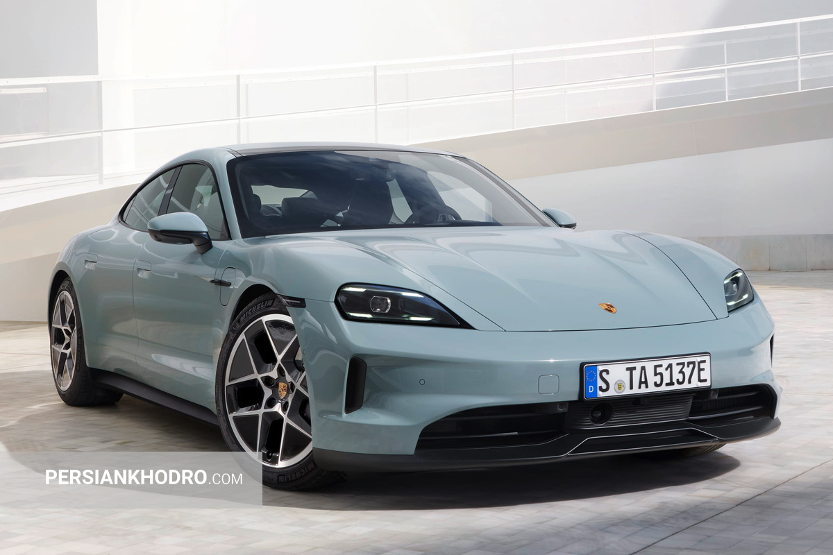 بهترین ماشین های برقی 2024 کدامند؟ + تصاویر به گزارش پرشین خودرو، بهترین ماشین های برقی در سراسر دنیا حالا به بازارهای اصلی خودرو راه یافتهاند، طوری که تقریباً یک پنجم از سهم کل فروش خودروهای نو در اروپا و ایالات متحده به خودروهای EV (Electric Vehicle یا همان ماشین برقی) اختصاص یافته است. به علاوه، با وضع قوانینی که ورود برخی خودروها به شهرهای بزرگ را محدود میکند و احتمال ممنوعیت فروش مدلهای بنزینی و دیزلی نو در سال ۲۰۳۵، بعید نیست محبوبیت برترین خودرو الکتریکی جهان همچنان افزایش یابد. پیشتر اصلیترین مانعی که برای خرید خودروهای برقی وجود داشت، اضطراب بابت کافی نبودن انرژی موتور برای رسیدن به مقصد بود. اما با معرفی بهترین ماشین های هیبریدی دنیا که قادرند با یک مرتبه فول شارژ بیش از 320 کیلومتر را طی کنند، این مسئله به اندازه گذشته نگران کننده نیست. لیست بهترین خودروهای برقی 2024 در گزارش امروز نگاهی به رتبه بندی بهترین خودروهای برقی 2024 خواهیم داشت که از نگاه کاربران، برترین EVهای موجود در بازار معرفی شدهاند. تسلا مدل 3 (Tesla Model 3) تسلا مدل ۳ از زمان عرضه در سال ۲۰۱۹، حضوری دائمی در لیست بهترین ماشین های برقی هرسال دارد. حالا به لطف آخرین بهروزرسانیهایش، این مدل نه تنها رقیبانش را شکست میدهد بلکه به کارآمدترین مورد در فهرست پرفروش ترین خودروهای برقی تبدیل شده است. تسلا مدل ۳ سواری لذتبخشی را ارائه میدهد و هندلینگ بهتری نسبت به رقبای خود یعنی کیا EV6 یا پولستار ۲ دارد. این خودرو با سرعت 261 کیلومتر بر ساعت و شتابی که در 6.1 ثانیه از صفر به صد میرسد (به ویژه در نسخه Performance)، به طور غیرمنتظرهای کاربردی است. غیاب کامل دکمهها و کلیدهای فیزیکی (حتی اهرم راهنما با دکمههای لمسی روی فرمان جایگزین شده) مورد پسند همه قرار نمیگیرد، اما حداقل صفحه نمایش مرکزی عظیم ۱۵.۴ اینچی کاربرپسند است. این نکته را هم در نظر بگیرید که مدل ۳ از نظر قیمتی نیز رقابتی است و خرید آن به مشتریان امکان دسترسی به شبکه فوقالعاده سریع و راحت سوپرشارژر تسلا را میدهد. به گفته یکی از بررسی کنندگان، تسلا یکی از بهترین خودروهای برقی جدید به حساب میآید. دن جونز اظهار داشت تسلا مدل ۳ در مسیر تست دنیای واقعی، به طور متوسط ۳.۷ مایل به ازای هر کیلووات ساعت برق مصرف کرده است. پولستار 2 2024 (Polestar 2) در نگاه اول، پولستار ۲ هاچبک برقی با ظاهر شیک و مجلل خود، شباهت زیادی به سدان لوکس ولوو S۶۰ دارد. اما این محصول به مجموعه بهترین ماشین های برقی ولوو تعلق دارد و برای دنیایی بدون مصرف سوختهای فسیلی ساخته شده است. پولستار ۲ حتی در پایینترین سطح تجهیز خود، تعادلی عالی بین برد مسافت و اسب بخار ارائه میدهد. مدل پایه دیفرانسیل عقب این خودرو با ۲۹۵ اسب بخار نیرو و برد مسافت ادعایی ۵۱۵ کیلومتر، گزینهای وسوسهکننده است. دو مدل دیگر از پولستار ۲ با سیستم انتقال قدرت تمام چرخ متحرک نیز در دسترس هستند: یکی با ۴۱۶ اسب بخار و دیگری مدل Performance Pack با ۴۴۹ اسب بخار که مورد علاقهی علاقهمندان به رانندگی پرهیجان است. هر دو مدل تمام چرخ محرک، برد مسافت ادعایی ۴۴۴ کیلومتری دارند. قیمت پولستار ۲ از قیمت پایه تسلا مدل ۳ بسیار بالاتر است، اما حداقل از نظر برد مسافت، بر «فرزند» ایلان ماسک برتری دارد. یکی دیگر از مزایای پولستار نسبت به تسلا، کابین سنتیتر آن است که شامل یک صفحه کیلومتر معمولی و نرمافزاری مبتنی بر سیستم عامل اندروید از گوگل میشود. اگرچه پولستار ۲ با عرضه هر مدل مدام از نظر ویژگیها، برد مسافت و اسب بخار پیشرفت میکند، اما برای رقابت با دیگر خودروهای برقی نوظهور مانند بامو i4 و هیوندای Ioniq 6، نیاز به قدرتنمایی بیشتری دارد. با این حال، پولستار ۲ همچنان انتخابی عالی برای خریداران در بخش خودروهای برقی است و به عنوان یکی از بهترینهای سال ۲۰۲۴ شناخته میشود. فولکسواگن ID Buzz علیرغم علاقهی فراوان به طراحی رتروی فولکسواگن ID. Buzz، این کمپانی آلمانی به راحتی میتوانست با صرف هزینهی کمتر روی مهندسی آن، همچنان همهی ظرفیت تولیدش را به فروش برساند. اما در عوض، فولکسواگن تمام توان خود را برای ساخت یکی از بهترین ماشین های برقی به کار گرفت. محصول نهایی ترکیبی از کاربری راحت یک MPV، آسایش و کیفیت بالای یک شاسیبلند لوکس و هزینههای نگهداری پایین یک خودروی برقی است. تجربهی رانندگی با ID. Buzz بسیار دلپذیر است؛ شتاب صفر تا صد آن از بسیاری از شاسیبلندهای خانوادگی بنزینی، مانند تیگوان ۱.۵ لیتری، سریعتر بوده و فضای داخلی آن هم جای بسیار بیشتری ارائه میدهد، به طوری که خریداران فضای بیشتری برای سرنشینان و بار نسبت به جگوار I-Pace یا تسلا مدل Y در اختیار خواهند داشت. سیتروئن e-C3 یکی از بزرگترین موانع خریداران بالقوه برای روی آوردن به بهترین ماشین های برقی، قیمت آنهاست. سیتروئن به جای اینکه خودروی برقی کوچک خود را پر از امکانات غیرضروری و پرهزینه کند، e-C3 را به یک خودروی کوچک و معقول تبدیل کرده که تنها امکانات مورد نیاز را در اختیار مشتری قرار میدهد و قیمتی دارد که بسیاری از افراد میتوانند واقعاً از پس آن بربیایند. در حالی که داچیا اسپرینگ ارزانتر است، اما از نظر کارایی، برد باتری یا امکانات، نمیتواند با سیتروئن e-C3 رقابت کند. e-C3 با بردی معادل ۳۲۰ کیلومتر با هر بار شارژ و فضای داخلی قابل توجه برای اندازهاش، به طور شگفتانگیزی توانایی کافی برای انجام وظایف یک خودروی خانوادگی را دارد. همچنین به عنوان یکی از محصولات خانواده سیتروئن، سواری بسیار راحتی ارائه میدهد. این خودرو با قیمتی بسیار مناسب، یک پکیج عالی است و دقیقاً به همین دلیل، در لیست برترین خودرو الکتریکی جهان 2024 جا دارد. هیوندای کُنا الکتریک هیوندای کُنا (نسل دوم) یکی از بهترین ماشین های برقی در بخش کراساورهای کوچک به شمار میرود و حتی پیشتر عنوان «بهترین خودروی سال» از اتو اکسپرس را نیز کسب کرده است. با این حال، در میان مدلهای مختلف، نسخه برقی آن یعنی کنا الکتریکی از نظر رانندگی، کابین و سواری، پختهترین و کاملترین گزینه است. مدل پایه کنا الکتریکی با نام «استاندارد رنج» قیمتی زیر ۳۵ هزار پوند دارد و با باتری ۴۸ کیلوواتساعتیاش قادر است تا مسافت ۳۷۶ کیلومتر را طی کند. نسل اول کنا در میان مشتریان محبوبیت بالایی کسب کرده بود، اما از نظر ابعاد کمی کوچک به نظر میرسید. حال نسل جدید کنا بر روی پلتفرم مشترکی با کیا نیرو ساخته میشود و در نتیجه فضای داخلی بیشتری ارائه میدهد. علاوه بر این، شاهد ارتقای گستردهای در بخشهای مختلف از جمله طراحی ظاهری جسورانهتر، تکنولوژی بهروزتر داخل کابین و استفاده از متریال باکیفیتتر هستیم. با ورود به کابین، در برترین خودرو الکتریکی جهان خانواده هیوندای، یک داشبورد تحت سلطه دو نمایشگر ۱۲.۳ اینچی با نرمافزاری کاملاً جدید قرار گرفته است. با این حال، هیوندای هنوز هم از دکمههای فیزیکی برای کنترل سیستمهایی مانند تهویه مطبوع و رادیو استفاده میکند و به طور کامل به سمت کنترلهای لمسی نرفته است. مرسدس بنز EQS وقتی تسلا با معرفی مدل S سدان درِ تکنولوژی دیجیتال درون خودرو را به روی همه باز کرد، قدیمیترین خودروساز جهان هم وارد بازی ساخت بهترین ماشین های برقی شد تا ثابت کند میتواند هر چیزی را که در سیلیکون ولی ساخته میشود، بهتر و شیکتر بسازد. با ورود مرسدس-بنز EQS در سال ۲۰۲۱، شاهد معرفی «هایپراسکرین» بودیم: گسترهای وسیع از املاک دیجیتال صفحه لمسی که به نظر میرسد کل داشبورد را اشغال کرده است. در واقعیت، اینطور نیست، اما یک کنسول دیجیتال ابزارآلات با نمایشگر هدآپ (بالا-سر) بزرگ، یک صفحه لمسی سیستم سرگرمی بزرگ ۱۷.۷ اینچی و یک صفحه لمسی ۱۲.۳ اینچی جلوی سرنشین را در کنار هم قرار میدهد. تاثیر ترکیبی این صفحات کمی گیجکننده است، البته به شرطی که طرفدار تکنولوژی نمایشگرهای متعدد در خودرو باشید. با این حال، پیشرفتهای کابین مرسدسبنز فقط به صفحه نمایشهای عظیمش ختم نمیشود. جدیدترین نرمافزار سرگرمی MBUX نسل سوم پیمایش خیلی راحتتری نسبت به نسلهای قبلی دارد و سهولت استفادهای را نشان میدهد که سایر برندها به آن نمیرسند. همین عامل کافیست تا مرسدس بنز EQS را یکی از بهترین ماشین های برقی لوکس بازار دنیا بدانیم. پورشه تایکان الکتریکی برای خریدارانی که به دنبال تمامی مزایای بهترین ماشین های برقی هستند اما میخواهند رانندگی هیجان انگیزی را تجربه کنند، پورشه تایکان یک گزینه ایدهآل خواهد بود. حتی مدلهای پایه این خودرو نیز با قدرتی معادل ۳۲۲ اسب بخار عرضه میشوند، در حالی که نسخههای توربو رده بالا تا ۷۵۱ اسب بخار قدرت دارند. این خودرو برای رسیدن از صفر تا صد کیلومتر در ساعت، تنها به ۲.۸ ثانیه زمان نیاز دارد. مرکز ثقل بسیار پایین و هندلینگ فوقالعاده، چابکی بسیار زیادی به پورشه تایکان میبخشد. این خودرو در مقایسه با مرسدس EQS، حس بهتری از ارتباط با چرخهای جلو به راننده میدهد و تنها آئودی ای-ترون GT که سیستمی تقریباً مشابه دارد، میتواند از نظر چسبندگی با آن رقابت کند. خریداران برترین خودرو الکتریکی جهان حتی نگران مسافت قابل پیمایش هم نیستند؛ همه نسخههای تایکان در شرایط واقعی رانندگی قادرند تا حدود ۳۲۰ کیلومتر را با یک مرتبه فول شارژ شارژ طی کنند. فضای داخلی تایکان نیز فوقالعاده باکیفیت و شیک است و برخلاف تصور، کاربردی هم به نظر میرسد، به خصوص در نسخه کراس توریسمو که شبیه به استیشن واگن است. BMW i4 بی ام و i4 یکی از سریعترین خودروها در لیست بهترین ماشین های برقی 2024 محسوب میشود. برخی از نسخههای آن میتوانند تنها در ۳.۸ ثانیه، از حالت سکون به سرعت ۱۰۰ کیلومتر بر ساعت برسند. i4 در انتقال قدرت به چرخها نسبت به نسخههای تک موتوره رقیب یعنی Polestar 2 عملکرد بهتری دارد؛ به خصوص در شرایط لغزنده. علاوه بر این، بی ام و i4 در مسافتهای طولانی راحت بوده و در سرعتهای بالا بسیار کمصدا است. نظرات مثبت رانندگان در نیمه اول سال جاری، BMW i4 را در لیست بهترین خودروهای 2024 نیز جا داده است. با در نظر گرفتن برد حرکتی مناسب تا ۵۹۰ کیلومتر با هر بار شارژ، سیستم اطلاعات سرگرمی عالی و کاربرپسند و همچنین فضای داخلی لوکس آن، i4 میتواند به جایگزینی وسوسهکننده برای تسلا مدل ۳ تبدیل شود. با این حال مسئله دسترسی به شبکههای سوپرشارژر در سراسر کشور و هزینههای خرید، باعث میشود برخی خریداران برای اینکه تصمیم بگیرند کدام مدل برترین خودرو الکتریکی جهان است، اندی تردید کنند. فولکس واگن ID 3 فولکس واگن ID.3 یکهتاز تمام میدانهاست. این خودرو در رانندگی، امکانات رفاهی و راحتی سرنشینان خوب عمل میکند، اما در هیچ زمینهای نسبت به بهترین رقبایش برتری چشمگیری ندارد. با این حال، باعث نمیشود که در لیست بهترین ماشین های برقی 2024 جا نداشته باشد. دو نسخه از ID.3 وجود دارد: Pro و Pro S. نسخه Pro مدل پایه است که از یک باتری ۵۸ کیلووات ساعتی بهره میبرد و با هر بار شارژ میتواند به طور رسمی مسافتی در حدود ۴۲۶ کیلومتر را طی کند. مدل Pro S باتری بزرگتر ۷۷ کیلووات ساعتی دارد که برد رسمی آن به ۵۶۲ کیلومتر میرسد. فولکس واگن ID.3 خودروی ارزان قیمتی نیست، اما مملو از تجهیزات استاندارد و امکانات ایمنی است. با تمام این اوصاف، به خریداران توصیه میشود اگر به دنبال برترین خودرو الکتریکی جهان هستند، قبل از ID 3 ابتدا نگاهی به MG4 یا تسلا مدل ۳ بیندازند. کوپرا بورن (Cupra Born) کوپرا Born را میتوان جایگزینی کمی مهیجتر و شیکتر برای فولکسواگن ID.3 در نظر گرفت. هر دو مدل از لحاظ فنی شباهتهای زیادی دارند، اما به جز چند مورد استثنا، به سختی میتوان تفاوت این دو مورد از بهترین ماشین های برقی دنیا را تشخیص داد. از نظر فنی، Born و ID.3 بسیار شبیه هستند و با باتریهای ۵۸ کیلووات ساعت و ۷۷ کیلووات ساعت عرضه میشوند که به ترتیب برد رسمی 424.8 و 548.7 کیلومتر را ارائه میدهند. اگرچه در تستهای دنیای واقعی، برد کوپرا بورن در زمستان 294.51 کیلومتر و در تابستان 352.446 کیلومتر، و برد فولکس واگن ID 3 به ترتیب 378.196 و 458.663 کیلومتر ثبت شد. به نظر میآید انتخاب کوپرا بورن برای رانندگانی که قصد دارند سراغ EVها بروند، منطقیتر باشد چون بردش برای بسیاری از افراد کافی بوده و تریم V1 آن، تقریباً تمامی امکانات موردنیاز بهترین خودروهای برقی برای رانندگی در شهر را دارد. فورد اکسپلورر (Ford Explorer) فورد اکسپلورر جدید نسبت به نسلهای قبلی کاملاً متحول شده و حالا در میان بهترین ماشین های برقی دنیا جادارد. مدلهای بزرگ و پرمصرف اکسپلورر جای خود را به یک SUV خانوادگی کاملاً برقی دادهاند. این اکسپلورر از پلتفرمی مشترک با فولکسواگن ID.4 بهره میبرد و از برخی از خودروهای قدیمیتر با همین نام، کمی کوچکتر است. با این حال همچنان فضای کافی برای تمام اعضای خانواده ارائه میدهد. درون کابین این خودرو نیز امکانات رفاهی مناسبی برای سرنشینان تعبیه شده که از جمله آنها میتوان به سیستم سرگرمی با صفحهنمایش لمسی ۱۴.۶ اینچی، صندلیهای جلو با گرمکن و ماساژور و شارژ بیسیم در مدل پایه اشاره کرد. فورد بهصورت استاندارد تجهیزات ایمنی زیادی را نیز برای این خودرو در نظر گرفته است. آئودی E-Tron GT گرند توررها (اتومبیلهای لوکس Gran Turismo) باید براق، سریع و قادر به پیمودن مسافتهای طولانی باشند. تنها به همین دلیل است که آئودی E-tron GT با عملکرد و خروجی قدرت فوق العادهاش، ثابت میکند که لیاقت عنوان برترین خودرو الکتریکی جهان را دارد. این خودرو میتواند رسماً در ۴.۱ ثانیه از صفر به ۱۰۰ کیلومتر بر ساعت برسد، اما در دستان تستکنندگان حتی سریعتر هم عمل کرده است. آئودی ای ترون GT با یکبار شارژ میتواند تا مسافت ۴۹۴ کیلومتر را طی کند و سرعت شارژ آن تا ۲۷۰ کیلووات قابل قبول خواهد بود. از نظر توان شارژر، تنها پورشه تایکان و مازراتی گرن توریزمو فولگوره هستند که بتوانند با آن رقابت کنند. آئودی E-tron GT کمی نرمتر و چابکتر از تایکان است، اما همچنان عملکردی فوقالعاده در رانندگی دارد و بسیار سرگرمکنندهتر از تسلا مدل S است. فضای داخلی آن نیز زیباتر پیاده شده و بر خلاف تسلا و تایکان، دکمههای فیزیکی برای ویژگیهای پرکاربرد وجود دارند. در مورد فناوری آن شکی نیست، استفاده از آن آسان است و صفحه نمایشها واضح و پاسخگو هستند. با این حال، کاملاً بی نقص نیست. با قیمتی اولیه بیش از ۸۰,۰۰۰ پوند، حتی با وجود ارزش فروش مجدد بسیار خوب، نسبتاً گران است. همچنین کمی صدای زوزه از موتور به گوش میرسد - اما اگر از این یک قلم چشم پوشی کنیم، واقعاً یکی از بهترین ماشین های الکتریکی دنیاست. کیا EV9 کمتر خودرویی در میان بهترین ماشین های برقی دنیا پیدا میشود که به اندازه KIA EV9، جادار و مناسب خانوادههای پرجمعیت باشد. این ماشین با داشتن هفت صندلی و فضایی به حجم ۳۳۳ لیتر برای صندوق عقب، حتی زمانی که تمام صندلیها اشغال باشند، باز هم برای بزرگترین خانوادهها فضای کافی را ارائه میدهد. البته بدنهی حجیم کیا EV9 به این معناست که برای حرکت به نیروی محرکهی قابل قبولی نیاز دارد. این نیرو توسط یک باتری ۹۹.۸ کیلووات ساعت تأمین میشود و بسته به مدل انتخابی، میتواند با هر بار شارژ تا حدود ۵۶۲ کیلومتر را طی کند. EV9 بدون شک بزرگ و سنگین است، اما کند نیست. مدل ردهبالای GT Line با قوای محرکهی دو-موتوره ۳۷۸ اسب بخاری قادر است این هیولا را تنها در ۵.۳ ثانیه از حالت سکون به سرعت ۱۰۰ کیلومتر بر ساعت برساند. ام جی 4 در چند سال اخیر، برند MG بهعنوان سازنده خودروهای برقی مقرونبهصرفه که ارزش خرید فوقالعادهای ارائه میدهند، دورنمایی روشن برای آینده خودروهای برقی ترسیم کرده است. این فلسفه کاملاً در MG4 خلاصه شده؛ قیمت هاچبک الکتریکی MG از مبلغی زیر ۲۷,۰۰۰ پوند شروع میشود. با این حال تنها نشانههای آشکار صرفهجویی در هزینه، استفاده از متریالی باکیفیت پایینتر در کابین است. لیست تجهیزات استاندارد طولانی است. مدلهای مختلف EV ام جی مانند بهترین ماشین های هیبریدی دنیا، دارای صفحهنمایش لمسی ۱۰.۲۵ اینچی، اتصال به تلفن هوشمند، چراغهای جلو LED و کروز کنترل تطبیقی هستند. همچنین فضای زیادی برای سرنشینان و بار در نظر گرفته شده. MG4 در پیچهای جادههای کوهستانی لذتبخش است و فرمان سبک و دید روبهجلوی عالی آن، مانور دادن در شهر را بسیار آسان میکند. فولکس واگن ID 7 فولکس واگن ثابت کرده که در زمینه بهترین ماشین های برقی حسابی گردوخاک کند (تا همینجا، سه تا از خودروهای لیست برترین خودرو الکتریکی جهان را به خودش اختصاص داد!). اما به جرأت میتوانیم بگوییم ID.7 جدیدترین و بهترین تلاش این برند آلمانی در زمینه تولید خودروهای بدون آلایندگی به شمار میرود. این سدان لوکس بردِ باتری عالی، کاربرد فراوان و کیفیت بالا را ارائه میدهد و قادر است با رقبای سرسختی مانند تسلا مدل ۳ رقابت کند. برای مشتریانی که به دنبال یک خودروی خانوادگی جدید هستند، حتی نسخه استیشن آن (که با نام ID.7 تورر شناخته میشود) هم ارائه شده است. صرف نظر از نسخهای که رانندگان انتخاب کنند، ID.7 فولکسواگن خودروی بزرگی است. طول آن حتی از ون برقی ID. Buzz نیز بیشتر است، به این معنی که فضای زیادی برای سرنشینان و بار فراهم میکند. باتری ۷۷ کیلووات ساعتی آن نیز ظرفیت مناسبی دارد. این خودرو بسته به مدل انتخابی، با هر بار شارژ حداکثر مسافت ۶۱۵ کیلومتری را طی میکند. یکی از انتقادهای رایج به محصولات جدید فولکسواگن، سیستم سرگرمی اطلاعاتی و کمبود دکمههای فیزیکی است. سیستم ID.7 هنوز کاملاً ایدهآل نیست، اما نسبت به گذشته بهبود قابل توجهی پیدا کرده و استفاده از آن به لطف نورپردازی پسزمینه، در شب نیز راحت است. بی وای دی سیل (BYD Seal) شاید نام BYD در ایران به اندازه برندهای دیگر محبوب نباشد، اما بد نیست بدانید این شرکت یکی از سریعترین برندهای در حال رشد در زمینه تولید بهترین ماشین های برقی در دنیاست. سیل (Seal)، رقیب چهار درب شیک تسلا مدل ۳ و فولکسواگن ID7، بیشک محصول برجسته این شرکت محسوب میشود. دو نسخه از سیل در دسترس هستند که بسته به انتخاب خریداران، سریع یا سوپرسریع خواهد بود. برد حرکتی رسمی آن تا ۵۷۰ کیلومتر اعلام شده و اتو اکسپرس در تست برد زمستانی، توانست تا ۴۱۰ کیلومتر را طی کند. سیستم تعلیق این خودرو برای جادههای بریتانیا به خوبی تنظیم شده و به اندازهی کافی سفت هست که احساس اطمینان داشته باشید. از سوی دیگر، به اندازهای نرم هست که بتواند از پس رانندگی روی آسفالت ترکخورده بر بیاید. فضای داخلی برای سرنشینان جلو خوب است، اما در عقب نسبت به فولکس واگن ID 7 جای کمتری دارد و در مقایسه با مدل 3 تسلا، فضای راحتتری ارائه میدهد. فضای داخلی تحت سلطه یک صفحهنمایش لمسی بزرگ به سبک تسلا قرار دارد که میتواند از حالت عمودی به افقی بچرخد، اما برخلاف تسلا، بهترین عملکرد را در پاسخگویی ندارد. با این حال، طراحی داخلی خودرو ظاهری کاملاً آیندهنگرانه دارد و قابل انتقاد نیست. جمع بندی سال ۲۰۲۴، سالی پرشور و هیجانانگیز برای دوستداران بهترین ماشین های برقی خواهد بود. در سراسر جهان شاهد ورود مدلهای جدید و نوآورانهای به بازار هستیم که هر کدام مزایا و ویژگیهای منحصر به فرد خود را ارائه میدهند. البته همانطور که انتظار میرود، حداقل 80 درصد از خودروهایی که در لیست برترین خودرو الکتریکی جهان 2024 معرفی کردیم، در ایران حضور پیدا نخواهند کرد. با این وجود میتوانیم منتظر باشیم و ببینیم آیا کشورمان حرکتی برای واردات و معرفی خودروهای الکتریکی مونتاژی (از جمله کی ام سی J7 که در این مقاله معرفی شد) خواهد زد یا خیر. بهترین ماشین های هیبریدی دنیا از نظر شما کدامند؟ فکر میکنید در آینده نزدیک، EVها بتوانند جایگزین خودروهای بنزینی و دیزلی شوند؟ مشتاق دریافت نظرات شما هستیم.