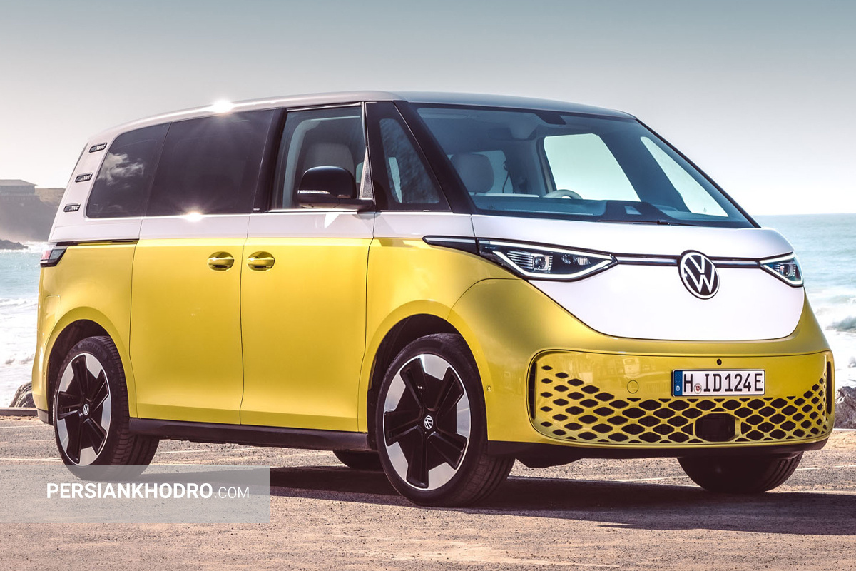 بهترین ماشین های برقی 2024 کدامند؟ + تصاویر به گزارش پرشین خودرو، بهترین ماشین های برقی در سراسر دنیا حالا به بازارهای اصلی خودرو راه یافتهاند، طوری که تقریباً یک پنجم از سهم کل فروش خودروهای نو در اروپا و ایالات متحده به خودروهای EV (Electric Vehicle یا همان ماشین برقی) اختصاص یافته است. به علاوه، با وضع قوانینی که ورود برخی خودروها به شهرهای بزرگ را محدود میکند و احتمال ممنوعیت فروش مدلهای بنزینی و دیزلی نو در سال ۲۰۳۵، بعید نیست محبوبیت برترین خودرو الکتریکی جهان همچنان افزایش یابد. پیشتر اصلیترین مانعی که برای خرید خودروهای برقی وجود داشت، اضطراب بابت کافی نبودن انرژی موتور برای رسیدن به مقصد بود. اما با معرفی بهترین ماشین های هیبریدی دنیا که قادرند با یک مرتبه فول شارژ بیش از 320 کیلومتر را طی کنند، این مسئله به اندازه گذشته نگران کننده نیست. لیست بهترین خودروهای برقی 2024 در گزارش امروز نگاهی به رتبه بندی بهترین خودروهای برقی 2024 خواهیم داشت که از نگاه کاربران، برترین EVهای موجود در بازار معرفی شدهاند. تسلا مدل 3 (Tesla Model 3) تسلا مدل ۳ از زمان عرضه در سال ۲۰۱۹، حضوری دائمی در لیست بهترین ماشین های برقی هرسال دارد. حالا به لطف آخرین بهروزرسانیهایش، این مدل نه تنها رقیبانش را شکست میدهد بلکه به کارآمدترین مورد در فهرست پرفروش ترین خودروهای برقی تبدیل شده است. تسلا مدل ۳ سواری لذتبخشی را ارائه میدهد و هندلینگ بهتری نسبت به رقبای خود یعنی کیا EV6 یا پولستار ۲ دارد. این خودرو با سرعت 261 کیلومتر بر ساعت و شتابی که در 6.1 ثانیه از صفر به صد میرسد (به ویژه در نسخه Performance)، به طور غیرمنتظرهای کاربردی است. غیاب کامل دکمهها و کلیدهای فیزیکی (حتی اهرم راهنما با دکمههای لمسی روی فرمان جایگزین شده) مورد پسند همه قرار نمیگیرد، اما حداقل صفحه نمایش مرکزی عظیم ۱۵.۴ اینچی کاربرپسند است. این نکته را هم در نظر بگیرید که مدل ۳ از نظر قیمتی نیز رقابتی است و خرید آن به مشتریان امکان دسترسی به شبکه فوقالعاده سریع و راحت سوپرشارژر تسلا را میدهد. به گفته یکی از بررسی کنندگان، تسلا یکی از بهترین خودروهای برقی جدید به حساب میآید. دن جونز اظهار داشت تسلا مدل ۳ در مسیر تست دنیای واقعی، به طور متوسط ۳.۷ مایل به ازای هر کیلووات ساعت برق مصرف کرده است. پولستار 2 2024 (Polestar 2) در نگاه اول، پولستار ۲ هاچبک برقی با ظاهر شیک و مجلل خود، شباهت زیادی به سدان لوکس ولوو S۶۰ دارد. اما این محصول به مجموعه بهترین ماشین های برقی ولوو تعلق دارد و برای دنیایی بدون مصرف سوختهای فسیلی ساخته شده است. پولستار ۲ حتی در پایینترین سطح تجهیز خود، تعادلی عالی بین برد مسافت و اسب بخار ارائه میدهد. مدل پایه دیفرانسیل عقب این خودرو با ۲۹۵ اسب بخار نیرو و برد مسافت ادعایی ۵۱۵ کیلومتر، گزینهای وسوسهکننده است. دو مدل دیگر از پولستار ۲ با سیستم انتقال قدرت تمام چرخ متحرک نیز در دسترس هستند: یکی با ۴۱۶ اسب بخار و دیگری مدل Performance Pack با ۴۴۹ اسب بخار که مورد علاقهی علاقهمندان به رانندگی پرهیجان است. هر دو مدل تمام چرخ محرک، برد مسافت ادعایی ۴۴۴ کیلومتری دارند. قیمت پولستار ۲ از قیمت پایه تسلا مدل ۳ بسیار بالاتر است، اما حداقل از نظر برد مسافت، بر «فرزند» ایلان ماسک برتری دارد. یکی دیگر از مزایای پولستار نسبت به تسلا، کابین سنتیتر آن است که شامل یک صفحه کیلومتر معمولی و نرمافزاری مبتنی بر سیستم عامل اندروید از گوگل میشود. اگرچه پولستار ۲ با عرضه هر مدل مدام از نظر ویژگیها، برد مسافت و اسب بخار پیشرفت میکند، اما برای رقابت با دیگر خودروهای برقی نوظهور مانند بامو i4 و هیوندای Ioniq 6، نیاز به قدرتنمایی بیشتری دارد. با این حال، پولستار ۲ همچنان انتخابی عالی برای خریداران در بخش خودروهای برقی است و به عنوان یکی از بهترینهای سال ۲۰۲۴ شناخته میشود. فولکسواگن ID Buzz علیرغم علاقهی فراوان به طراحی رتروی فولکسواگن ID. Buzz، این کمپانی آلمانی به راحتی میتوانست با صرف هزینهی کمتر روی مهندسی آن، همچنان همهی ظرفیت تولیدش را به فروش برساند. اما در عوض، فولکسواگن تمام توان خود را برای ساخت یکی از بهترین ماشین های برقی به کار گرفت. محصول نهایی ترکیبی از کاربری راحت یک MPV، آسایش و کیفیت بالای یک شاسیبلند لوکس و هزینههای نگهداری پایین یک خودروی برقی است. تجربهی رانندگی با ID. Buzz بسیار دلپذیر است؛ شتاب صفر تا صد آن از بسیاری از شاسیبلندهای خانوادگی بنزینی، مانند تیگوان ۱.۵ لیتری، سریعتر بوده و فضای داخلی آن هم جای بسیار بیشتری ارائه میدهد، به طوری که خریداران فضای بیشتری برای سرنشینان و بار نسبت به جگوار I-Pace یا تسلا مدل Y در اختیار خواهند داشت. سیتروئن e-C3 یکی از بزرگترین موانع خریداران بالقوه برای روی آوردن به بهترین ماشین های برقی، قیمت آنهاست. سیتروئن به جای اینکه خودروی برقی کوچک خود را پر از امکانات غیرضروری و پرهزینه کند، e-C3 را به یک خودروی کوچک و معقول تبدیل کرده که تنها امکانات مورد نیاز را در اختیار مشتری قرار میدهد و قیمتی دارد که بسیاری از افراد میتوانند واقعاً از پس آن بربیایند. در حالی که داچیا اسپرینگ ارزانتر است، اما از نظر کارایی، برد باتری یا امکانات، نمیتواند با سیتروئن e-C3 رقابت کند. e-C3 با بردی معادل ۳۲۰ کیلومتر با هر بار شارژ و فضای داخلی قابل توجه برای اندازهاش، به طور شگفتانگیزی توانایی کافی برای انجام وظایف یک خودروی خانوادگی را دارد. همچنین به عنوان یکی از محصولات خانواده سیتروئن، سواری بسیار راحتی ارائه میدهد. این خودرو با قیمتی بسیار مناسب، یک پکیج عالی است و دقیقاً به همین دلیل، در لیست برترین خودرو الکتریکی جهان 2024 جا دارد. هیوندای کُنا الکتریک هیوندای کُنا (نسل دوم) یکی از بهترین ماشین های برقی در بخش کراساورهای کوچک به شمار میرود و حتی پیشتر عنوان «بهترین خودروی سال» از اتو اکسپرس را نیز کسب کرده است. با این حال، در میان مدلهای مختلف، نسخه برقی آن یعنی کنا الکتریکی از نظر رانندگی، کابین و سواری، پختهترین و کاملترین گزینه است. مدل پایه کنا الکتریکی با نام «استاندارد رنج» قیمتی زیر ۳۵ هزار پوند دارد و با باتری ۴۸ کیلوواتساعتیاش قادر است تا مسافت ۳۷۶ کیلومتر را طی کند. نسل اول کنا در میان مشتریان محبوبیت بالایی کسب کرده بود، اما از نظر ابعاد کمی کوچک به نظر میرسید. حال نسل جدید کنا بر روی پلتفرم مشترکی با کیا نیرو ساخته میشود و در نتیجه فضای داخلی بیشتری ارائه میدهد. علاوه بر این، شاهد ارتقای گستردهای در بخشهای مختلف از جمله طراحی ظاهری جسورانهتر، تکنولوژی بهروزتر داخل کابین و استفاده از متریال باکیفیتتر هستیم. با ورود به کابین، در برترین خودرو الکتریکی جهان خانواده هیوندای، یک داشبورد تحت سلطه دو نمایشگر ۱۲.۳ اینچی با نرمافزاری کاملاً جدید قرار گرفته است. با این حال، هیوندای هنوز هم از دکمههای فیزیکی برای کنترل سیستمهایی مانند تهویه مطبوع و رادیو استفاده میکند و به طور کامل به سمت کنترلهای لمسی نرفته است. مرسدس بنز EQS وقتی تسلا با معرفی مدل S سدان درِ تکنولوژی دیجیتال درون خودرو را به روی همه باز کرد، قدیمیترین خودروساز جهان هم وارد بازی ساخت بهترین ماشین های برقی شد تا ثابت کند میتواند هر چیزی را که در سیلیکون ولی ساخته میشود، بهتر و شیکتر بسازد. با ورود مرسدس-بنز EQS در سال ۲۰۲۱، شاهد معرفی «هایپراسکرین» بودیم: گسترهای وسیع از املاک دیجیتال صفحه لمسی که به نظر میرسد کل داشبورد را اشغال کرده است. در واقعیت، اینطور نیست، اما یک کنسول دیجیتال ابزارآلات با نمایشگر هدآپ (بالا-سر) بزرگ، یک صفحه لمسی سیستم سرگرمی بزرگ ۱۷.۷ اینچی و یک صفحه لمسی ۱۲.۳ اینچی جلوی سرنشین را در کنار هم قرار میدهد. تاثیر ترکیبی این صفحات کمی گیجکننده است، البته به شرطی که طرفدار تکنولوژی نمایشگرهای متعدد در خودرو باشید. با این حال، پیشرفتهای کابین مرسدسبنز فقط به صفحه نمایشهای عظیمش ختم نمیشود. جدیدترین نرمافزار سرگرمی MBUX نسل سوم پیمایش خیلی راحتتری نسبت به نسلهای قبلی دارد و سهولت استفادهای را نشان میدهد که سایر برندها به آن نمیرسند. همین عامل کافیست تا مرسدس بنز EQS را یکی از بهترین ماشین های برقی لوکس بازار دنیا بدانیم. پورشه تایکان الکتریکی برای خریدارانی که به دنبال تمامی مزایای بهترین ماشین های برقی هستند اما میخواهند رانندگی هیجان انگیزی را تجربه کنند، پورشه تایکان یک گزینه ایدهآل خواهد بود. حتی مدلهای پایه این خودرو نیز با قدرتی معادل ۳۲۲ اسب بخار عرضه میشوند، در حالی که نسخههای توربو رده بالا تا ۷۵۱ اسب بخار قدرت دارند. این خودرو برای رسیدن از صفر تا صد کیلومتر در ساعت، تنها به ۲.۸ ثانیه زمان نیاز دارد. مرکز ثقل بسیار پایین و هندلینگ فوقالعاده، چابکی بسیار زیادی به پورشه تایکان میبخشد. این خودرو در مقایسه با مرسدس EQS، حس بهتری از ارتباط با چرخهای جلو به راننده میدهد و تنها آئودی ای-ترون GT که سیستمی تقریباً مشابه دارد، میتواند از نظر چسبندگی با آن رقابت کند. خریداران برترین خودرو الکتریکی جهان حتی نگران مسافت قابل پیمایش هم نیستند؛ همه نسخههای تایکان در شرایط واقعی رانندگی قادرند تا حدود ۳۲۰ کیلومتر را با یک مرتبه فول شارژ شارژ طی کنند. فضای داخلی تایکان نیز فوقالعاده باکیفیت و شیک است و برخلاف تصور، کاربردی هم به نظر میرسد، به خصوص در نسخه کراس توریسمو که شبیه به استیشن واگن است. BMW i4 بی ام و i4 یکی از سریعترین خودروها در لیست بهترین ماشین های برقی 2024 محسوب میشود. برخی از نسخههای آن میتوانند تنها در ۳.۸ ثانیه، از حالت سکون به سرعت ۱۰۰ کیلومتر بر ساعت برسند. i4 در انتقال قدرت به چرخها نسبت به نسخههای تک موتوره رقیب یعنی Polestar 2 عملکرد بهتری دارد؛ به خصوص در شرایط لغزنده. علاوه بر این، بی ام و i4 در مسافتهای طولانی راحت بوده و در سرعتهای بالا بسیار کمصدا است. نظرات مثبت رانندگان در نیمه اول سال جاری، BMW i4 را در لیست بهترین خودروهای 2024 نیز جا داده است. با در نظر گرفتن برد حرکتی مناسب تا ۵۹۰ کیلومتر با هر بار شارژ، سیستم اطلاعات سرگرمی عالی و کاربرپسند و همچنین فضای داخلی لوکس آن، i4 میتواند به جایگزینی وسوسهکننده برای تسلا مدل ۳ تبدیل شود. با این حال مسئله دسترسی به شبکههای سوپرشارژر در سراسر کشور و هزینههای خرید، باعث میشود برخی خریداران برای اینکه تصمیم بگیرند کدام مدل برترین خودرو الکتریکی جهان است، اندی تردید کنند. فولکس واگن ID 3 فولکس واگن ID.3 یکهتاز تمام میدانهاست. این خودرو در رانندگی، امکانات رفاهی و راحتی سرنشینان خوب عمل میکند، اما در هیچ زمینهای نسبت به بهترین رقبایش برتری چشمگیری ندارد. با این حال، باعث نمیشود که در لیست بهترین ماشین های برقی 2024 جا نداشته باشد. دو نسخه از ID.3 وجود دارد: Pro و Pro S. نسخه Pro مدل پایه است که از یک باتری ۵۸ کیلووات ساعتی بهره میبرد و با هر بار شارژ میتواند به طور رسمی مسافتی در حدود ۴۲۶ کیلومتر را طی کند. مدل Pro S باتری بزرگتر ۷۷ کیلووات ساعتی دارد که برد رسمی آن به ۵۶۲ کیلومتر میرسد. فولکس واگن ID.3 خودروی ارزان قیمتی نیست، اما مملو از تجهیزات استاندارد و امکانات ایمنی است. با تمام این اوصاف، به خریداران توصیه میشود اگر به دنبال برترین خودرو الکتریکی جهان هستند، قبل از ID 3 ابتدا نگاهی به MG4 یا تسلا مدل ۳ بیندازند. کوپرا بورن (Cupra Born) کوپرا Born را میتوان جایگزینی کمی مهیجتر و شیکتر برای فولکسواگن ID.3 در نظر گرفت. هر دو مدل از لحاظ فنی شباهتهای زیادی دارند، اما به جز چند مورد استثنا، به سختی میتوان تفاوت این دو مورد از بهترین ماشین های برقی دنیا را تشخیص داد. از نظر فنی، Born و ID.3 بسیار شبیه هستند و با باتریهای ۵۸ کیلووات ساعت و ۷۷ کیلووات ساعت عرضه میشوند که به ترتیب برد رسمی 424.8 و 548.7 کیلومتر را ارائه میدهند. اگرچه در تستهای دنیای واقعی، برد کوپرا بورن در زمستان 294.51 کیلومتر و در تابستان 352.446 کیلومتر، و برد فولکس واگن ID 3 به ترتیب 378.196 و 458.663 کیلومتر ثبت شد. به نظر میآید انتخاب کوپرا بورن برای رانندگانی که قصد دارند سراغ EVها بروند، منطقیتر باشد چون بردش برای بسیاری از افراد کافی بوده و تریم V1 آن، تقریباً تمامی امکانات موردنیاز بهترین خودروهای برقی برای رانندگی در شهر را دارد. فورد اکسپلورر (Ford Explorer) فورد اکسپلورر جدید نسبت به نسلهای قبلی کاملاً متحول شده و حالا در میان بهترین ماشین های برقی دنیا جادارد. مدلهای بزرگ و پرمصرف اکسپلورر جای خود را به یک SUV خانوادگی کاملاً برقی دادهاند. این اکسپلورر از پلتفرمی مشترک با فولکسواگن ID.4 بهره میبرد و از برخی از خودروهای قدیمیتر با همین نام، کمی کوچکتر است. با این حال همچنان فضای کافی برای تمام اعضای خانواده ارائه میدهد. درون کابین این خودرو نیز امکانات رفاهی مناسبی برای سرنشینان تعبیه شده که از جمله آنها میتوان به سیستم سرگرمی با صفحهنمایش لمسی ۱۴.۶ اینچی، صندلیهای جلو با گرمکن و ماساژور و شارژ بیسیم در مدل پایه اشاره کرد. فورد بهصورت استاندارد تجهیزات ایمنی زیادی را نیز برای این خودرو در نظر گرفته است. آئودی E-Tron GT گرند توررها (اتومبیلهای لوکس Gran Turismo) باید براق، سریع و قادر به پیمودن مسافتهای طولانی باشند. تنها به همین دلیل است که آئودی E-tron GT با عملکرد و خروجی قدرت فوق العادهاش، ثابت میکند که لیاقت عنوان برترین خودرو الکتریکی جهان را دارد. این خودرو میتواند رسماً در ۴.۱ ثانیه از صفر به ۱۰۰ کیلومتر بر ساعت برسد، اما در دستان تستکنندگان حتی سریعتر هم عمل کرده است. آئودی ای ترون GT با یکبار شارژ میتواند تا مسافت ۴۹۴ کیلومتر را طی کند و سرعت شارژ آن تا ۲۷۰ کیلووات قابل قبول خواهد بود. از نظر توان شارژر، تنها پورشه تایکان و مازراتی گرن توریزمو فولگوره هستند که بتوانند با آن رقابت کنند. آئودی E-tron GT کمی نرمتر و چابکتر از تایکان است، اما همچنان عملکردی فوقالعاده در رانندگی دارد و بسیار سرگرمکنندهتر از تسلا مدل S است. فضای داخلی آن نیز زیباتر پیاده شده و بر خلاف تسلا و تایکان، دکمههای فیزیکی برای ویژگیهای پرکاربرد وجود دارند. در مورد فناوری آن شکی نیست، استفاده از آن آسان است و صفحه نمایشها واضح و پاسخگو هستند. با این حال، کاملاً بی نقص نیست. با قیمتی اولیه بیش از ۸۰,۰۰۰ پوند، حتی با وجود ارزش فروش مجدد بسیار خوب، نسبتاً گران است. همچنین کمی صدای زوزه از موتور به گوش میرسد - اما اگر از این یک قلم چشم پوشی کنیم، واقعاً یکی از بهترین ماشین های الکتریکی دنیاست. کیا EV9 کمتر خودرویی در میان بهترین ماشین های برقی دنیا پیدا میشود که به اندازه KIA EV9، جادار و مناسب خانوادههای پرجمعیت باشد. این ماشین با داشتن هفت صندلی و فضایی به حجم ۳۳۳ لیتر برای صندوق عقب، حتی زمانی که تمام صندلیها اشغال باشند، باز هم برای بزرگترین خانوادهها فضای کافی را ارائه میدهد. البته بدنهی حجیم کیا EV9 به این معناست که برای حرکت به نیروی محرکهی قابل قبولی نیاز دارد. این نیرو توسط یک باتری ۹۹.۸ کیلووات ساعت تأمین میشود و بسته به مدل انتخابی، میتواند با هر بار شارژ تا حدود ۵۶۲ کیلومتر را طی کند. EV9 بدون شک بزرگ و سنگین است، اما کند نیست. مدل ردهبالای GT Line با قوای محرکهی دو-موتوره ۳۷۸ اسب بخاری قادر است این هیولا را تنها در ۵.۳ ثانیه از حالت سکون به سرعت ۱۰۰ کیلومتر بر ساعت برساند. ام جی 4 در چند سال اخیر، برند MG بهعنوان سازنده خودروهای برقی مقرونبهصرفه که ارزش خرید فوقالعادهای ارائه میدهند، دورنمایی روشن برای آینده خودروهای برقی ترسیم کرده است. این فلسفه کاملاً در MG4 خلاصه شده؛ قیمت هاچبک الکتریکی MG از مبلغی زیر ۲۷,۰۰۰ پوند شروع میشود. با این حال تنها نشانههای آشکار صرفهجویی در هزینه، استفاده از متریالی باکیفیت پایینتر در کابین است. لیست تجهیزات استاندارد طولانی است. مدلهای مختلف EV ام جی مانند بهترین ماشین های هیبریدی دنیا، دارای صفحهنمایش لمسی ۱۰.۲۵ اینچی، اتصال به تلفن هوشمند، چراغهای جلو LED و کروز کنترل تطبیقی هستند. همچنین فضای زیادی برای سرنشینان و بار در نظر گرفته شده. MG4 در پیچهای جادههای کوهستانی لذتبخش است و فرمان سبک و دید روبهجلوی عالی آن، مانور دادن در شهر را بسیار آسان میکند. فولکس واگن ID 7 فولکس واگن ثابت کرده که در زمینه بهترین ماشین های برقی حسابی گردوخاک کند (تا همینجا، سه تا از خودروهای لیست برترین خودرو الکتریکی جهان را به خودش اختصاص داد!). اما به جرأت میتوانیم بگوییم ID.7 جدیدترین و بهترین تلاش این برند آلمانی در زمینه تولید خودروهای بدون آلایندگی به شمار میرود. این سدان لوکس بردِ باتری عالی، کاربرد فراوان و کیفیت بالا را ارائه میدهد و قادر است با رقبای سرسختی مانند تسلا مدل ۳ رقابت کند. برای مشتریانی که به دنبال یک خودروی خانوادگی جدید هستند، حتی نسخه استیشن آن (که با نام ID.7 تورر شناخته میشود) هم ارائه شده است. صرف نظر از نسخهای که رانندگان انتخاب کنند، ID.7 فولکسواگن خودروی بزرگی است. طول آن حتی از ون برقی ID. Buzz نیز بیشتر است، به این معنی که فضای زیادی برای سرنشینان و بار فراهم میکند. باتری ۷۷ کیلووات ساعتی آن نیز ظرفیت مناسبی دارد. این خودرو بسته به مدل انتخابی، با هر بار شارژ حداکثر مسافت ۶۱۵ کیلومتری را طی میکند. یکی از انتقادهای رایج به محصولات جدید فولکسواگن، سیستم سرگرمی اطلاعاتی و کمبود دکمههای فیزیکی است. سیستم ID.7 هنوز کاملاً ایدهآل نیست، اما نسبت به گذشته بهبود قابل توجهی پیدا کرده و استفاده از آن به لطف نورپردازی پسزمینه، در شب نیز راحت است. بی وای دی سیل (BYD Seal) شاید نام BYD در ایران به اندازه برندهای دیگر محبوب نباشد، اما بد نیست بدانید این شرکت یکی از سریعترین برندهای در حال رشد در زمینه تولید بهترین ماشین های برقی در دنیاست. سیل (Seal)، رقیب چهار درب شیک تسلا مدل ۳ و فولکسواگن ID7، بیشک محصول برجسته این شرکت محسوب میشود. دو نسخه از سیل در دسترس هستند که بسته به انتخاب خریداران، سریع یا سوپرسریع خواهد بود. برد حرکتی رسمی آن تا ۵۷۰ کیلومتر اعلام شده و اتو اکسپرس در تست برد زمستانی، توانست تا ۴۱۰ کیلومتر را طی کند. سیستم تعلیق این خودرو برای جادههای بریتانیا به خوبی تنظیم شده و به اندازهی کافی سفت هست که احساس اطمینان داشته باشید. از سوی دیگر، به اندازهای نرم هست که بتواند از پس رانندگی روی آسفالت ترکخورده بر بیاید. فضای داخلی برای سرنشینان جلو خوب است، اما در عقب نسبت به فولکس واگن ID 7 جای کمتری دارد و در مقایسه با مدل 3 تسلا، فضای راحتتری ارائه میدهد. فضای داخلی تحت سلطه یک صفحهنمایش لمسی بزرگ به سبک تسلا قرار دارد که میتواند از حالت عمودی به افقی بچرخد، اما برخلاف تسلا، بهترین عملکرد را در پاسخگویی ندارد. با این حال، طراحی داخلی خودرو ظاهری کاملاً آیندهنگرانه دارد و قابل انتقاد نیست. جمع بندی سال ۲۰۲۴، سالی پرشور و هیجانانگیز برای دوستداران بهترین ماشین های برقی خواهد بود. در سراسر جهان شاهد ورود مدلهای جدید و نوآورانهای به بازار هستیم که هر کدام مزایا و ویژگیهای منحصر به فرد خود را ارائه میدهند. البته همانطور که انتظار میرود، حداقل 80 درصد از خودروهایی که در لیست برترین خودرو الکتریکی جهان 2024 معرفی کردیم، در ایران حضور پیدا نخواهند کرد. با این وجود میتوانیم منتظر باشیم و ببینیم آیا کشورمان حرکتی برای واردات و معرفی خودروهای الکتریکی مونتاژی (از جمله کی ام سی J7 که در این مقاله معرفی شد) خواهد زد یا خیر. بهترین ماشین های هیبریدی دنیا از نظر شما کدامند؟ فکر میکنید در آینده نزدیک، EVها بتوانند جایگزین خودروهای بنزینی و دیزلی شوند؟ مشتاق دریافت نظرات شما هستیم.