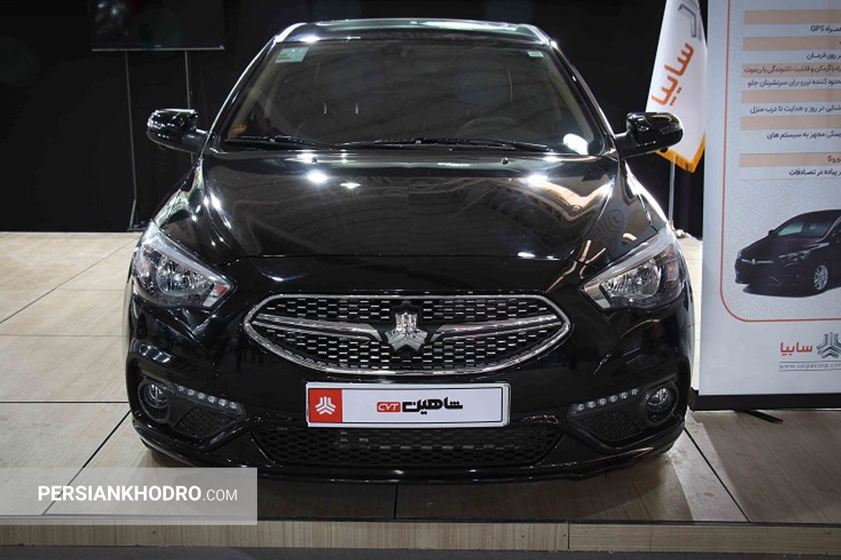 خودروی شاهین از ابتدای معرفی کانسپت آن تا زمان تایید و ورود به خط تولید انبوه، با تأخیرهای پی در پی روبرو بود. از تحریم و عدم دسترسی به موتور درنظر گرفته شده برای آن گرفته تا حواشی متعددی که در مقالات تخصصی بررسی و معرفی تیپهای پیشین شاهین به آنها پرداخته شد. شاهین ابتدا در نسخه دندهای به بازار عرضه شد و اکنون پس از ماهها گمانه زنیهای مختلف، سایپا اعلام کرده که در سال ۱۴۰۲ نسخه اتوماتیک شاهین را در دو تیپ متفاوت به بازار عرضه خواهد کرد. نسخه دندهای شاهین تحت عنوان شاهین تیپ G به فروش رسید و اکنون نسخه اتوماتیک آن با عنوان شاهین اتوماتیک CVT به بازار خواهد آمد. لازم به ذکر است که نسخه اتوماتیک دیگر شاهین که قویتر از شاهین CVT خواهد بود به احتمال زیاد در نیمه دوم سال ۱۴۰۲ به بازار عرضه خواهد شد. طراحی ظاهری شاهین اتوماتیک