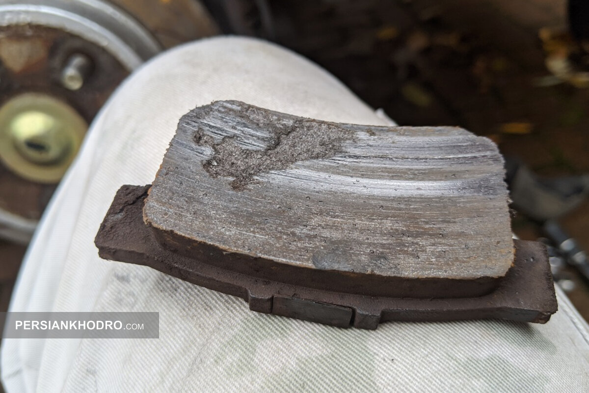 138239 - زمان تعویض لنت ماشین، نشانه های خرابی لنت ترمز، علائم خراب شدن لنت خودرو، آشنایی با انواع مشکلات لنت ترمز، علائم خراب شدن لنت ترمز جلو خودرو ، نشانه های خرابی لنت ترمز عقب ماشین، علت داغ شدن لنت ترمز اتومبیل، علت دود بلند شدن از لنت ترمز، نشانه های لنت مستهلک در خودرو، مشکل صدای لنت در هنگام ترمز خودرو، علائم تمام شدن لنت خودرو، مشکلات لنت خودروها ،عیب یابی لنت ترمز ماشین