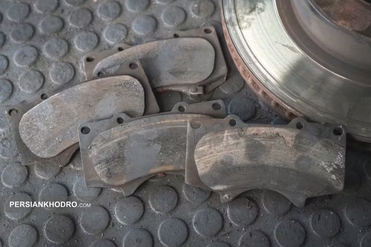 138239 - زمان تعویض لنت ماشین، نشانه های خرابی لنت ترمز، علائم خراب شدن لنت خودرو، آشنایی با انواع مشکلات لنت ترمز، علائم خراب شدن لنت ترمز جلو خودرو ، نشانه های خرابی لنت ترمز عقب ماشین، علت داغ شدن لنت ترمز اتومبیل، علت دود بلند شدن از لنت ترمز، نشانه های لنت مستهلک در خودرو، مشکل صدای لنت در هنگام ترمز خودرو، علائم تمام شدن لنت خودرو، مشکلات لنت خودروها ،عیب یابی لنت ترمز ماشین