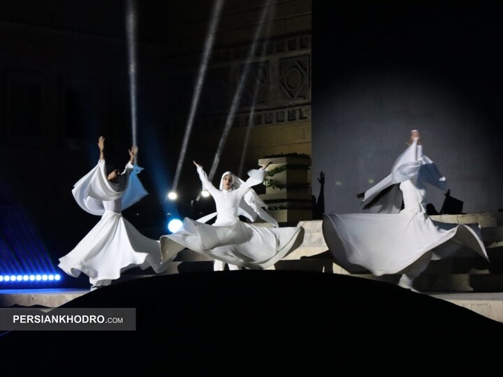 اعضای گروه رقص سنتی در مراسم آرتابان موتورز