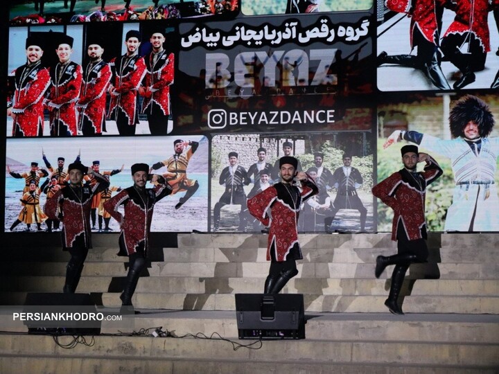 اعضای گروه رقص سنتی در مراسم آرتابان موتورز