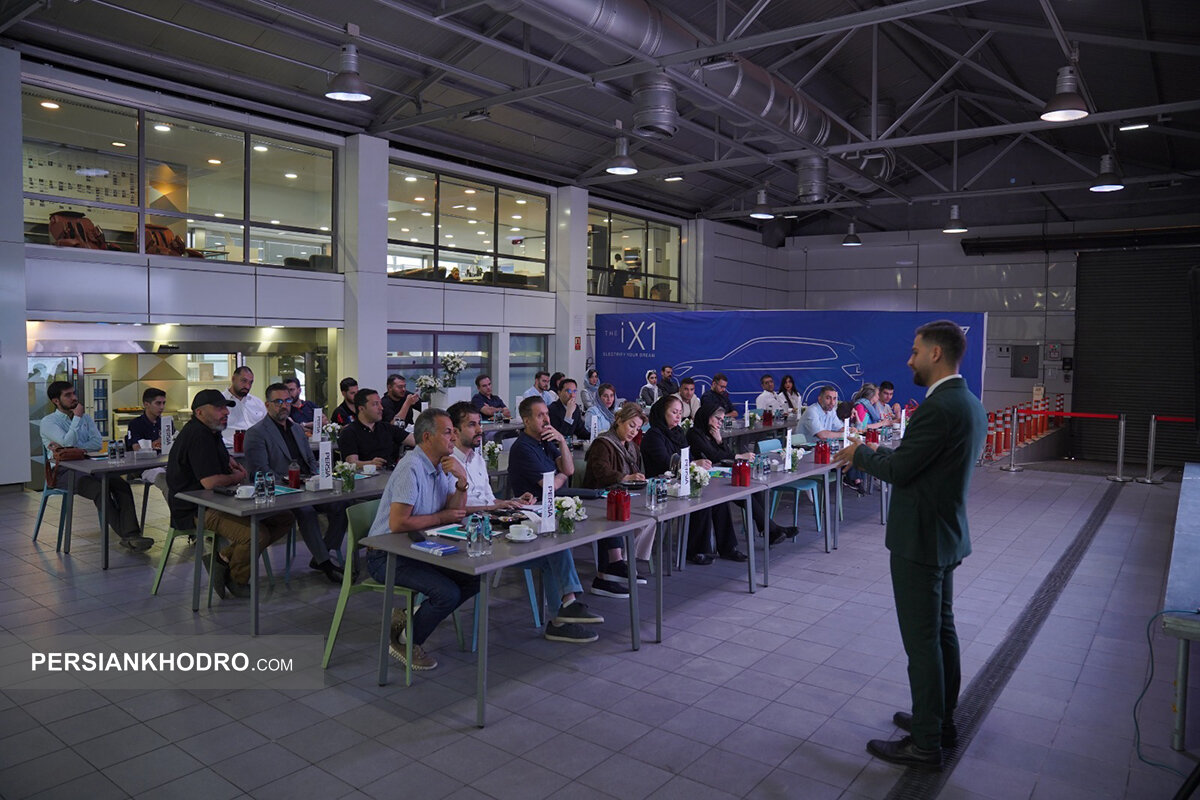 کلاس آموزشی ویژه برای خریداران خودروی تمامبرقی BMW iX۱ - مهر1404