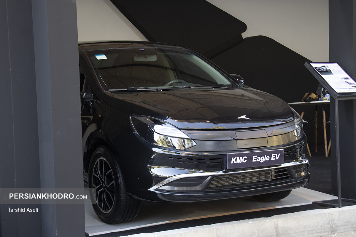 ایگل برقی مناسبِ چه کسی است؟ اگر شما رانندهای شهری هستید که روزانه مسیرهای کوتاه تا متوسط دارید، امکان شارژ خانگی دارید و میخواهید هزینهٔ نگهداری و مصرف سوخت را کاهش دهید، ایگل برقی گزینهٔ معقولی است. اما اگر سفرهای بینشهری مکرر دارید یا به شبکهٔ شارژ شهری و بینشهری دسترسی ضعیف دارید، محدودیت برد و زمان شارژ میتواند مشکلساز شود.