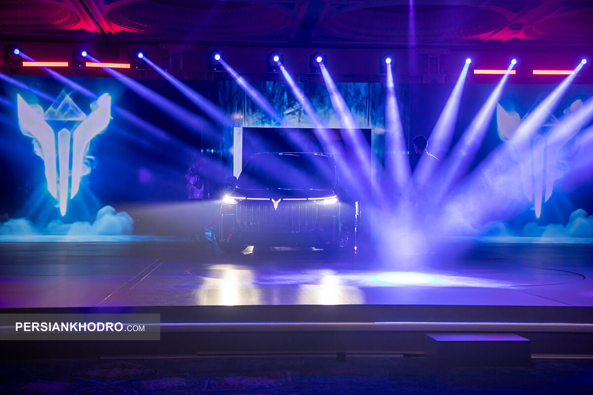 شب وویا در تهران؛ اعلام آغاز تولید خودروهای لوکس و برقی در ایران (+عکس)