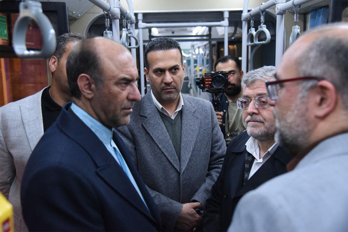 علیرضا قامتی در بازدید از غرفه گروه بهمن در نمایشگاه حمل و نقل مشهد- آذر1404