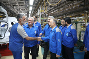 مدیرعامل ایران خودرو در خط تولید: بنا نداریم مثل برخی شرکت‌ها پرسنل را بیکار کنیم
