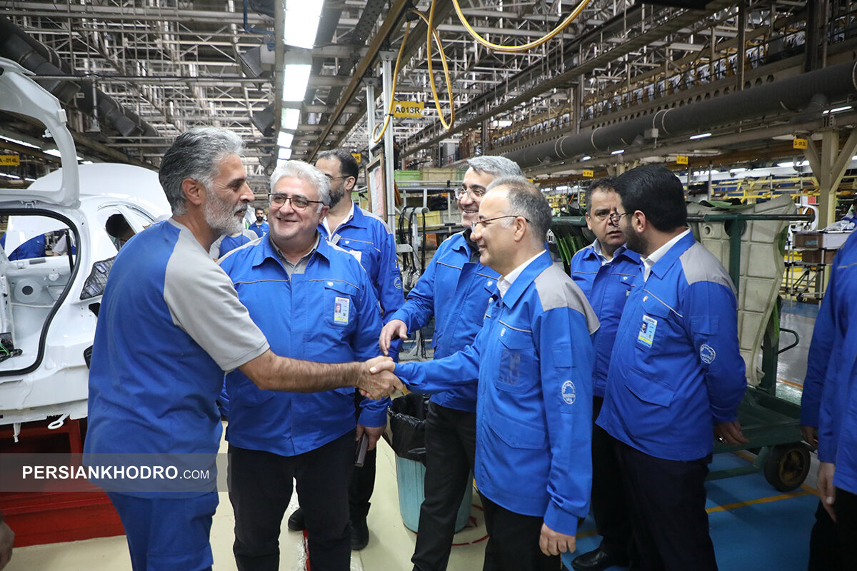 مدیرعامل ایران خودرو در خط تولید: بنا نداریم مثل برخی شرکت‌ها پرسنل را بیکار کنیم