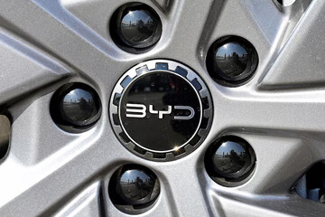 BYD برای فتح بازار اروپا ۳ کارخانه خودرو و یک کارخانه باتری می‌سازد