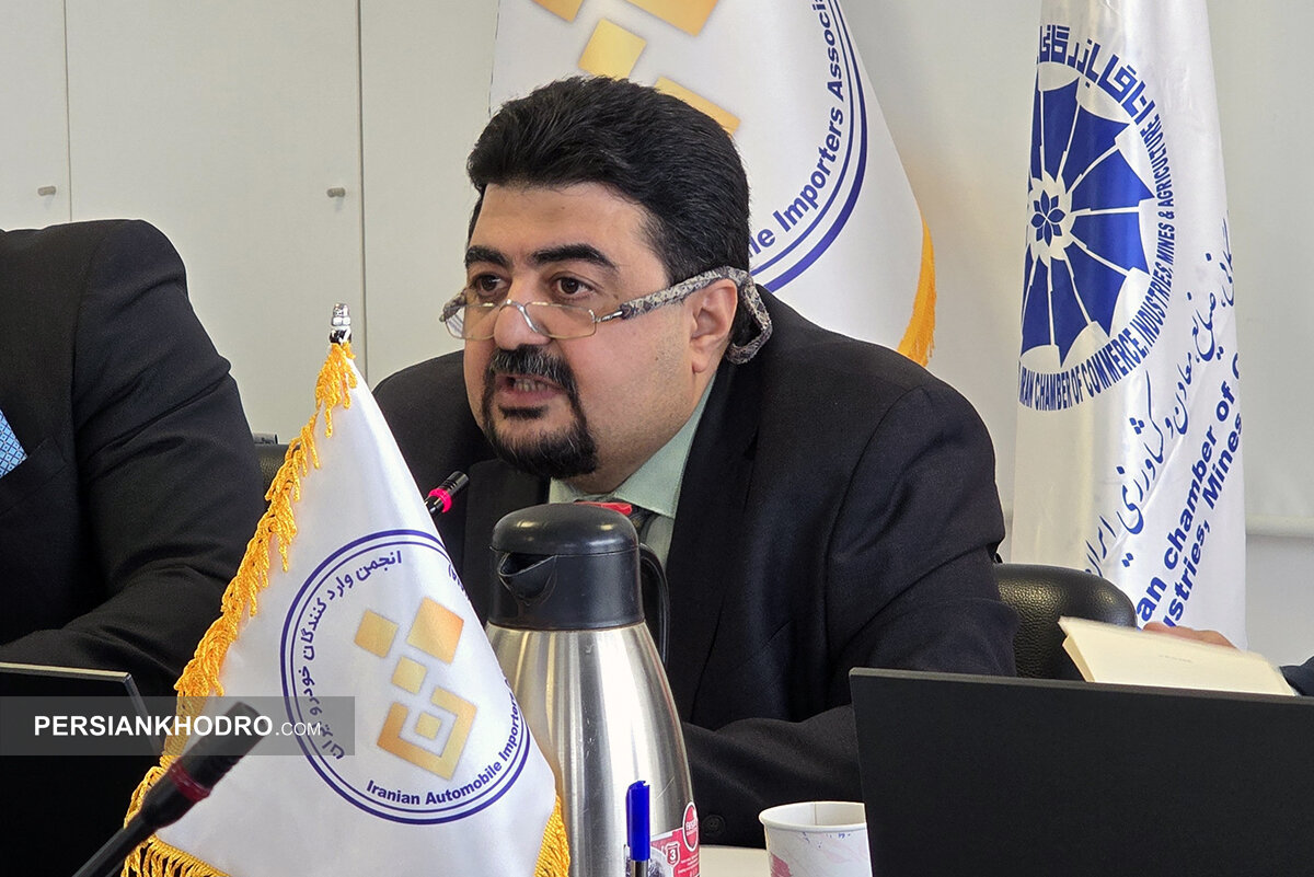 اعتراض واردکنندگان به ممنوعیت واردات خودرو؛ انتقاد ملکان از وزارت صمت و بانک مرکزی