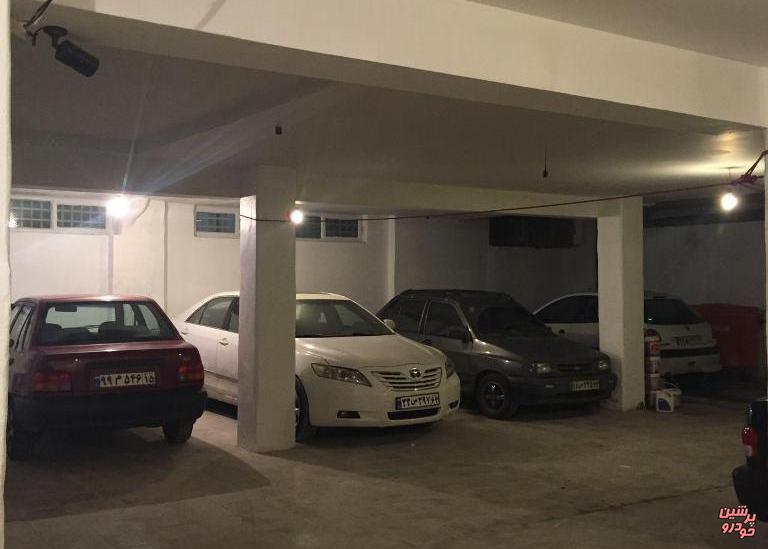 خودروی پارک شده