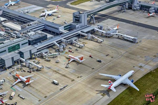 فرودگاهی در لندن اطلاعات پرواز را بر روی یک تخته سفید می‌نویسد + تصویر