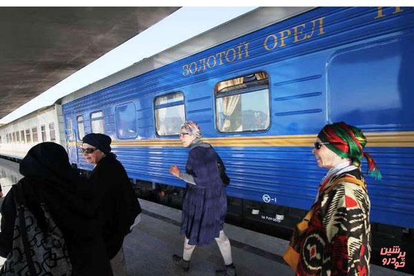قطار توریستی عقاب طلایی به ایستگاه مشهد رسید