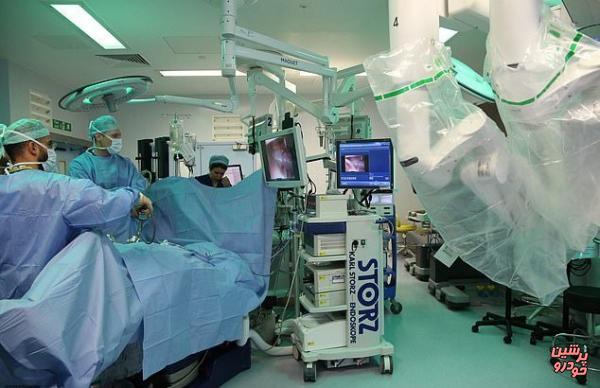 جراحی یک بیمار سرطانی توسط ۴ ربات