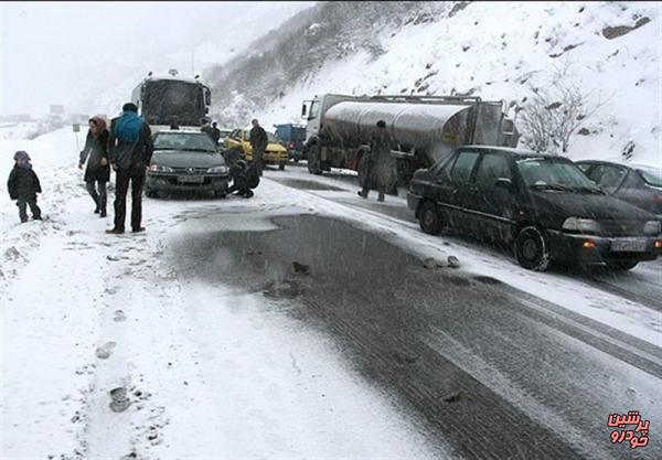 مسافران گرفتار در برف جاده چالوس نجات یافتند