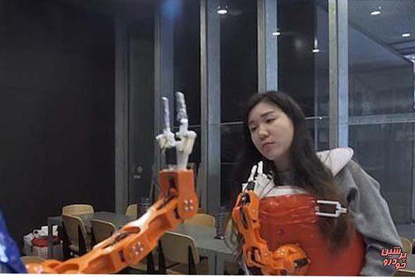 رباتی که به کاربر خود غذا می دهد