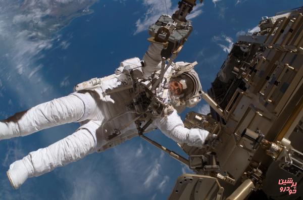 چرا فضانوردان در زمان سفر قد بلندتر می‌شوند؟