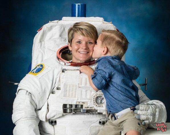 تصاویر زن فضانورد ناسا با فرزندنش