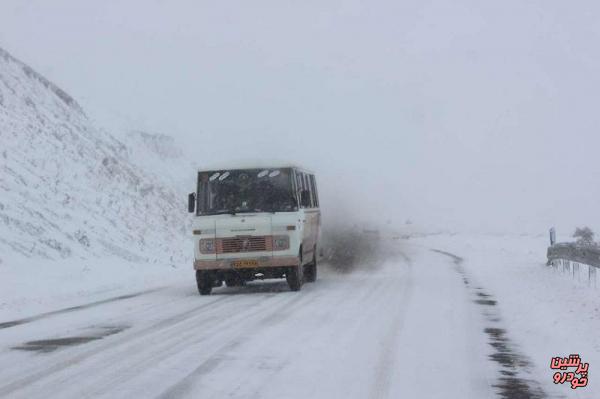 بارش برف و کاهش دید در جاده‌های کشور