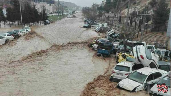 200 خودرو در دروازه قرآن شیراز اسیر سیلاب شد