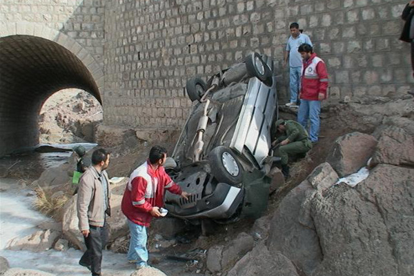 سقوط پژو از روی پل یک نفر را کشت