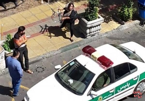 حمله زن جوان به خودروی پلیس + عکس