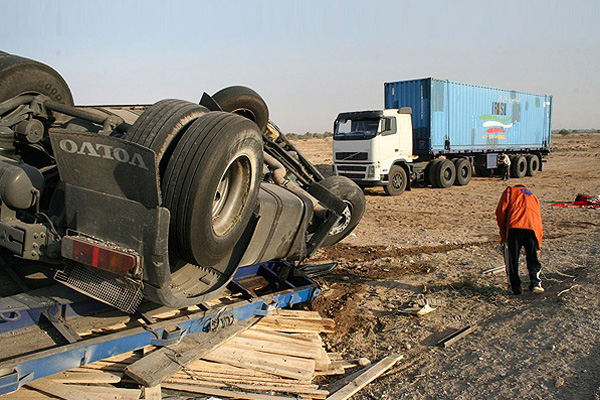 واژگونی کامیون کمک راننده را کشت