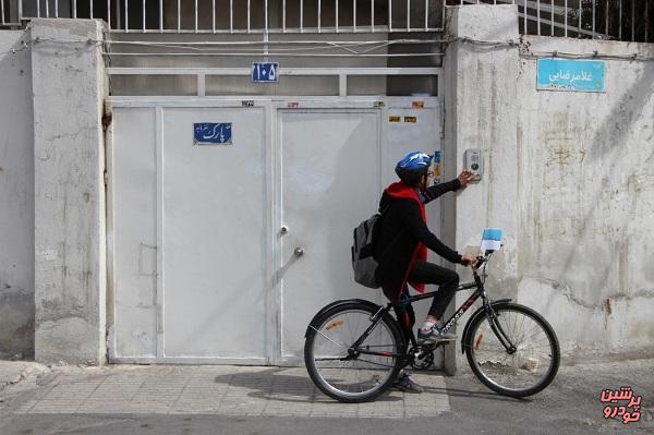شهرداری به دانش آموزان دوچرخه می‌دهد