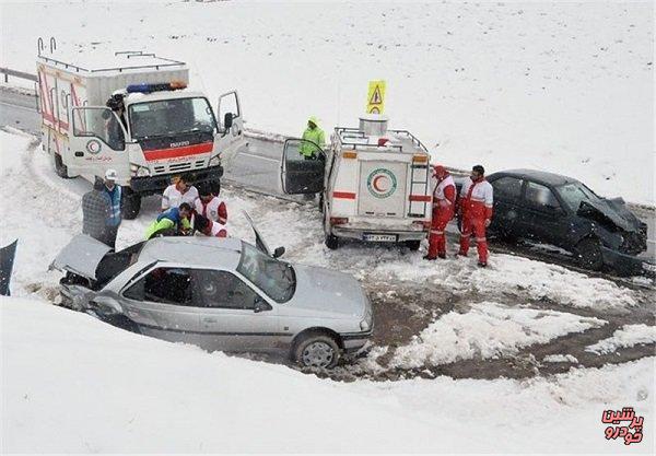 امدادرسانی به ۷۱ خودرو در کولاک برف