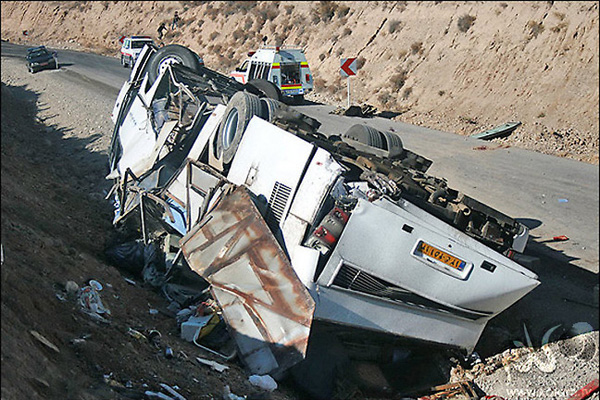 سه کشته در برخورد اتوبوس با کامیون
